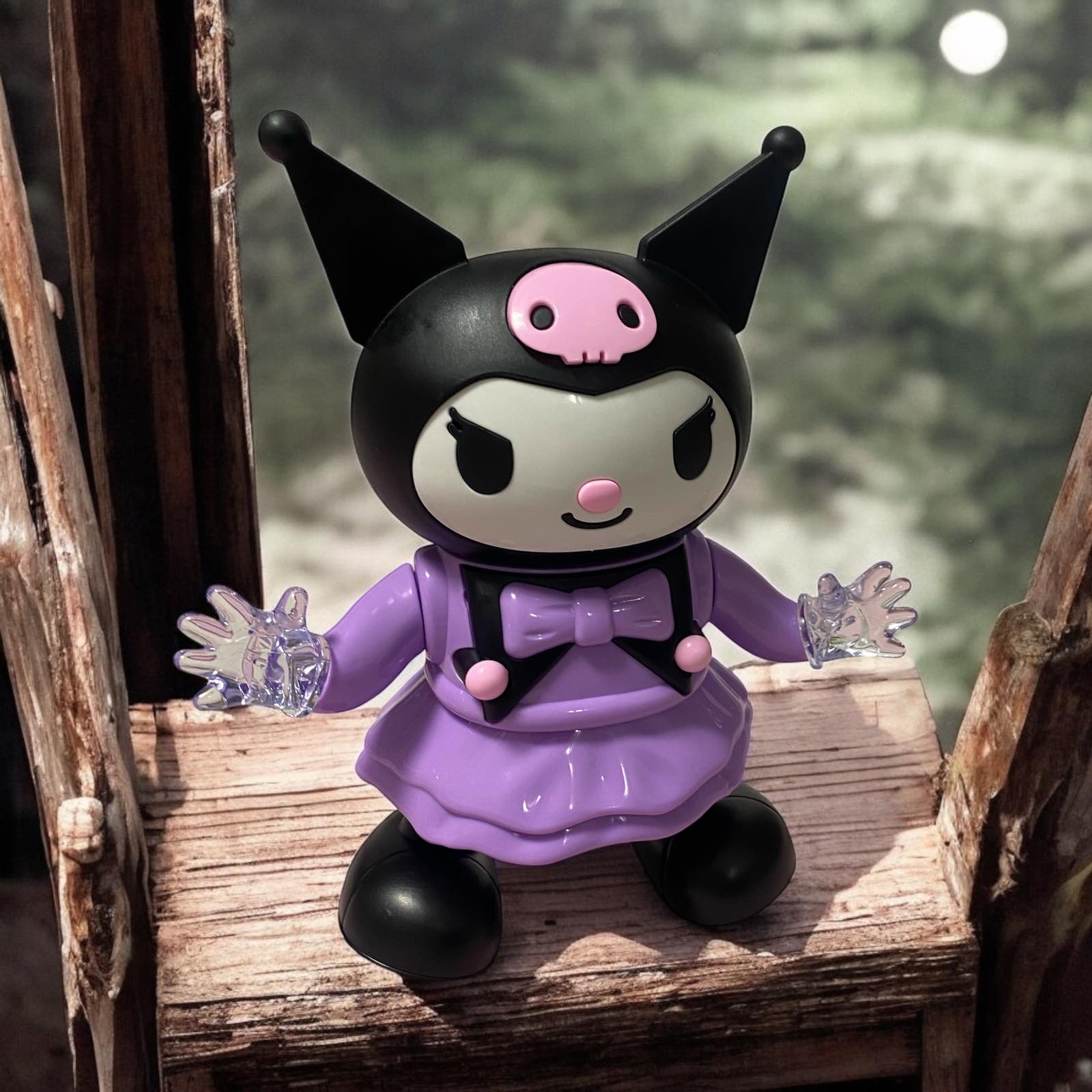Танцуваща играчка Hello Kitty Kuromi – Забавление с любимия герой от Sanrio Танцуващата играчка Hello Kitty Kuromi е вдъхновена от един от най-обичаните герои на Sanrio – Kuromi. Това очарователно бяло зайче с черна шапка и розов череп се превръща в истински хит сред феновете на "Hello Kitty". Със своите музикални и танцуващи функции, играчката Kuromi е подходяща за деца и всички, които искат да добавят малко Sanrio магия в ежедневието си. Защо да изберете танцуващата играчка Hello Kitty Kuromi? Интерактивни функции: Играчката Kuromi танцува, пее и осветява стаята с веселата си светлина. Подходяща е за забавления, като ще плени всяко дете с енергичните си движения и ярък дизайн. Уникален и стилен дизайн: Kuromi носи своята характерна черна шапка с розов череп, чийто израз се променя според настроението на героя. Това добавя уникалност и чар, които малчуганите обожават. Подвижни части и въртене на 360⁰: Kuromi има подвижни части, които позволяват завъртане на 360 градуса, за да направи играта още по-забавна и интерактивна. Забавление за фенове на Sanrio и Hello Kitty: Със своя уникален стил и танцуващи движения, Kuromi ще се превърне в любим елемент в стаята на всяко дете и ще донесе атмосферата на любимия анимационен свят. Какво включва играчката Hello Kitty Kuromi? Функции: Светлина, музика, танци и въртене на 360°. Красива опаковка: Играта започва още при разопаковането на цветната и атрактивна кутия, която подчертава чаровния дизайн на Kuromi. Размер: Подходяща за малките ръчички и лесна за игра у дома. Идеалният подарък за всяко дете E Интерактивна музикална и танцуваща играчка Кити Куроми Танцуващата играчка Hello Kitty Kuromi е отличен избор за рожден ден или специален повод. Тя ще радва децата със своите музикални и танцуващи умения, като същевременно добавя чар и уют в детската стая. Поръчайте сега и се насладете на забавни моменти с Hello Kitty Kuromi! За да поръчате или получите повече информация за танцуващата играчка Hello Kitty Kuromi, свържете се с наш консултант на телефон 0896944003. 📌 Разгледайте още забавни играчки тук 👉 Играчки и забавления Последвайте ни за още нови продукти и оферти 👉 Facebook страницата ни.