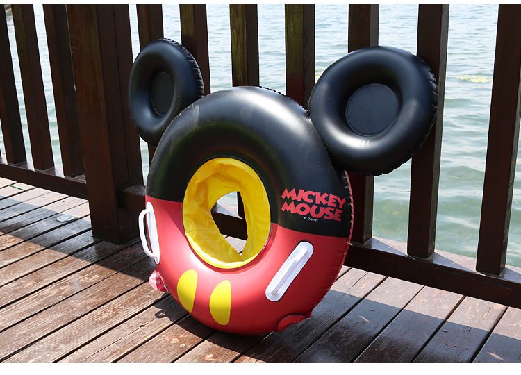 Бебешки Надуваем Пояс Мики Маус 0-4 Години Любимият Mickey Mouse пояс за първите водни приключения Подарете на вашето мъниче незабравими летни емоции с Бебешки Надуваем Пояс Мики Маус 0-4 Години. Този красив бебешки пояс е създаден специално за малки деца, които тепърва откриват удоволствието от игрите във вода. Атрактивният дизайн с любимия Мики Маус (Mickey Mouse), големите ушички и ярките цветове привличат вниманието още от пръв поглед и превръщат пояса в истински фаворит за лято 2026. Този бебешки надуваем пояс Мики Маус е снабден с удобна вградена седалка с отвори за крачетата, която помага детето да стои по-стабилно и комфортно във водата. Много родители го наричат и надуваема проходилка за вода, защото позволява на детето свободно да движи крачетата си и да се наслаждава на водните забавления. Защо да изберете този бебешки пояс за море и басейн? Бебешки Надуваем Пояс Мики Маус 0-4 Години е чудесен избор за море, басейн и лятна ваканция. ✔ Уникален дизайн Mickey Mouse ✔ Големи декоративни ушички ✔ Вградена седалка с отвори за крачета ✔ Удобни дръжки за хващане ✔ Лек и удобен за пренасяне ✔ Подходящ за деца до 25 кг ✔ Идеален за първо море и първи басейн Ако търсите бебешки пояс за море, детски пояс за басейн, надуваем пояс с седалка, пояс с отвори за крачета или Mickey Mouse swim ring, този модел е отличен избор. Ползи за детето С помощта на Бебешки Надуваем Пояс Мики Маус 0-4 Години детето: Свиква по-лесно с водата Развива увереност при игра във вода Упражнява движенията на крачетата Забавлява се активно Наслаждава се на безопасни водни игри под родителски контрол Играчките не правят децата по-послушни, но им дават пространство да бъдат себе си, да се развиват и да откриват света с усмивка. Идеален за първо море, басейн и семейна ваканция Представете си усмивката на детето, докато се носи във водата с любимия Mickey Mouse float. Независимо дали сте на почивка в Слънчев бряг, Созопол, Китен, Лозенец, Приморско или Несебър, този пояс ще бъде сред най-използваните летни аксесоари. Това е чудесен подарък за бебе, подарък за кръщене, подарък за първо море, подарък за 1 годишно дете, подарък за 2 годишно дете, подарък за 3 годишно дете и подарък за 4 годишно дете. Технически характеристики Продукт: Бебешки Надуваем Пояс Мики Маус 0-4 Години Код: DT84930 Дизайн: Mickey Mouse / Мики Маус Диаметър: около 70 см Максимално тегло: до 25 кг Възраст: 0-4 години Материал: висококачествен PVC Екстри: седалка с отвори за крачета, дръжки за хващане, декоративни ушички Предназначение: море, басейн, водни игри Отзиви от доволни клиенти ★★★★★ Мария Георгиева, гр. Варна „Страхотен бебешки пояс Мики Маус. Детето беше спокойно и щастливо през цялата почивка.“ ★★★★★ Николай Иванов, гр. Бургас „Търсихме надуваем пояс за море за бебе и този модел надмина очакванията ни.“ ★★★★★ Десислава Петрова, гр. Пловдив „Много красив дизайн на Mickey Mouse и удобна седалка. Препоръчвам.“ Често задавани въпроси Подходящ ли е за първо море? Да, това е един от най-предпочитаните модели за първи водни приключения. Има ли седалка? Да, разполага с вградена седалка с отвори за крачета. Подходящ ли е за басейн? Да, може да се използва както в басейн, така и на море. До какво тегло е подходящ? До 25 кг. Когато планирате семейна почивка на българското Черноморие или в красивите плажни курорти на Гърция, комфортът и безопасността на вашето дете са на първо място. Именно затова Бебешки Надуваем Пояс Мики Маус 0-4 Години е сред най-предпочитаните летни продукти за родители. Благодарение на удобната седалка с отвори за крачетата, стабилните дръжки и любимия дизайн Mickey Mouse, малките приключенци могат спокойно да се наслаждават на първите си водни игри. Този бебешки пояс за море е чудесен избор за почивка в Слънчев бряг, Созопол, Приморско, Китен, Лозенец и Несебър, както и за ваканции на остров Тасос, Халкидики, Кавала и други любими дестинации в Гърция. Много родители го наричат надуваема проходилка за вода, защото позволява на детето да движи свободно крачетата си и да се чувства комфортно във водата под постоянен родителски надзор. Вашето сладурче заслужава най-красивите летни спомени. Независимо дали ще играе в басейна на хотела, на плажа или край морския бряг, този бебешки надуваем пояс Мики Маус ще се превърне в любим спътник през цялото лято. Ако търсите най-добър пояс за първо море, бебешки пояс за басейн, Mickey Mouse float, пояс с вградена седалка, пояс за бебе 0-4 години или къде да купя бебешки пояс за море, това е чудесен избор за едно щастливо и усмихнато лято 2026. 👇 Добавете в количката още днес – вашето сладурче го заслужава! ☀️🌊🏖️ Бебешки Надуваем Пояс Мики Маус 0-4 Години е сред най-търсените летни продукти за малки деца. Благодарение на седалката с отвори за крачетата и удобните дръжки, детето може да се наслаждава на водата по-комфортно под надзора на родител. Любимият дизайн Mickey Mouse прави пояса още по-желан от малчуганите. Ако търсите бебешки пояс за море, надуваема проходилка за вода, детски пояс за басейн, пояс с Мики Маус, пояс за първо море или най-добър пояс за бебе, този модел е чудесен избор за лято 2026. За Онлайн магазин Мама&Бебе Онлайн магазин Мама&Бебе предлага богато разнообразие от детски играчки, летни продукти, пояси, басейни и аксесоари за море. Сайт: https://shopmamabebe.eu Facebook: https://www.facebook.com/mamaandbabystore Телефон за поръчки: 0896944003 📦 Повече за доставката с Еконт: https://www.econt.com 👇 Добавете в количката още сега – ще се влюби не само детето, а и цялото семейство! Благодарим Ви, че избрахте Онлайн магазин Мама&Бебе!