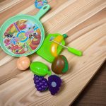 Детски тиган с продукти за рязане