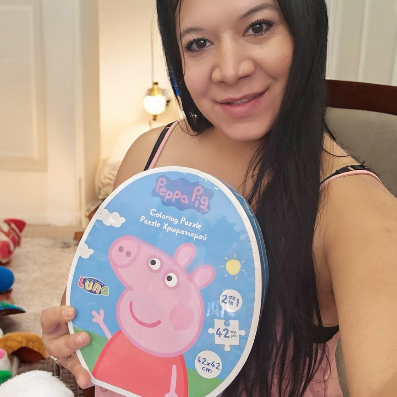 Пъзел Peppa Pig в овална форма ,- Luna Toys Пъзел Peppa Pig в овална форма е забавен и образователен пъзел за деца, който включва 42 големи елемента, идеални за малки ръчички. Този пъзел се отличава със своята уникална овална кутия и възможност за оцветяване на гърба на частите, което добавя допълнителна стойност и забавление за малчуганите. С размери 42х42 см, пъзелът Peppa Pig предоставя на децата увлекателно изживяване, докато се наслаждават на любимите си герои от анимационния сериал "Peppa Pig". Какво представлява пъзелът Peppa Pig в овална форма? Пъзелът Peppa Pig в овална форма е създаден от Luna Toys и предлага забавление и учене в едно. Със своите 42 големи елемента, този пъзел за деца е лесен за сглобяване и подходящ за деца над 3 години. Освен че предлага вълнуващо предизвикателство за малчуганите, пъзелът е идеален за развиване на фината моторика, концентрация и когнитивни умения. Уникалната възможност за оцветяване на гърба на частите прави играта още по-интересна и стимулира креативността на децата. Основни характеристики на пъзела Peppa Pig: Възраст: Подходящ за деца над 3 години. Брой елементи: 42 големи части, лесни за хващане и сглобяване. Размер на пъзела: 42х42 см – идеален за игра на пода или масата. Овална кутия: Уникален дизайн на кутията, удобна за съхранение и пренасяне. Възможност за оцветяване: Гърбът на всяка част може да бъде оцветен, което добавя допълнителна стойност и забавление. Марка: Luna Toys. Модел: 791348. Баркод: 5205698521348. Ползи от пъзела Peppa Pig за деца Развиваща играчка: Пъзелът Peppa Pig насърчава фината моторика и координацията око-ръка у децата. Двойно забавление: Възможността за оцветяване на гърба на частите прави този пъзел за деца двойно по-забавен и креативен. Подходящ за подарък: Пъзелът Peppa Pig е чудесен подарък за рожден ден или друг специален повод. Уникален дизайн: Овалната кутия не само привлича вниманието, но и прави съхранението на пъзела лесно и удобно. Открийте вълнуващия свят на пъзела Peppa Pig в овална форма и подарете на вашето дете часове на забавление и учене! За още интересни и образователни пъзели и играчки от марката Luna Toys, продължете да разглеждате нашия сайт. За още интересни и развиващи настолни игри и пъзели за деца, разгледайте тук. Открийте разнообразие от игри, които ще донесат радост и нови знания на вашето дете!