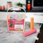 Цветни тебешири в кутия