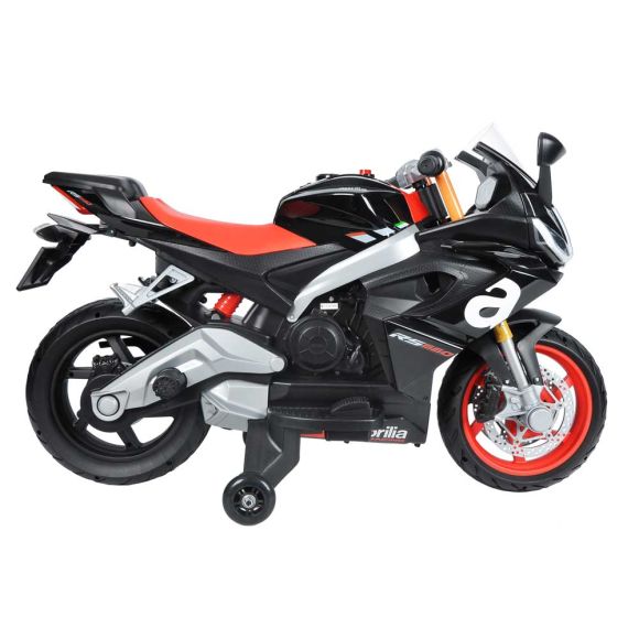 Акумулаторен мотор 12V APRILIA RS660 черен – Перфектният подарък за малки приключенци! Акумулаторен мотор 12V APRILIA RS660 черен е детска играчка с реалистичен дизайн, която ще зарадва всяко дете над 3 години. Създаден да прилича на истински мотор, той предлага невероятно изживяване, съчетано със сигурност и функционалност. Какво представлява акумулаторният мотор 12V APRILIA RS660 черен? Това е мощен и безопасен детски мотор с акумулаторна батерия 12V, подходящ за деца с тегло до 25 кг. Моторът е изработен с внимание към всеки детайл – от черния цвят, който придава стил, до вградените светлини за по-реалистична игра. Защо децата ще обикнат този мотор? Реалистичен дизайн: Вашето дете ще се почувства като истински моторист. Лесно управление: Движение напред, назад, наляво и надясно, което стимулира координацията и увереността. Забавни светлини: Вградените светлини допълват вълнуващото изживяване. Дълъг живот на батерията: 8-12 часа зареждане осигуряват продължителна игра. Европейски стандарти за безопасност: Родителите могат да бъдат спокойни, че продуктът е напълно безопасен. Основни характеристики: Батерия: Акумулаторна, 12V Размери: 52x82x58 см Максимална товароносимост: 25 кг Подходящ за възраст: Над 3 години Движение: Напред, назад, наляво и надясно Светлини: Да Отзиви от доволни клиенти ⭐️⭐️⭐️⭐️⭐️ „Закупих този мотор за сина ми за рождения му ден и беше абсолютен хит! Реалистичният дизайн и лесното управление го направиха любимата му играчка.“ – Петя Т., Варна ⭐️⭐️⭐️⭐️⭐️ „Качеството е страхотно, а батерията издържа дълго. Децата играят с него с часове!“ – Георги Д., София Как да поръчате акумулаторен мотор 12V APRILIA RS660 черен? 📞 Свържете се с нас на телефон 0896944003 за консултация или поръчка. 💬 Последвайте ни във Facebook за актуални оферти: Онлайн магазин Мама & Бебе 👉 Разгледайте още страхотни акумулаторни мотори и коли тук: shopmamabebe.eu