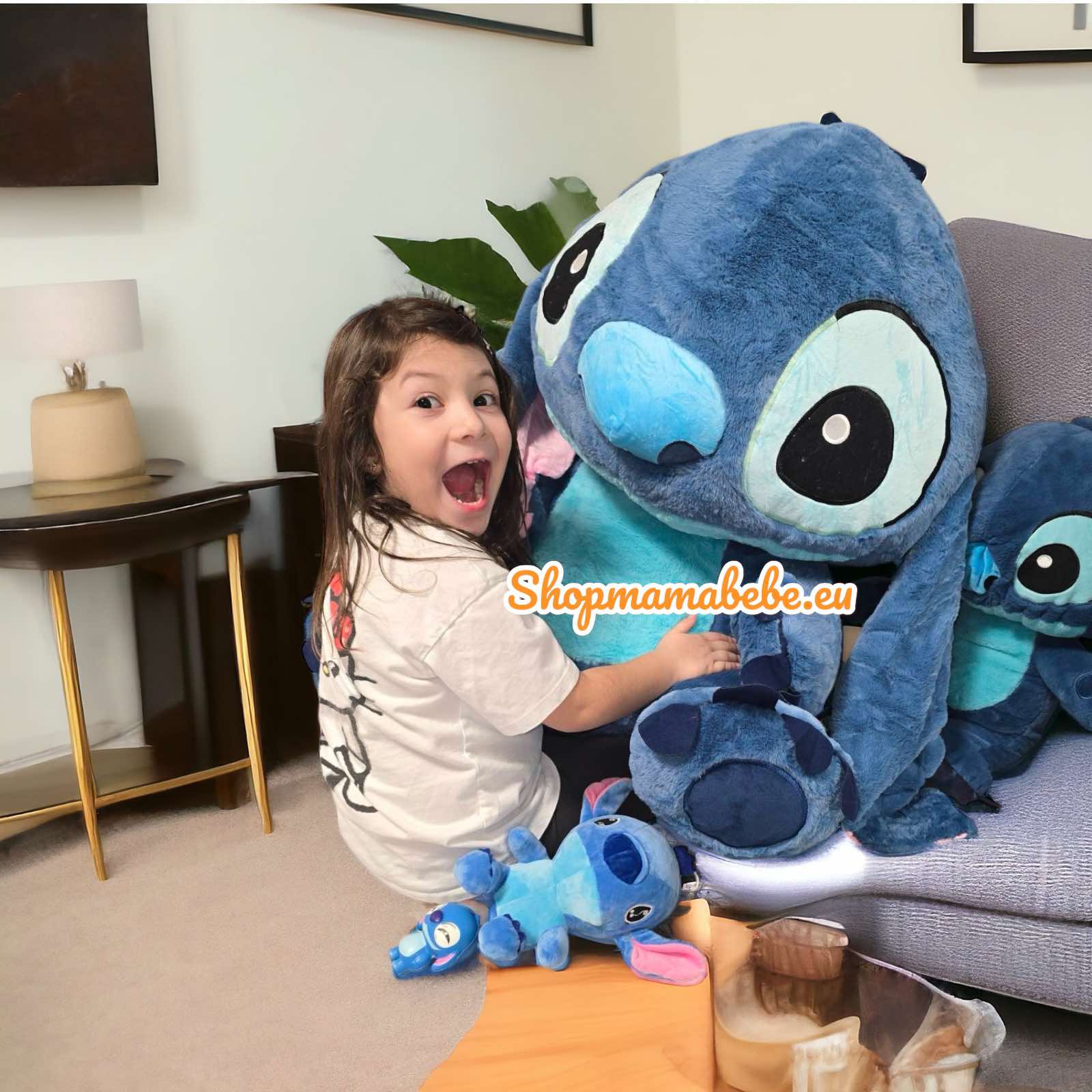 Голям плюшен Стич (Stitch) 100 см – Перфектният приятел за гушкане и забавление Огромен, мек и обичан – запознайте се с големия плюшен Стич (Stitch), висок цели 100 см! Тази впечатляваща плюшена играчка е не само прекрасен подарък, но и незаменим спътник за всяко дете, което обича прегръдките и игрите. Какво представлява големият плюшен Стич (Stitch)? Големият плюшен Стич (Stitch) е уникална играчка с внушителен размер от 100 см, изработена от изключително меки и безопасни материали. Тя е създадена, за да предложи комфорт, забавление и емоционална връзка на всяко дете. Защо детето Ви ще обикне огромен плюшен Стич (Stitch), ? Изключителен размер: 100 см мека прегръдка – Стич (Stitch) е достатъчно голям, за да впечатли всяко дете и да стане основна част от игрите. Мек и безопасен: Изработен от висококачествени материали, които са нежни и приятни на допир. Любим герой: Стич (Stitch) е обичан от деца по целия свят, а тази версия го прави още по-специален. Образователна стойност: Насърчава въображението, емоционалната интелигентност и ролевите игри. Основни характеристики мека играчка за гушкане Стич (Stitch), Размер: Височина 100 см – подходящ за гушкане, декорация и игри. Дизайн: Реалистично и детайлно пресъздаден герой Стич (Stitch) от анимацията. Материали: Мек, плюшен текстил, безопасен за деца. Подходящ за възраст: Над 3 години. 🎁 Перфектен подарък: Големият плюшен Стич (Stitch) е идеален за рождени дни, празници или просто за специален жест, който ще накара детето Ви да се усмихне. 📲 Поръчайте големия плюшен Стич (Stitch) 100 см сега от нашия сайт: shopmamabebe.eu 📞 Телефон за връзка с консултант: 0896944003 🌟 Следвайте ни във Facebook за още страхотни играчки и промоции: Mama and Baby Store голям плюшен Стич (Stitch) 100 см, плюшена играчка Стич (Stitch), 100 см плюшено Стич (Stitch), мека играчка за гушкане Стич (Stitch), детски подарък Стич (Stitch), голяма плюшена играчка за деца, качествени плюшени играчки, огромен плюшен Стич (Stitch), подарък за дете 100 см Стич (Stitch), плюшена играчка любим герой. Отзиви за продукта: 🌟🌟🌟🌟🌟 "Стич (Stitch) е огромен и толкова мек! Детето ми го обожава – най-добрият подарък досега!" 🌟🌟🌟🌟🌟 "Размерът наистина впечатлява! Качеството е страхотно, а материалът е много приятен на допир." 🌟🌟🌟🌟🌟 "Дъщеря ми не се разделя със Стич (Stitch)! Идеална играчка за големи прегръдки и уютни моменти." 🎁 Донесете радост и уют в живота на детето си с големия плюшен Стич (Stitch) – 100 см мекота и щастие! Ако искате да научите повече за Стич (Stitch) и света на „Лило и Стич“, можете да прочетете статията в Уикипедия тук: Stitch (Lilo & Stitch). Там ще откриете: Подробности за създаването на героя. Историята на Лило и Стич и как започва тяхното приключение. Интересни факти за анимацията и популярността ѝ по целия свят. Приятно четене и потапяне в света на любимия герой! 🐾