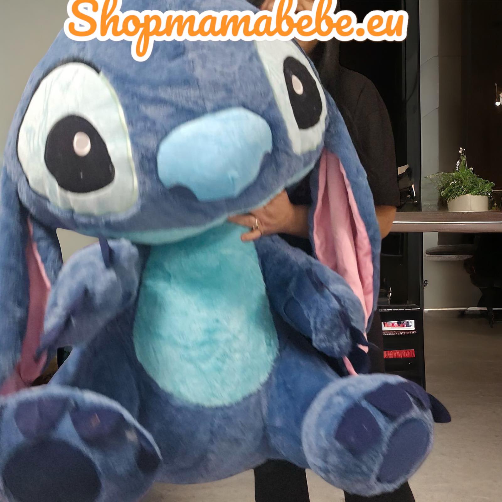 Голям плюшен Стич (Stitch) 100 см – Перфектният приятел за гушкане и забавление Огромен, мек и обичан – запознайте се с големия плюшен Стич (Stitch), висок цели 100 см! Тази впечатляваща плюшена играчка е не само прекрасен подарък, но и незаменим спътник за всяко дете, което обича прегръдките и игрите. Какво представлява големият плюшен Стич (Stitch)? Големият плюшен Стич (Stitch) е уникална играчка с внушителен размер от 100 см, изработена от изключително меки и безопасни материали. Тя е създадена, за да предложи комфорт, забавление и емоционална връзка на всяко дете. Защо детето Ви ще обикне огромен плюшен Стич (Stitch), ? Изключителен размер: 100 см мека прегръдка – Стич (Stitch) е достатъчно голям, за да впечатли всяко дете и да стане основна част от игрите. Мек и безопасен: Изработен от висококачествени материали, които са нежни и приятни на допир. Любим герой: Стич (Stitch) е обичан от деца по целия свят, а тази версия го прави още по-специален. Образователна стойност: Насърчава въображението, емоционалната интелигентност и ролевите игри. Основни характеристики мека играчка за гушкане Стич (Stitch), Размер: Височина 100 см – подходящ за гушкане, декорация и игри. Дизайн: Реалистично и детайлно пресъздаден герой Стич (Stitch) от анимацията. Материали: Мек, плюшен текстил, безопасен за деца. Подходящ за възраст: Над 3 години. 🎁 Перфектен подарък: Големият плюшен Стич (Stitch) е идеален за рождени дни, празници или просто за специален жест, който ще накара детето Ви да се усмихне. 📲 Поръчайте големия плюшен Стич (Stitch) 100 см сега от нашия сайт: shopmamabebe.eu 📞 Телефон за връзка с консултант: 0896944003 🌟 Следвайте ни във Facebook за още страхотни играчки и промоции: Mama and Baby Store голям плюшен Стич (Stitch) 100 см, плюшена играчка Стич (Stitch), 100 см плюшено Стич (Stitch), мека играчка за гушкане Стич (Stitch), детски подарък Стич (Stitch), голяма плюшена играчка за деца, качествени плюшени играчки, огромен плюшен Стич (Stitch), подарък за дете 100 см Стич (Stitch), плюшена играчка любим герой. Отзиви за продукта: 🌟🌟🌟🌟🌟 "Стич (Stitch) е огромен и толкова мек! Детето ми го обожава – най-добрият подарък досега!" 🌟🌟🌟🌟🌟 "Размерът наистина впечатлява! Качеството е страхотно, а материалът е много приятен на допир." 🌟🌟🌟🌟🌟 "Дъщеря ми не се разделя със Стич (Stitch)! Идеална играчка за големи прегръдки и уютни моменти." 🎁 Донесете радост и уют в живота на детето си с големия плюшен Стич (Stitch) – 100 см мекота и щастие! Ако искате да научите повече за Стич (Stitch) и света на „Лило и Стич“, можете да прочетете статията в Уикипедия тук: Stitch (Lilo & Stitch). Там ще откриете: Подробности за създаването на героя. Историята на Лило и Стич и как започва тяхното приключение. Интересни факти за анимацията и популярността ѝ по целия свят. Приятно четене и потапяне в света на любимия герой! 🐾