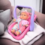 Бебе в столче играчка с дръжка за носене