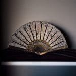 Ветрило със златисти орнаменти и черни шпици