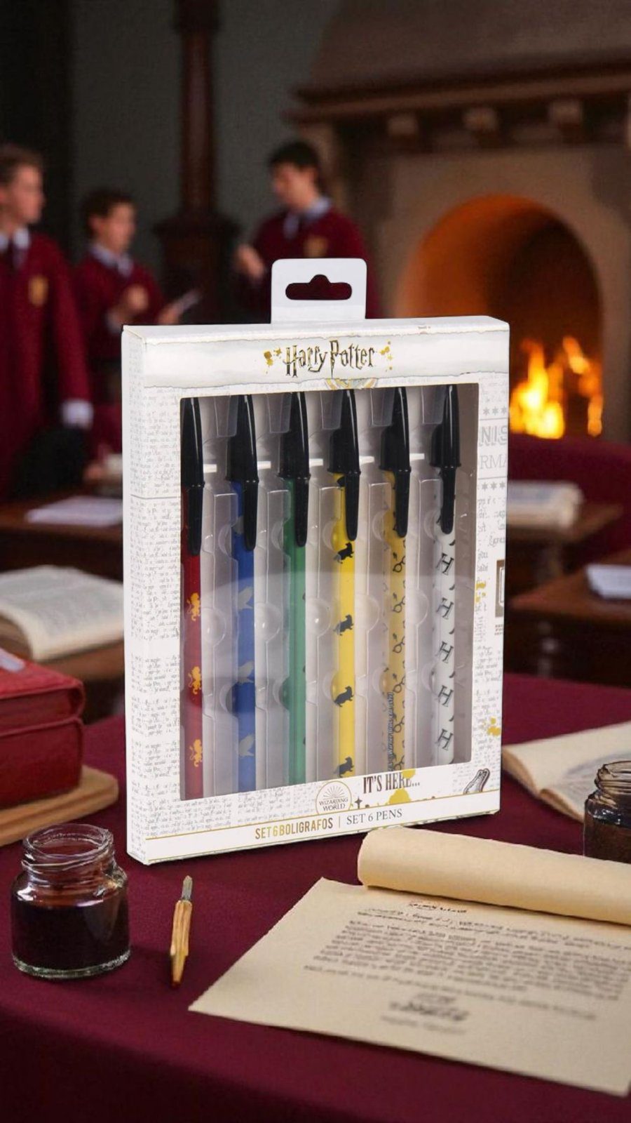 Химикалки 6 бр. в кутия Harry Potter – Магията за 15 септември Какво представлява комплектът Химикалки 6 бр. в кутия Harry Potter Химикалки 6 бр. в кутия Harry Potter са повече от обикновени ученически принадлежности – те са магически аксесоар, който ще внесе настроение и стил в училището. Със своя официален лиценз и уникален дизайн, вдъхновен от Хогуортс, този комплект е мечтата на всеки фен на Хари Потър. Представете си детето ви на 15 септември – първия учебен ден. Изважда стилната кутия с шест красиви химикалки и усмивката му казва всичко. Това е подарък, който вдъхновява да пише и твори. 100% одобрено от фенове (и родители) и най-продаван този месец в категорията училищни аксесоари. Ползи от Химикалки в кутия Harry Potter Официално лицензиран продукт – гарантирано качество и автентичност. Уникален дизайн за фенове на Хари Потър – символи от Хогуортс и любимите герои. Удобни за дълго писане – ергономична форма и плавно мастило. Подходящи за момичета и момчета – универсален стил. Идеален подарък за 15 септември – вдъхновява за нови постижения още от първия учебен ден. Официално лицензиран продукт – автентичен дизайн и високо качество. Уникален стил за фенове на Хари Потър – символи и герои от магическия свят. Винаги подготвено дете – 6 бр. химикалки гарантират, че няма да липсва инструмент за писане. Подходящи за момичета и момчета – универсален дизайн и удобство. Технически характеристики на комплекта химикалки Марка: Cerda Модел: 2100002749 / Код: 66606 Брой: 6 бр. в комплект Опаковка: твърда кутия с дизайн Harry Potter Тема/Герой: Harry Potter Пол: за момичета и момчета Подходяща възраст: 6+ години EAN13: 8427934299294 Отзиви за комплект химикалки Хари Потър ★★★★★ Елена Петрова, гр. София – „Подарих ги на сина ми за 15 септември. Възторгът му беше безценен – все едно държи магическа пръчка.“ ★★★★★ Георги Иванов, гр. Пловдив – „Дизайнът е страхотен, мастилото пише гладко, а кутията е много удобна за носене.“ ★★★★★ Силвия Георгиева, гр. Варна – „Дъщеря ми е голям фен на Хари Потър и тези химикалки станаха любимите ѝ.“ Доставка и поръчка 📦 Доставка с Еконт – бърза и сигурна, с опция за преглед преди плащане. 📍 Лично получаване – гр. Раковски, обл. Пловдив (след уговорка). 📞 Консултант: 0896944003 🔗 Facebook: Мама§Бебе 🛒 Добави в количката сега: shopmamabebe.eu