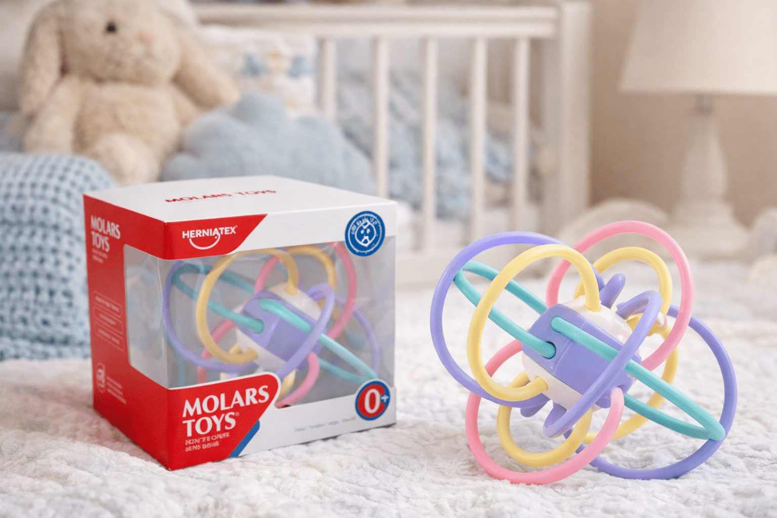 Сензорна играчка за бебе Molars Toys – силиконова гризалка 0+ Какво представлява продуктът Сензорната играчка за бебе Molars Toys е модерна, безопасна и многофункционална бебешка играчка, създадена специално за най-малките още от раждането. Тя комбинира сензорна топка, гризалка и развиваща играчка в едно. Вътрешната част е изработена от здрава пластмаса, а цветните рингове са от мек силикон, напълно подходящ за гризане по време на никнене на зъбките. Тази прекрасна детска играчка е първи избор за много родители и бъдещи майки, които търсят нещо практично, безопасно и с реална стойност за развитието на бебето. Защо да изберете сензорната играчка Molars Toys Първите месеци са време на откриване. Бебето опознава света чрез допир, вкус и движение. Сензорната бебешка играчка Molars Toys подпомага този процес, като: стимулира сетивата облекчава дискомфорта при растеж на зъбките развива координацията око–ръка насърчава самостоятелната игра Затова често се избира и като подарък за бременна мама, подарък за новородено или подарък за кръщене. Ползи за бебето меки силиконови рингове за безопасно гризане различни текстури и цветове за сензорно развитие лесна за хващане от малките ръчички лека и удобна за игра у дома или навън Играчките не правят децата ни по-послушни, но им дават пространство да бъдат себе си и да се развиват – а тази сензорна играчка за бебе прави точно това. Подходяща за подарък Сензорната играчка Molars Toys е отличен избор за: подарък за бременна жена подарък за бебе 0+ подарък за кръщене първа играчка за новородено Технически данни Продукт: Сензорна играчка за бебе Molars Toys Материал: вътрешна част – пластмаса, рингове – силикон Размери: 12 × 12 × 12 см Функция: сензорна играчка + гризалка Възраст: 0+ месеца Марка: Molars Toys Отзиви от доволни клиенти ★★★★★ Мария С., София – бебе на 4 месеца „Най-използваната сензорна играчка за бебе у дома.“ ★★★★★ Антония К., Варна – бъдеща майка „Чудесен подарък за бременна мама.“ ★★★★★ Елена П., Пловдив – бебе на 6 месеца „Меката гризалка Molars Toys много помогна при зъбките.“ Често задавани въпроси Подходяща ли е за новородено? Да, играчката е подходяща за бебета 0+. Безопасен ли е материалът за гризане? Да, ринговете са от мек силикон, подходящ за бебета. Защо да купите от Онлайн магазин Мама&Бебе Онлайн магазин Мама&Бебе предлага богато разнообразие от детски играчки, дървени образователни комплекти, подаръци за Коледа, рожден ден и специални поводи. Купи лесно и бързо на https://shopmamabebe.eu – мястото, където всяка играчка носи усмивка! 📦 Повече за условията на доставка с Еконт: 🔗 https://www.econt.com 📞 0896944003 📘 https://www.facebook.com/mamaandbabystore 👇 Натисни линка и добави в количката – ще се влюби не само детето, а и ти! Сензорна играчка тип „медуза“ – необходима качествена грижа за първите месеци Със своята форма, наподобяваща цветна медуза, сензорната играчка за бебе Molars Toys естествено привлича вниманието на най-малките. Меките силиконови рингове се движат и огъват като пипала, което стимулира допира, зрението и любопитството на бебето. Именно този дизайн превръща играчката в предпочитан избор, когато родителите търсят качествена сензорна играчка за новородено или първа бебешка гризалка. Molars Toys е марка, позната със своя фокус върху безопасни материали и функционален дизайн за най-ранното детско развитие. Всяка сензорна бебешка играчка е създадена така, че да подпомага естественото опознаване на света чрез допир, движение и гризане. Сензорните играчки не са просто забавление – те са необходима част от развитието, защото помагат на бебето да развива сетивата си, координацията и увереността в собствените движения. Ако се чудите къде да купите качествена сензорна играчка за бебе, моделът на Molars Toys е избор, който родителите правят с доверие. Това е продукт, който съчетава гризалка от силикон, сензорна топка и развиваща играчка в едно – практичен, нужен и дългосрочно използваем. Именно затова много бъдещи майки го избират още преди раждането като задължителен артикул за бебето. 👉 Когато търсите качествена бебешка играчка, която да бъде използвана всеки ден, сензорната играчка Molars Toys е покупка, която не