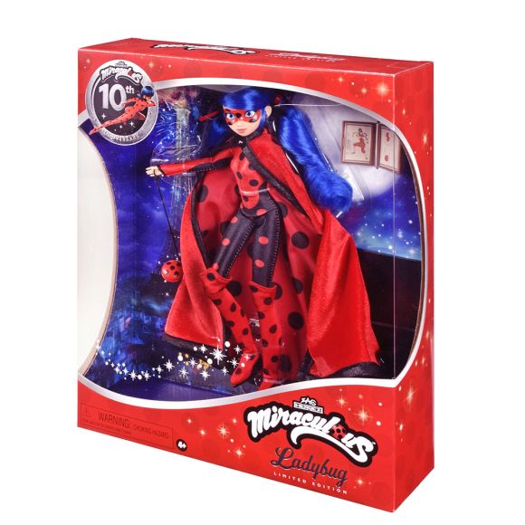 MIRACULOUS Калинка Юбилейно издание 10 г. Онлайн магазин Мама&Бебе представя MIRACULOUS Калинка Юбилейно издание 10 г. – специална колекционерска кукла, създадена по повод 10 години от световния феномен Miraculous. Това е лицензирана детска играчка, вдъхновена от любимия сериал, която носи послание за смелост, увереност и доброта. Ако търсите подарък за 4-годишно дете, подарък за 5- или 6-годишно момиче, изненада за Коледа или стилен рожден ден – MIRACULOUS Калинка Юбилейно издание 10 г. е прекрасна детска играчка с колекционерска стойност. Защо да изберете MIRACULOUS Калинка Юбилейно издание 10 г. Лицензиран оригинален продукт Юбилейна серия – 10 години Miraculous Подходяща за деца 4+ Подходяща за подарък за рожден ден или специален повод Красива визия, вдъхновена от любимия герой Тази юбилейна кукла Miraculous не е просто играчка. Тя е символ на силата да вярваш в себе си. Играчките не правят децата ни по-послушни, но им дават пространство да бъдат себе си и да се развиват. Как се играе с юбилейната кукла Miraculous Децата могат да пресъздават сцени от сериала, да създават нови приключения и да играят ролеви игри. Това стимулира: Въображението Комуникационните умения Фината моторика Самостоятелната игра Подходяща за момичета над 4 години. Ползи за детето MIRACULOUS Калинка Юбилейно издание 10 г. насърчава креативност и увереност. Подходящ избор за родители, които търсят детски играчки с вдъхновяващо послание. Технически характеристики Марка: Miraculous Модел: 50199E4 Размер: 8 x 28 x 33 см Тегло: 0.58 кг Възраст: 4+ Серия: Юбилейно издание Лицензиран продукт Отзиви от доволни клиенти ★★★★★ Мария, гр. София, дете 5 г. „MIRACULOUS Калинка Юбилейно издание 10 г. е прекрасен подарък за рожден ден. Детето е възхитено.“ ★★★★★ Десислава, гр. Русе, дете 4 г. „Качествена и оригинална кукла Miraculous. Купих я от shopmamabebe и съм много доволна.“ ★★★★★ Ивелина, с. Труд, дете 6 г. „Търсех колекционерска кукла Miraculous и това юбилейно издание беше идеален избор.“ Защо да поръчате от Мама&Бебе Онлайн магазин Мама&Бебе предлага богато разнообразие от детски играчки, подаръци за Коледа, рожден ден и специални поводи. Купи лесно и бързо на shopmamabebe.eu Facebook: https://www.facebook.com/mamaandbabystore Телефон: 0896944003 📦 Повече за условията на доставка с Еконт: https://www.econt.com 👇 Добавете в количката още сега. Често задавани въпроси Подходяща ли е за подарък за 4-годишно дете? Да, препоръчва се за 4+ години. Колекционерски модел ли е? Да, юбилейно издание по повод 10 години Miraculous. Оригинална ли е куклата? Да, лицензирана марка Miraculous. Очакваме Вашите поръчки и сме тук, за да ви помогнем. Желаем ви прекрасен и успешен ден.