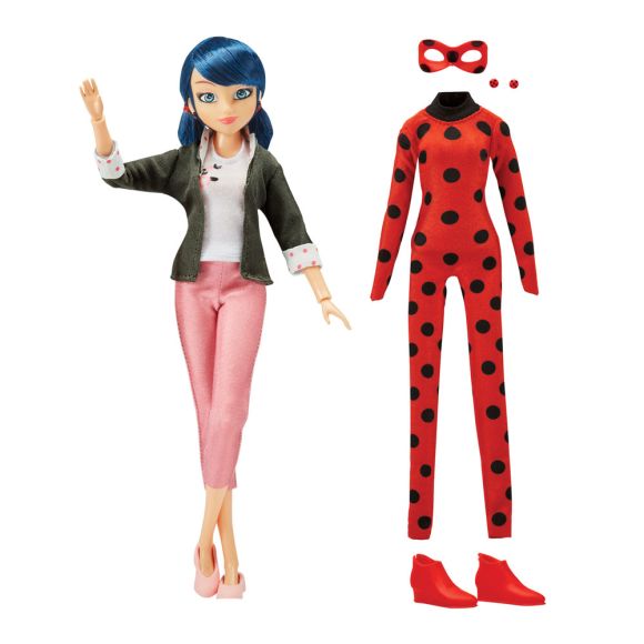 MIRACULOUS Маринет Калинка фигура с Kwami 26 см Онлайн магазин Мама&Бебе представя MIRACULOUS Маринет Калинка фигура с Kwami 26 см – лицензирана детска фигура, вдъхновена от любимия сериал Miraculous. Това е прекрасно попълнение към колекцията на всяко дете, което обича приключенията на Маринет и нейната супергеройска трансформация в Калинката. MIRACULOUS Маринет Калинка фигура с Kwami 26 см включва тематичен костюм, 15 точки на артикулация и любимото Kwami Тики, което се прибира в чанта за рамо. Фигурата позволява динамични пози и реалистична роля в играта. Защо да изберете MIRACULOUS Маринет Калинка фигура с Kwami 26 см ✔ Лицензиран оригинален продукт ✔ 15 точки на артикулация ✔ Включено Kwami Тики ✔ Размер 26 см – удобен за игра ✔ Подходяща за деца над 4 години Тази супергеройска фигура е отличен избор за подарък за 4-годишно дете, подарък за 5- или 6-годишно момиче, изненада за Коледа или специален рожден ден. Как се играе с фигурата Маринет и Калинката Детето може да: Пресъздава сцени от сериала Създава собствени истории Играе ролеви игри с приятели Развива въображение и комуникация Играчките не правят децата ни по-послушни, но им дават пространство да бъдат себе си и да развиват своите идеи и фантазия. Ползи за детето MIRACULOUS Маринет Калинка фигура с Kwami 26 см подпомага: Фината моторика Креативното мислене Самостоятелната игра Социалните умения Технически характеристики Марка: Miraculous Модел: 50355CTE8 Размер на фигурата: около 26 см Артикулация: 15 точки Възраст: 4+ Баркод: 043377503552 Лицензиран продукт Отзиви от доволни клиенти ★★★★★ Елена, гр. Пловдив, дете 5 г. „MIRACULOUS Маринет Калинка фигура с Kwami 26 см е страхотен подарък за рожден ден. Много качествена и стабилна.“ ★★★★★ Десислава, гр. Варна, дете 4 г. „Търсих оригинална фигура Miraculous с Kwami и я намерих в shopmamabebe. Детето е очаровано.“ ★★★★★ Мария, с. Раковски, дете 6 г. „Прекрасна детска играчка Miraculous. Подходяща за колекция и игра.“ Защо да поръчате от Онлайн магазин Мама&Бебе Онлайн магазин Мама&Бебе предлага богато разнообразие от детски играчки, подаръци за Коледа, рожден ден и специални поводи. Купи лесно и бързо на shopmamabebe.eu Facebook: https://www.facebook.com/mamaandbabystore Телефон за поръчки: 0896944003 📦 Повече за условията на доставка с Еконт: https://www.econt.com 👇 Добавете в количката и подарете супергеройско приключение още днес. Кратко описание за Google MIRACULOUS Маринет Калинка фигура с Kwami 26 см – лицензирана фигура с 15 точки на артикулация и аксесоари. Подходяща за 4+ години. SEO тагове MIRACULOUS Маринет Калинка фигура с Kwami 26 см, Miraculous фигура Маринет, фигура Калинка 26 см, Miraculous Kwami Тики, подарък за 4 годишно дете, подарък за 5 годишно момиче, детски играчки онлайн, shopmamabebe, лицензирана фигура Miraculous, супергеройска фигура за момиче. Очакваме Вашите поръчки и сме тук, за да ви помогнем.