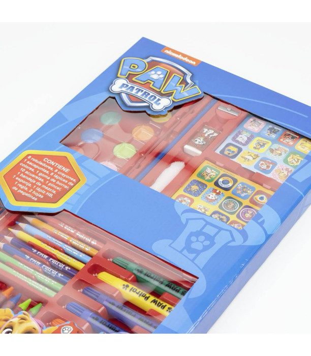 Paw Patrol арт комплект за рисуване в куфар Какво представлява Paw Patrol арт комплект за рисуване в куфар Paw Patrol арт комплект за рисуване в куфар е голям творчески комплект за оцветяване, създаден специално за малките фенове на Пес Патрул. Това е прекрасна детска играчка, която комбинира любимите герои с всичко необходимо за рисуване, оцветяване и създаване на собствени произведения на изкуството. Ако искате да стимулирате въображението на детето си и да му дадете пространство да твори, този комплект за рисуване Paw Patrol е точният избор. Подходящ е за подарък за 3-годишно дете, подарък за 4-годишно дете, подарък за 5-годишно дете и подарък за 6-годишно дете. Идеален е за рожден ден, Великден или изненада за дете без повод. Защо да изберете този комплект за оцветяване Paw Patrol Големият комплект за рисуване Paw Patrol развива: фината моторика концентрацията креативното мислене самостоятелната игра Играчките не правят децата ни по-послушни, но им дават пространство да бъдат себе си и да се развиват. Ако се чудите „къде да купя детски играчки онлайн“, които носят реална стойност – това е решение с покупателна логика. Съдържание на Paw Patrol арт комплект за рисуване в куфар 10 цвята водни боички с четка 1 гъбичка 2 страници със стикери 8 цветни моливи 8 цветни пастели 1 гумичка 1 молив HB 8 цветни маркера 1 линийка 1 острилка Размери: 26.7 x 45.3 x 3 см Практично куфарче, което съхранява всичко подредено. Технически данни Марка: Cerda Код: 66680 EAN: 8445484304190 Тема: Пес патрул / Paw Patrol Пол: за момичета и за момчета Материал: пластмаса и художествени материали Препоръчителна възраст: 3+ години Отзиви от доволни клиенти ★★★★★ Мария, гр. Пловдив, майка на 4 г дете „Най-добрият комплект за рисуване Paw Patrol, който сме купували. Детето не спира да рисува.“ ★★★★★ Георги, гр. Варна „Търсех голям комплект за оцветяване Paw Patrol за подарък за 5-годишно дете. Отлично качество и бърза доставка.“ ★★★★★ Ирина, с. Труд „Поръчах от shopmamabebe.eu. Страхотен арт комплект в куфар, детето е щастливо.“ Често задавани въпроси Подходящ ли е за подарък? Да, отличен избор за рожден ден, Великден и изненада за дете. Лесен ли е за съхранение? Да, всички материали са организирани в компактно куфарче. Как се извършва доставката? 📦 Повече за условията на доставка с Еконт можете да откриете тук: https://www.econt.com Кои са Пес Патрул и защо децата ги обичат Пес Патрул (Paw Patrol) е един от най-обичаните детски анимационни сериали в света. Историята проследява екип от смели кученца – Чейс, Маршал, Скай, Ръбъл и техните приятели, които помагат на хората и спасяват деня във всяка ситуация. Децата обичат Пес Патрул, защото героите са смели, лоялни и работят в екип. Те учат малките на приятелство, отговорност и помощ към другите. Когато рисуват с Paw Patrol арт комплект за рисуване в куфар, децата не просто оцветяват – те създават свои приключения с любимите герои. Онлайн магазин Мама&Бебе предлага богато разнообразие от детски играчки, образователни комплекти и подаръци за рожден ден и специални поводи. Купи лесно и бързо на shopmamabebe.eu Facebook: https://www.facebook.com/mamaandbabystore Телефон за поръчки: 0896944003 👇 Натисни линка и добави в количката – защото усмивката на детето си струва. Благодарим Ви за доверието. Очакваме Вашите поръчки и сме тук, за да помогнем с всичко необходимо.