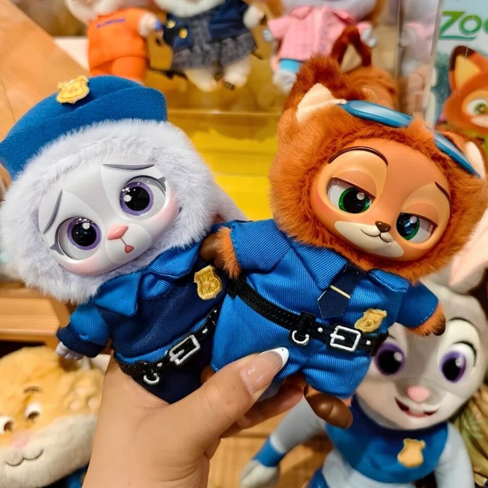 🦊 Zootopia blind box плюшена играчка Disney MINISO – изненада кутия за деца Zootopia blind box плюшена играчка Disney MINISO е уникална и вълнуваща детска играчка, която превръща всяко отваряне в истинско приключение. Тази изненада кутия съдържа една от 6 различни плюшени фигурки, вдъхновени от света на Zootopia – като Nick Wilde, Judy Hopps и други любими герои. Още от първия момент Zootopia blind box плюшена играчка Disney MINISO грабва вниманието – детето не знае кой герой ще получи, а точно това създава емоция, очакване и радост. Това е прекрасна детска играчка, подходяща за подарък за рожден ден, Великден, изненада за 3-4-5-6 годишно дете или просто малък жест, който носи голяма усмивка. 🎁 Защо тази плюшена изненада кутия е идеален подарък Ако се чудите къде да купя детски играчки онлайн, този Zootopia изненада плюшена играчка Disney MINISO е модерен и търсен избор. ✔ Елемент на изненада – всяка кутия е различна ✔ Събираема серия – 6 различни модела ✔ Стимулира въображението и ролевите игри ✔ Перфектен подарък за деца Това не е просто плюшена играчка – това е преживяване. 🧩 Ползи за детето С Zootopia blind box плюшена играчка детето: ✔ Развива въображението ✔ Създава истории и игри ✔ Изпитва радост от откриването ✔ Учи чрез игра Играчките не правят децата по-послушни, но им дават пространство да бъдат себе си и да се развиват. ⭐ ОТЗИВИ ОТ ДОВОЛНИ КЛИЕНТИ ★★★★★ Мария К., София, дете на 5 г. „Zootopia blind box плюшена играчка MINISO беше страхотна изненада. Детето иска още.“ ★★★★★ Иван П., Пловдив, дете на 4 г. „Много сладки фигурки. Перфектен подарък за дете.“ ★★★★★ Елица Г., Варна, дете на 6 г. „Събираме ги всичките. Много забавни и качествени.“ 📊 Технически характеристики Материал: плюш Серия: 6 различни модела Размер: компактен (мини плюш) Възраст: 3+ години Дизайн: анимационни герои 🛒 Защо да изберете shopmamabebe.eu Онлайн магазин Мама&Бебе предлага богато разнообразие от детски играчки, подаръци за Великден, рожден ден и специални поводи. ✔ Подбрани продукти ✔ Бърза доставка ✔ Доволни клиенти 📲 Facebook: https://www.facebook.com/mamaandbabystore 📞 Поръчки: 0896944003 📦 Повече за доставка с Еконт: https://www.econt.com 👇 Натисни линка и добави в количката – ще се влюби не само детето, а и ти! ❓ Често задавани въпроси Какво означава blind box? Това е кутия с изненада – не знаете кой герой ще получите. Подходящо ли е за подарък? Да, един от най-харесваните подаръци за деца. Безопасен ли е продуктът? Да, изработен от мек и безопасен материал. Zootopia blind box играчка Disney MINISO – изненада кутия с колекционерски фигурки, идеален подарък за деца. 👉 „Възможни модели: Nick Wilde, Judy Hopps, Bellwether и още изненадващи герои от Zootopia 🙏 Благодарим Ви, че избрахте Онлайн магазин Мама&Бебе – мястото, където всяка играчка носи усмивка! Очакваме Вашите поръчки! 😊