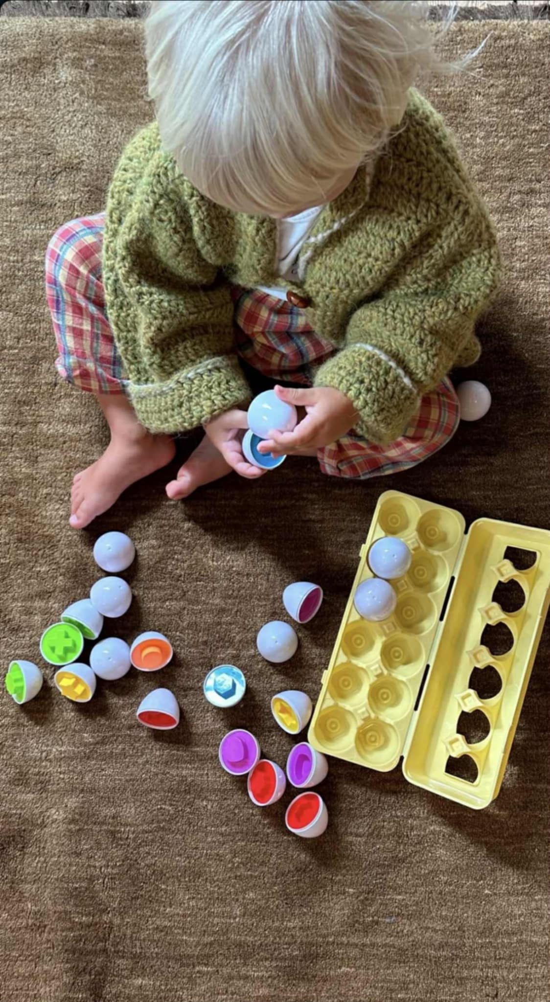 Сортер яйца Matching Eggs – образователна игра за деца Сортер яйца Matching Eggs – образователна игра за деца е умна и забавна играчка, която превръща ученето в игра. Комплектът включва 12 яйца, които се отварят на две половини. Вътре всяко яйце разкрива различен цвят и геометрична форма, които детето трябва да съчетае правилно, за да затвори яйцето. Така малките откриватели сортират яйцата по форма и цвят, което развива логиката, наблюдателността и концентрацията. Този образователен сортер яйца Matching Eggs често се използва като монтесори играчка, защото насърчава детето да учи чрез самостоятелна игра, откриване и експериментиране. Децата разглобяват яйцата, разглеждат формите и ги съчетават правилно – занимание, което наподобява пъзел и задържа вниманието им дълго време. Образователна игра по Монтесори метода Играчката е създадена по принципите на Монтесори обучението, при което детето учи чрез практика и сетивно изследване. Монтесори сортерите с форми и цветове помагат на малките деца да развият важни умения по естествен и забавен начин. Ползи за развитието на детето: развива фина моторика подобрява координацията око–ръка стимулира логическо мислене учи на разпознаване на цветове и геометрични форми насърчава самостоятелната игра и концентрацията Перфектна играчка за Великден С наближаването на Великден, Сортер яйца Matching Eggs – образователна игра за деца става още по-актуална играчка. Темата с яйцата прави играта особено подходяща за празника, защото децата могат да сортират и съчетават яйцата, докато се забавляват. Това е чудесна идея за великденски подарък за дете, който не само носи радост, но и подпомага развитието на важни умения. Подходяща за много места и занимания Тази образователна игра със сортиране на яйца е изключително практична и често се използва на различни места: у дома – за спокойна и полезна игра в детски градини и обучителни центрове в Монтесори занимални в логопедични кабинети – за упражнения с форми и цветове в чакални на детски лекари и педиатри – за занимание на децата в детски клубове и терапевтични центрове Играчката е компактна, подредена в реалистична кутия за яйца, което позволява лесно съхранение и пренасяне. Характеристики Комплект: 12 яйца със съвпадащи форми и цветове Размер на яйце: 6 см × 4.5 см Размер на опаковката: 30 × 10.5 × 7 см Подходящо за деца 6+ месеца Удобна кутия за съхранение Безопасни материали 🎁 Идеална играчка за Великден, рожден ден или образователна изненада за дете. Открийте още интересни образователни играчки в Онлайн магазин Мама&Бебе 📞 Поръчки: 0896944003 🌐 https://shopmamabebe.eu В магазина ще откриете подбрани детски играчки, които съчетават игра, развитие и усмивки – защото всяко дете заслужава да учи чрез игра. Сортер яйца Matching Eggs – образователна игра за деца Сортер яйца Matching Eggs – образователна игра за деца е забавна и интелигентна играчка, която учи децата чрез игра. Комплектът съдържа 12 яйца, подредени в реалистична кутия – точно като истинска кора за яйца, което прави играта още по-интересна и привлекателна за малките. Всяко яйце се разделя на две половини, а вътре има различна геометрична форма и цвят, които трябва да се съчетаят правилно, за да се затвори яйцето. Това превръща играта в сортиране на яйца по форми и цветове, което стимулира логиката и наблюдателността. Как се играе със сортер яйца Matching Eggs Играта е лесна и много забавна: 1️⃣ Детето отваря яйцата, които са разделени на две части. 2️⃣ Вътре вижда различни цветни форми. 3️⃣ Трябва да намери точната половина със същата форма, за да затвори яйцето. 4️⃣ Когато формите съвпаднат, яйцето се сглобява правилно. Тази проста, но увлекателна игра насърчава детето да мисли, наблюдава и сравнява, което е основен принцип в Монтесори обучението. Какви форми има в яйцата Вътрешността на яйцата съдържа различни релефни геометрични форми, които детето трябва да съчетае: ⭐ звезда ⬛ квадрат ➕ кръст 🔷 ромб ❤️ сърце 🔺 триъгълник ⚪ кръг ⬡ шестоъгълник ⭐ цвете / звездна форма и други интересни фигури Всички форми са ярко оцветени, което прави играта още по-привлекателна и помага на децата да разпознават цветове и форми по-лесно. Образователна игра по Монтесори метода Сортер яйца Matching Eggs е типична Монтесори образователна играчка, която насърчава детето да учи чрез действие. Детето само открива правилните комбинации, без помощ, което развива увереност и самостоятелност. Ползи за детето: 🧠 логическо мислене 🖐 фина моторика 👀 координация око – ръка 🎨 разпознаване на цветове и форми 🎯 концентрация и внимание Идеална играчка за Великден Заради формата на яйцата, тази играчка е особено популярна около Великден. Децата обожават да играят със сортиране на яйца, което прави играта тематична и още по-забавна по време на празниците. Подходяща за много места Този образователен сортер с яйца често се използва: у дома в детски градини в образователни центрове в Монтесори занимални в логопедични кабинети в чакални на детски лекари Кутията тип кора за яйца прави играчката компактна и лесна за съхранение. Характеристики Комплект: 12 яйца със съвпадащи форми и цветове Реалистична кутия като кора за яйца Размер на яйце: 6 см × 4.5 см Размер на опаковката: 30 × 10.5 × 7 см Подходящо за деца 6+ месеца Безопасни материали 🎁 Идеална образователна играчка за Великден, за игра у дома или за занимания в детски центрове. Открийте още образователни играчки в Онлайн магазин Мама&Бебе 📞 Поръчки: 0896944003 🌐 https://shopmamabebe.eu 📘 https://www.facebook.com/mamaandbabystore Играчки, които съчетават игра, развитие и много усмивки за децата.