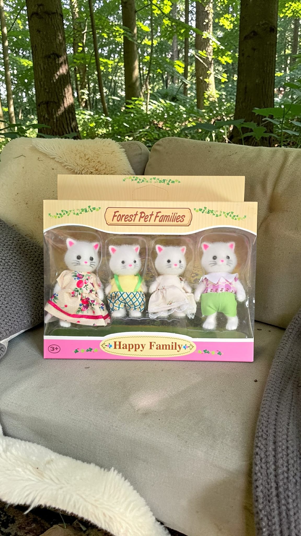Семейство котета Forest Pet Families – Кукли животни Семейство котета Forest Pet Families – Кукли животни е очарователен комплект от четири бели, леко мъхести котета с дрешки, създадени за ролеви игри и игра на къща за кукли. Този комплект включва мама, татко и две малки котенца, облечени в нежни, цветни тоалети. Меката текстура и фината изработка ги правят изключително приятни на допир и подходящи за малки детски ръчички. Това е прекрасна детска играчка, която насърчава въображението и създава безкрайни истории – семейни вечери, разходки, игра в къща за кукли или детска стая с мебели. Защо да изберете комплект кукли котета за къща за кукли Семейство котета Forest Pet Families – Кукли животни е идеален избор за деца 3+ години. Малките фигурки са леко мъхести, белички, с изразителни очи и сладки розови нослета. Дрешките им са внимателно ушити и придават характер на всяка фигурка. Ползи за детето: развива въображение и ролеви игри стимулира емоционалната интелигентност насърчава социалните умения подпомага фината моторика Играчките не правят децата по-послушни, но им дават пространство да изграждат свои светове и истории. Идеален подарък за момиче 3+ Този комплект семейство котета кукли животни често се търси като: подарък за 3-годишно дете подарък за 4-годишно момиче идея за подарък за 5-годишно дете изненада за Коледа подарък за рожден ден Подходящ е за игра в къща за кукли, за комбиниране с мебели и други животински семейства. Технически характеристики Марка: Forest Pet Families Серия: Happy Family Брой фигурки: 4 Възраст: 3+ години Материал: пластмаса с мъхеста текстура Цвят: бели котета с цветни дрехи Отзиви от доволни клиенти ★★★★★ Анелия К., гр. Пловдив, дете 4 г. „Семейство котета Forest Pet Families е любимата играчка на дъщеря ми.“ ★★★★★ Мария П., гр. София, 5 г. „Много сладки и качествени кукли животни за къща за кукли.“ ★★★★★ Десислава Н., с. Труд, 3 г. „Идеален подарък за момиче. Играят на семейство всеки ден.“ Защо да поръчате от Онлайн магазин Мама&Бебе Онлайн магазин Мама&Бебе предлага богато разнообразие от детски играчки, дървени комплекти и подаръци за Коледа, рожден ден и специални поводи. Купи лесно и бързо на shopmamabebe.eu – мястото, където всяка играчка носи усмивка. Facebook: https://www.facebook.com/mamaandbabystore Поръчки: 0896944003 📦 Повече за условията на доставка: https://www.econt.com 👇 Натисни линка и добави в количката – ще се влюби не само детето, а и ти. Семейство котета Forest Pet Families – кукли животни са сред най-обичаните фигурки за ролеви игри от малките момичета. Тези бели, леко мъхести котета с дрешки създават усещане за истинско семейство и превръщат всяка игра в история. Комплектът кукли котета за къща за кукли развива въображението, емоционалната интелигентност и социалните умения чрез игра на дом, грижа и общуване. Родителите често търсят подобни фигурки животни като „играчка семейство котки“, „кукли животни за момиче 3+“ или „подарък за 4-годишно дете“, защото знаят, че този тип образователна играчка насърчава креативността и самостоятелната игра. Очарователните котета Happy Family не са просто фигурки – те стават част от ежедневните приказни светове на детето. Благодарим Ви за доверието. Очакваме Вашите поръчки.