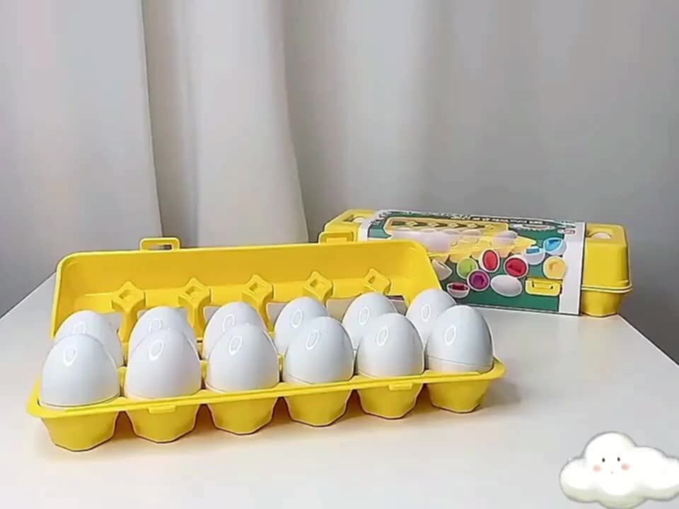 Сортер яйца Matching Eggs – образователна игра за деца Сортер яйца Matching Eggs – образователна игра за деца е умна и забавна играчка, която превръща ученето в игра. Комплектът включва 12 яйца, които се отварят на две половини. Вътре всяко яйце разкрива различен цвят и геометрична форма, които детето трябва да съчетае правилно, за да затвори яйцето. Така малките откриватели сортират яйцата по форма и цвят, което развива логиката, наблюдателността и концентрацията. Този образователен сортер яйца Matching Eggs често се използва като монтесори играчка, защото насърчава детето да учи чрез самостоятелна игра, откриване и експериментиране. Децата разглобяват яйцата, разглеждат формите и ги съчетават правилно – занимание, което наподобява пъзел и задържа вниманието им дълго време. Образователна игра по Монтесори метода Играчката е създадена по принципите на Монтесори обучението, при което детето учи чрез практика и сетивно изследване. Монтесори сортерите с форми и цветове помагат на малките деца да развият важни умения по естествен и забавен начин. Ползи за развитието на детето: развива фина моторика подобрява координацията око–ръка стимулира логическо мислене учи на разпознаване на цветове и геометрични форми насърчава самостоятелната игра и концентрацията Перфектна играчка за Великден С наближаването на Великден, Сортер яйца Matching Eggs – образователна игра за деца става още по-актуална играчка. Темата с яйцата прави играта особено подходяща за празника, защото децата могат да сортират и съчетават яйцата, докато се забавляват. Това е чудесна идея за великденски подарък за дете, който не само носи радост, но и подпомага развитието на важни умения. Подходяща за много места и занимания Тази образователна игра със сортиране на яйца е изключително практична и често се използва на различни места: у дома – за спокойна и полезна игра в детски градини и обучителни центрове в Монтесори занимални в логопедични кабинети – за упражнения с форми и цветове в чакални на детски лекари и педиатри – за занимание на децата в детски клубове и терапевтични центрове Играчката е компактна, подредена в реалистична кутия за яйца, което позволява лесно съхранение и пренасяне. Характеристики Комплект: 12 яйца със съвпадащи форми и цветове Размер на яйце: 6 см × 4.5 см Размер на опаковката: 30 × 10.5 × 7 см Подходящо за деца 6+ месеца Удобна кутия за съхранение Безопасни материали 🎁 Идеална играчка за Великден, рожден ден или образователна изненада за дете. Открийте още интересни образователни играчки в Онлайн магазин Мама&Бебе 📞 Поръчки: 0896944003 🌐 https://shopmamabebe.eu В магазина ще откриете подбрани детски играчки, които съчетават игра, развитие и усмивки – защото всяко дете заслужава да учи чрез игра. Сортер яйца Matching Eggs – образователна игра за деца Сортер яйца Matching Eggs – образователна игра за деца е забавна и интелигентна играчка, която учи децата чрез игра. Комплектът съдържа 12 яйца, подредени в реалистична кутия – точно като истинска кора за яйца, което прави играта още по-интересна и привлекателна за малките. Всяко яйце се разделя на две половини, а вътре има различна геометрична форма и цвят, които трябва да се съчетаят правилно, за да се затвори яйцето. Това превръща играта в сортиране на яйца по форми и цветове, което стимулира логиката и наблюдателността. Как се играе със сортер яйца Matching Eggs Играта е лесна и много забавна: 1️⃣ Детето отваря яйцата, които са разделени на две части. 2️⃣ Вътре вижда различни цветни форми. 3️⃣ Трябва да намери точната половина със същата форма, за да затвори яйцето. 4️⃣ Когато формите съвпаднат, яйцето се сглобява правилно. Тази проста, но увлекателна игра насърчава детето да мисли, наблюдава и сравнява, което е основен принцип в Монтесори обучението. Какви форми има в яйцата Вътрешността на яйцата съдържа различни релефни геометрични форми, които детето трябва да съчетае: ⭐ звезда ⬛ квадрат ➕ кръст 🔷 ромб ❤️ сърце 🔺 триъгълник ⚪ кръг ⬡ шестоъгълник ⭐ цвете / звездна форма и други интересни фигури Всички форми са ярко оцветени, което прави играта още по-привлекателна и помага на децата да разпознават цветове и форми по-лесно. Образователна игра по Монтесори метода Сортер яйца Matching Eggs е типична Монтесори образователна играчка, която насърчава детето да учи чрез действие. Детето само открива правилните комбинации, без помощ, което развива увереност и самостоятелност. Ползи за детето: 🧠 логическо мислене 🖐 фина моторика 👀 координация око – ръка 🎨 разпознаване на цветове и форми 🎯 концентрация и внимание Идеална играчка за Великден Заради формата на яйцата, тази играчка е особено популярна около Великден. Децата обожават да играят със сортиране на яйца, което прави играта тематична и още по-забавна по време на празниците. Подходяща за много места Този образователен сортер с яйца често се използва: у дома в детски градини в образователни центрове в Монтесори занимални в логопедични кабинети в чакални на детски лекари Кутията тип кора за яйца прави играчката компактна и лесна за съхранение. Характеристики Комплект: 12 яйца със съвпадащи форми и цветове Реалистична кутия като кора за яйца Размер на яйце: 6 см × 4.5 см Размер на опаковката: 30 × 10.5 × 7 см Подходящо за деца 6+ месеца Безопасни материали 🎁 Идеална образователна играчка за Великден, за игра у дома или за занимания в детски центрове. Открийте още образователни играчки в Онлайн магазин Мама&Бебе 📞 Поръчки: 0896944003 🌐 https://shopmamabebe.eu 📘 https://www.facebook.com/mamaandbabystore Играчки, които съчетават игра, развитие и много усмивки за децата.