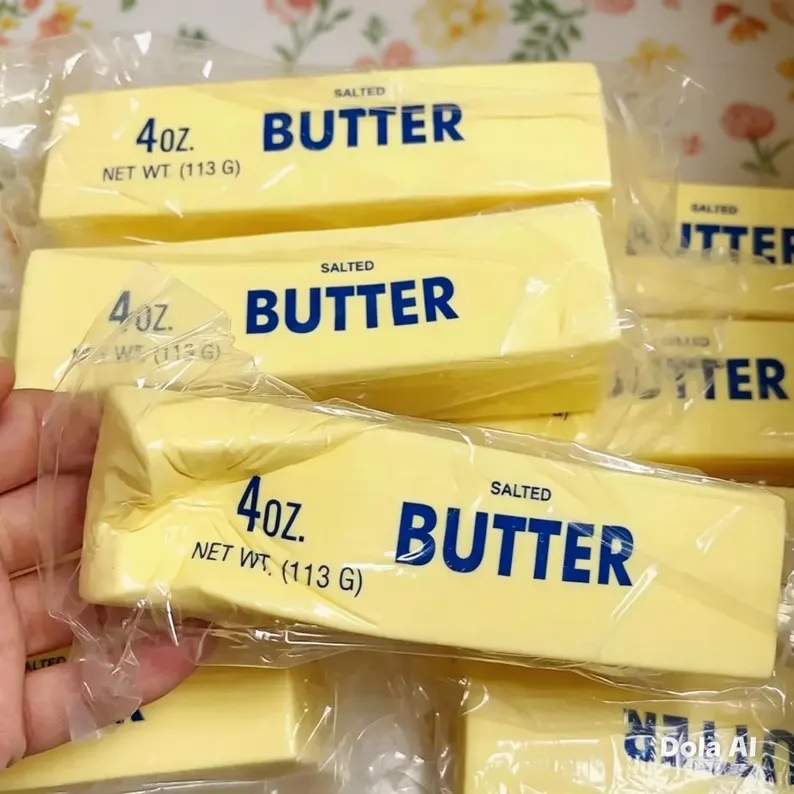 Butter Squishy Скуиши Масло – Антистрес TikTok Играчка Какво представлява Butter Squishy Скуиши Масло? Вирусната Butter Squishy Скуиши Масло – Антистрес TikTok Играчка е една от най-желаните и модерни детски играчки в TikTok и Instagram! Още щом я видят, децата искат да я стискат отново и отново. Тази забавна скуиши играчка масло изглежда почти като истинско масло, но всъщност е супер мека антистрес играчка с приятна slow rising текстура, която бавно възстановява формата си след стискане. Може би родителите не винаги разбираме защо децата толкова се вълнуват от подобни TikTok играчки, но истината е, че усещането при стискане е изключително satisfying и успокояващо. Именно това кара децата, тийнейджърите и дори възрастните да се забавляват с часове. Те обичат да го мачкат, разтягат и гледат как бавно възстановява формата си. Тази Butter Squishy Скуиши Масло е прекрасна детска играчка и страхотен подарък за: 1 юни – Деня на детето, рожден ден, Коледа, изненада за дете, подарък за 4, 5, 6, 7, 8, 9 и 10-годишно дете, viral TikTok подарък за момиче или момче. Защо децата харесват толкова много скуиши играчките? Децата обожават антистрес скуиши играчките, защото: са меки и приятни на допир, изглеждат забавно и реалистично, помагат за отпускане, създават satisfying усещане, носят спокойствие и забавление, са популярни в TikTok и Instagram. Тази Butter Squishy Скуиши Масло – Антистрес TikTok Играчка е сред най-търсените viral играчки в момента и често се търси като: скуиши масло, squishy butter, TikTok squishy, slow rising squishy, satisfying toy, антистрес играчка за стискане. Ползи за детето от скуиши антистрес играчка Освен модерна и viral, тази скуиши антистрес играчка подпомага: отпускането и релаксацията, намаляване на напрежението, концентрацията, фината моторика, сензорното възприятие, спокойната игра. Това я прави чудесна идея за деца, които обичат да държат нещо в ръцете си, да стискат и да се забавляват. Технически характеристики на Butter Squishy Скуиши Масло Продукт: Butter Squishy Скуиши Масло Тип: антистрес играчка Ефект: slow rising Дизайн: масло / butter block Материал: мека PU пяна Подходящо за деца над 3 години Цвят: жълт Подходящо за момичета и момчета Визия: viral TikTok стил Защо да купите Butter Squishy Скуиши Масло от Мама&Бебе? В Онлайн магазин Мама&Бебе ще откриете модерни и актуални детски играчки, които децата наистина искат. Подбираме viral TikTok продукти, интересни подаръци и забавни антистрес играчки, които носят усмивки и радост. Последвайте ни и във Facebook – Онлайн магазин Мама&Бебе Телефон за поръчки: 0896944003 Отзиви от доволни клиенти ★★★★★ Елена Петрова, гр. София, майка на момиче на 8 години „Тази Butter Squishy скуиши играчка е абсолютен хит. Детето ми я гледа в TikTok и много я искаше. Много е мека и приятна.“ ★★★★★ Милена Иванова, гр. Варна „Супер антистрес играчка. И аз започнах да я стискам постоянно. Разбирам защо е viral в Instagram.“ ★★★★★ Иво Георгиев, с. Труд „Поръчахме скуиши масло за подарък за 1 юни. Детето беше много щастливо и не спира да го мачка.“ 🚚 Доставка и сигурност от Мама&Бебе Доставка чрез Еконт за 1–3 работни дни Преглед и тест преди плащане Сигурни методи за плащане 📦 Повече за условията на доставка с Еконт можете да откриете тук: Econt Благодарим Ви, че избрахте Онлайн магазин Мама&Бебе! Благодарим за доверието и за всяка усмивка, която подарявате на Вашето дете! Butter Squishy, скуиши масло, антистрес играчка, TikTok играчка, viral squishy, squishy butter, slow rising squishy, satisfying toy, скуиши играчка, squishy за деца, TikTok viral играчка, антистрес скуиши, squishy масло, мека антистрес играчка, играчка за стискане, butter toy, squishy TikTok, viral Instagram играчка, funny stress toy, squishy за момиче, squishy за момче Вирусната Butter Squishy Скуиши Масло – Антистрес Играчка е супер мека и satisfying играчка за стискане, която децата обожават. Изглежда като истинско масло и бавно възстановява формата си след натиск. Перфектна за забавление, отпускане и TikTok настроение. Подходяща за подарък за 1 юни, лятна ваканция или изненада за дете.