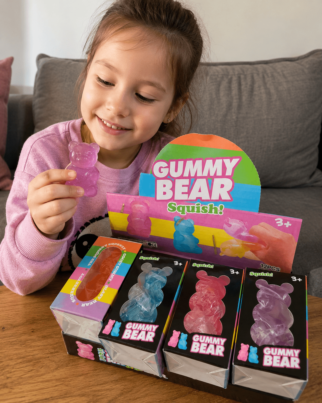 Скуиши Gummy Bear Антистрес Играчка Slow Rising Меко желирано мече за стискане и спокойна игра Скуиши Gummy Bear Антистрес Играчка Slow Rising е модерна сензорна играчка във формата на сладко желирано мече. Тя е мека, еластична и много приятна за стискане. След всяко стискане играчката бавно възстановява формата си. Именно този Slow Rising ефект я прави толкова интересна за децата. Позната е още като Gummy Bear Squishy, Squishy Gummy Bear, Желирано мече скуиши, Sensory Squeeze Toy, Soft Squish и Squeeze Toy. С размер около 6 см, играчката е удобна за малките детски ръчички. Цветовете се изпращат на случаен принцип, което превръща всяка поръчка в малка изненада. Това е прекрасна детска играчка за рожден ден, Коледа, Великден, награда или малък подарък за момче и момиче. Защо това желирано мече е любима антистрес играчка? Децата обичат играчки, които могат да стискат, мачкат и наблюдават. Мекото желирано мече носи приятно сензорно усещане и бързо привлича вниманието. Slow Rising ефектът прави играта още по-забавна. Детето стиска играчката, а тя постепенно се връща в първоначалната си форма. Това създава усещане за спокойна, повтаряща се игра, която много деца намират за приятна. Предимства на Gummy Bear Squishy и Sensory Squeeze Toy Този тип скуиши играчки съчетават забавление, мекота и тактилно усещане. Малкият размер позволява играчката да се носи лесно в джоб, раница, несесер или чанта. Подходяща е за игра у дома, в колата, по време на пътуване или в свободното време. Предимства: мека и приятна на допир; удобна за стискане; бавно възстановява формата си; подходяща за момчета и момичета; лесна за носене навсякъде; цветът е изненада. Защо да купите желирано мече скуиши Slow Rising? Това скуиши е чудесен избор, ако търсите малък, но впечатляващ подарък. Подходящо е за: подарък за 3-годишно дете; подарък за 4-годишно дете; подарък за 5-годишно дете; подарък за 6-годишно дете; награда за добро поведение; изненада за рожден ден; малък подарък за ученик. Играчката не заема място, но носи много радост. Понякога точно малките подаръци стават най-любими. Ползи от Squishy Gummy Bear за детето Играта с меко скуиши подпомага развитието на фината моторика. Детето стиска, отпуска и усеща различната текстура. Това насърчава координацията между ръцете и очите. Освен това играчката предлага спокойна самостоятелна игра без екран. Играчките не правят децата по-послушни, но им дават пространство да бъдат себе си, да се развиват и да се забавляват по свой начин. Технически характеристики Продукт: Скуиши Gummy Bear Антистрес Играчка Slow Rising Форма: желирано мече / Gummy Bear Размер: около 6 см Материал: мек еластичен материал Ефект: Slow Rising / бавно възстановяване на формата Цветове: изпращат се на случаен принцип Подходящо за: момчета и момичета Препоръчителна възраст: 3+ години Отзиви от доволни клиенти ★★★★★ Гергана, гр. Бургас „Поръчахме две скуиши мечета. Детето много ги хареса, меки са и цветът беше приятна изненада.“ ★★★★★ Петър, гр. София „Много приятно Gummy Bear Squishy. Малко, удобно и постоянно се носи в раницата.“ ★★★★★ Елена, гр. Русе „Чудесна антистрес играчка за дете. Бавно възстановява формата си и е много забавна.“ Къде да купите Gummy Bear антистрес играчка? Можете да поръчате Скуиши Gummy Bear Антистрес Играчка Slow Rising бързо и лесно от Онлайн магазин Мама&Бебе. В сайта ще откриете богато разнообразие от модерни скуиши, сензорни играчки, образователни комплекти, дървени играчки и подаръци за рожден ден, Коледа, Великден и други специални поводи. Купи лесно и бързо от: https://shopmamabebe.eu Последвайте ни във Facebook: https://www.facebook.com/mamaandbabystore За въпроси и поръчки: 0896944003 Често задавани въпроси Какъв цвят ще получа? Цветът се изпраща на случаен принцип според наличността. Колко е голяма играчката? Размерът е около 6 см. Подходяща ли е за подарък? Да, чудесна е за рожден ден, празник, награда или малка изненада. За каква възраст е подходяща? Препоръчва се за деца над 3 години. Благодарим Ви, че избрахте Онлайн магазин Мама&Бебе. Очакваме Вашите поръчки и сме насреща да помогнем с избора на подходяща детска играчка.