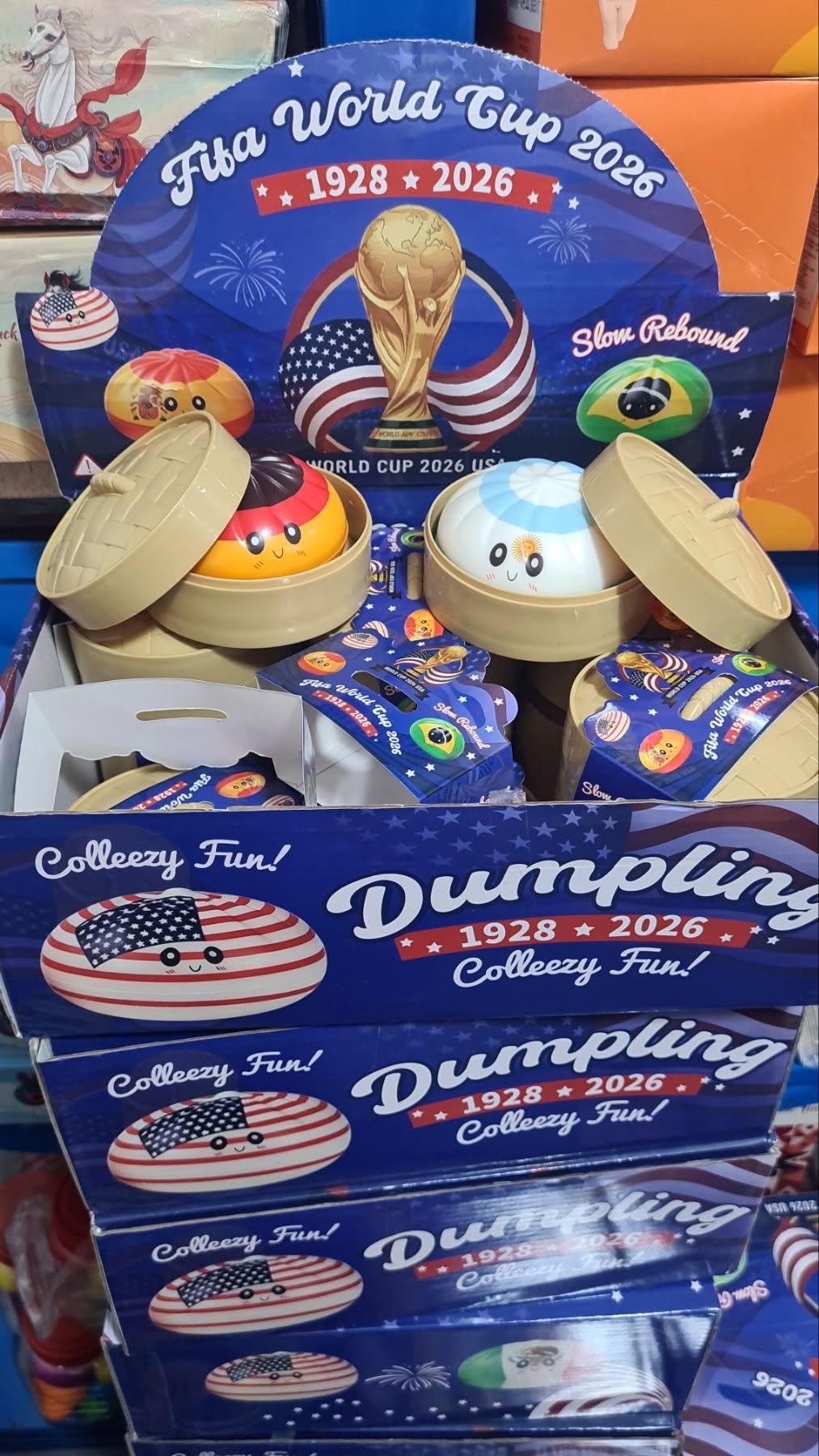 Скуиши Dumpling World Cup 2026 – Антистрес Играчка TikTok Хит Какво представлява Скуиши Dumpling World Cup 2026 – Антистрес Играчка TikTok Хит? Скуиши Dumpling World Cup 2026 – Антистрес Играчка TikTok Хит е забавна и изключително мека антистрес играчка, вдъхновена от различни държави и футболната атмосфера на Световното първенство 2026. Всяко скуиши е скрито в симпатична кутийка тип бамбукова кошничка и представлява колекционерска изненада за малки и големи. Тази прекрасна детска играчка е чудесен избор за рожден ден, награда, изненада за дете, подарък за 1, 2, 3, 4, 5 или 6-годишно дете. Подходяща е както за момчета, така и за момичета, които обичат модерните TikTok играчки и колекционерските изненади. През лято 2026 тази играчка е сред най-търсените антистрес продукти от деца по морските ни курорти като Слънчев бряг, Златни пясъци, Албена и Созопол. Защо тази антистрес скуиши играчка е идеален подарък за дете? Скуиши Dumpling World Cup 2026 не е просто играчка. Тя носи радост, любопитство и удоволствие от колекционирането. Причини да я изберете: Мек и приятен на допир материал Бавно възстановяване след стискане (slow rebound) Подходяща за антистрес игра Компактна и удобна за носене Насърчава колекционирането Развива въображението Популярен TikTok хит Идеална за подарък и изненада Играчките не правят децата ни по-послушни, но им дават пространство да бъдат себе си, да играят, да откриват нови неща и да развиват въображението си. Ползи за детето от скуиши играчките Развитие на фината моторика Стискането и мачкането на скуишито подпомага развитието на пръстите и координацията между ръцете и очите. Успокояваща антистрес игра Меката текстура създава приятно усещане и помага за отпускане след активен ден. Самостоятелна и безопасна игра Децата могат да играят навсякъде – у дома, на път, на почивка или по време на семейни пътувания. Технически характеристики Продукт: Скуиши Dumpling World Cup 2026 Тип: Антистрес играчка Материал: Мека PU пяна Ефект: Slow Rebound (бавно възстановяване) Размер на скуишито: приблизително 8 см Опаковка: Кутийка тип Dumpling Дизайн: Различни държави и национални флагове Възраст: 3+ години Пол: За момчета и момичета Реални отзиви от доволни клиенти ★★★★★ Мария, гр. Варна, дете на 5 години "Купихме Скуиши Dumpling World Cup 2026 за подарък и детето не спира да го стиска. Страхотна антистрес играчка и чудесна изненада." ★★★★★ Николай, гр. Пловдив, дете на 4 години "Много качествено скуиши. Един от най-харесваните TikTok хит продукти, които сме купували." ★★★★★ Гергана, с. Труд "Търсех идея за подарък за 3-годишно дете и попаднах на това скуиши. Отличен избор и много добро качество." Често задавани въпроси Подходящо ли е за малки деца? Да, препоръчва се за деца над 3 години. Може ли да се събира колекция? Да. Предлагат се различни дизайни и национални флагове. Подходящо ли е за подарък? Разбира се. Това е чудесна идея за рожден ден, изненада за дете или малък подарък за специален повод. Какво означава Slow Rebound и защо децата го обожават? Една от най-интересните характеристики на Скуиши Dumpling World Cup 2026 – Антистрес Играчка TikTok Хит е ефектът Slow Rebound. Това означава, че когато детето стисне скуишито, то не възстановява формата си веднага, а бавно и плавно се връща към първоначалния си вид. Именно този ефект прави скуиши играчките толкова популярни в TikTok, YouTube и социалните мрежи. Децата обожават да ги стискат отново и отново, защото са меки, приятни на допир и създават истинско усещане за релакс. Затова тези антистрес играчки са любими не само на малчуганите, но и на по-големите деца на 10, 11 и 12 години. Вдъхновени от Световното първенство 2026 Колекцията Dumpling World Cup 2026 е вдъхновена от атмосферата на най-голямото футболно събитие в света. Всяко скуиши представлява симпатичен герой с дизайн на различна държава и национален флаг. Това превръща играта в забавно колекционерско приключение, при което децата могат да събират различни модели и да научават повече за страните по света. Според моделите, които се виждат на снимката, могат да се паднат герои, вдъхновени от: Германия 🇩🇪 Аржентина 🇦🇷 Бразилия 🇧🇷 САЩ 🇺🇸 Испания 🇪🇸 Възможно е в серията да има и други държави, което прави всяко отваряне на кутийката още по-вълнуващо. Защо Dumpling World Cup 2026 е вирусна TikTok играчка? Децата обичат изненадите, а тази серия съчетава няколко от най-популярните тенденции наведнъж – скуиши играчка, антистрес ефект, колекционерски модели, случайна изненада и футболна тематика. Именно затова Скуиши Dumpling World Cup 2026 се превръща във вирусна играчка, която често присъства в TikTok видеа, клипове за разопаковане и колекционерски предизвикателства. Това е чудесен избор както за малки деца, така и за пораснали фенове на модерните колекционерски играчки. Независимо дали търсите подарък за 6-годишно дете, подарък за 10-годишно дете или интересна изненада за 12-годишен футболен фен, тази серия предлага забавление, колекциониране и много усмивки в една малка кутийка. ⚽🏆 Защо да поръчате от Онлайн магазин Мама&Бебе? Онлайн магазин Мама&Бебе предлага богато разнообразие от детски играчки, образователни комплекти, подаръци за рожден ден и специални поводи. Пазарувайте лесно и удобно от https://shopmamabebe.eu Последвайте ни във Facebook: https://www.facebook.com/mamaandbabystore Телефон за поръчки: 0896944003 👇 Добавете продукта в количката още сега и зарадвайте своето дете с една от най-популярните антистрес играчки на 2026 година! 📦 Повече за условията на доставка с Еконт: https://www.econt.com Благодарим Ви, че избрахте Онлайн магазин Мама&Бебе! Очакваме Вашите поръчки и сме винаги насреща за съдействие.