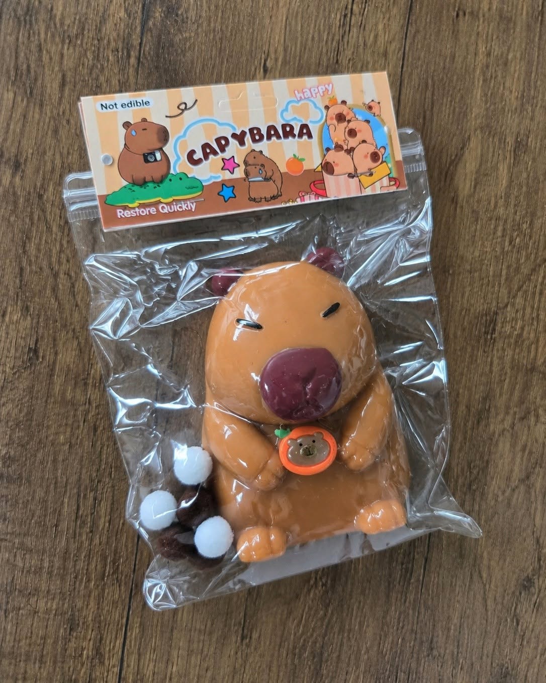 Скуиши Капибара Capybara Squishy  –  Slow Rising Антистрес Играчка Скуиши Капибара – Capybara Squishy Slow Rising Антистрес Играчка – TikTok хит за малки и големи Скуиши Капибара – Capybara Squishy Slow Rising Антистрес Играчка е една от най-харесваните TikTok Squishy играчки, която впечатлява с изключително мек материал, бавно възстановяване на формата (Slow Rising) и очарователен дизайн. Усмихнатата капибара, меката текстура и пухкавите декоративни помпони превръщат тази антистрес играчка в любима както на децата, така и на тийнейджърите и колекционерите на kawaii аксесоари. Само стиснете играчката, наблюдавайте как бавно възвръща първоначалната си форма и се насладете на приятното усещане при всяко докосване. Именно този ефект прави Capybara Squishy Slow Rising толкова популярен в TikTok, YouTube Shorts и Instagram Reels. Защо децата обожават Capybara Squishy? Капибарите са сред най-популярните животинки в социалните мрежи през последните години. Тяхното спокойно и симпатично излъчване ги превърна в истински интернет любимци, а Скуиши Капибара бързо се превърна в един от най-желаните подаръци. Мекото тяло позволява играчката да бъде стискана многократно, без да губи характерния си Slow Rising ефект. Какво представляват пухкавите помпони? В задната част на играчката са прикрепени меки пухкави помпони, които допълват сладкия дизайн на капибарата. Те са декоративен акцент и създават още по-забавна визия, като при движение леко се поклащат и правят играчката още по-атрактивна за децата. Този малък детайл отличава модела и го прави още по-разпознаваем сред останалите Squishy играчки. Как се играе със Скуиши Капибара? Използването е лесно и приятно: стиснете леко капибарата с ръка; наблюдавайте как бавно възстановява формата си; повторете отново и отново; използвайте я у дома, в училище, в офиса или по време на пътуване; поставете я на бюрото като сладка декорация между игрите. Благодарение на меката си структура Capybara Squishy Slow Rising е чудесна играчка за свободното време и носи удоволствие при всяко стискане. Защо да изберете Скуиши Капибара – Capybara Squishy Slow Rising Антистрес Играчка? ✔ Популярен TikTok Squishy модел. ✔ Изключително мек материал. ✔ Slow Rising ефект. ✔ Симпатичен дизайн на капибара. ✔ Декоративни пухкави помпони. ✔ Подходяща за многократно стискане. ✔ Компактен размер за носене навсякъде. ✔ Чудесен подарък за рожден ден, Коледа, Великден или просто като приятна изненада. ✔ Подходяща за деца над 3 години, тийнейджъри и всички почитатели на Kawaii и Squishy играчките. Компактен размер – удобна за носене навсякъде С височина 12 см, Скуиши Капибара – Capybara Squishy Slow Rising Антистрес Играчка е компактна и удобна за носене. Лесно се побира в детска раница, ученически несесер, дамска чанта или раница за пътуване, така че любимата Capybara Squishy може да бъде винаги под ръка – у дома, в училище, по време на път или на почивка. Малкият размер я прави удобна както за игра, така и като сладка декорация за бюро или детска стая. И в техническите данни добави: Технически характеристики Продукт: Скуиши Капибара – Capybara Squishy Slow Rising Антистрес Играчка Височина: 12 см Материал: Мек еластичен TPR (Slow Rising Squishy) Дизайн: Капибара с декоративни пухкави помпони Ефект: Slow Rising – бавно възстановява формата си след стискане Предназначение: Антистрес играчка, Squishy Toy, Fidget Toy Подходяща възраст: 3+ години Подходяща за: деца, тийнейджъри и колекционери на Kawaii и TikTok Squishy играчки