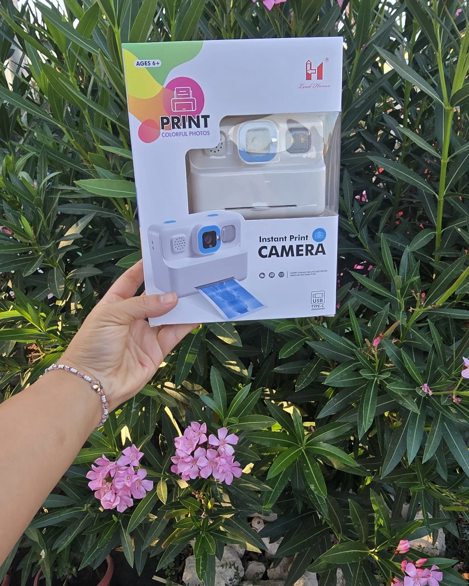 Детски фотоапарат с моментен печат – Instant Print Camera Детски фотоапарат с моментен печат – Instant Print Camera е страхотна комбинация от истинско снимане, видео, забавни филтри и възможност детето да получи своята снимка на хартия почти веднага. Вместо снимките просто да останат на екрана, малкият фотограф може да ги разпечата, да ги подари, да ги събира или да създава собствен албум със спомени. Този модел е много повече от обикновена детска играчка. Фотоапаратът разполага с 2.8-инчов IPS екран, снимки до 36 MP, 1080P видео, вградена батерия 1300 mAh, функция за моментен печат, забавни рамки и филтри и светкавица/осветление. В комплекта са включени ролки хартия, включително цветна хартия за печат, според комплектацията на модела. Особено важно за родителите – в кутията има инструкции и на български език, които улесняват първоначалната настройка и използването. Детска камера с принтер – снимай, отпечатай и запази момента Най-вълнуващата функция на този детски фотоапарат с моментен печат е именно отпечатването. Детето избира какво иска да снима, насочва камерата, прави кадъра и след това може да получи физическа снимка директно от фотоапарата. Технологията за моментен печат е практична за детска употреба, защото не е необходимо да се занимавате с традиционни касети с мастило. Хартията се поставя в предназначеното отделение на камерата, а отпечатаната снимка излиза от корпуса. Децата могат да снимат семейството, приятелите, домашния любимец, любимите си играчки или интересни моменти от разходката. След това снимките могат да се използват за албум, детски дневник, творчески проекти или подарък за баба и дядо. Натиснете „Добавяне в количката“ и подарете на детето възможност само да създава и отпечатва своите спомени. Защо детският фотоапарат с моментен печат е чудесен подарък? Това е подарък, който не приключва с разопаковането. Детската камера с моментен печат насърчава детето да наблюдава света около себе си, да избира интересни кадри и да експериментира. Подходящ е за: снимане и моментно отпечатване на снимки; създаване на собствени детски албуми; записване на видео; забавление с различни рамки и филтри; развитие на творческото мислене и наблюдателността; занимания у дома, на разходка и по време на пътуване; създаване на истински спомени без постоянно използване на телефона на мама или татко. Търсите подарък за 6-годишно дете, подарък за 7, 8, 9 или 10-годишно момиче или момче? Този модел е много добра идея за рожден ден, Великден, Коледа, завършване на учебната година или просто специална изненада. Фотоапарат за деца с моментни снимки – прекрасен за пътувания През лято 2026 детският фотоапарат с принтер може да се превърне в любимия спътник на детето. На море в Созопол, Несебър, Поморие, Приморско или Слънчев бряг малкият фотограф може сам да снима своите летни приключения и да създаде истинска колекция от ваканционни спомени. А най-хубавото? Детето не просто гледа готово съдържание на екран, а създава свое собствено съдържание. Играчките не правят децата ни по-послушни, но правилно подбраните занимания им дават пространство да бъдат себе си, да експериментират, да творят и да развиват собствените си интереси. Технически характеристики на детската камера с моментен печат Характеристика Данни Продукт Детски фотоапарат с моментен печат Модел B136103/LH-P80 Артикулен № 1013108 Баркод / EAN 3800876034812 Тип Instant Print Camera Фотография до 36 MP Видео 1080P Дисплей 2.8" IPS екран Батерия 1300 mAh, акумулаторна Печат Моментен печат на снимки Хартия Включени ролки за печат, вкл. цветна хартия според комплектацията Допълнителни функции Забавни рамки и фото филтри Осветление Светкавица / flashlight функция Зареждане USB Type-C Възраст 6+ години Цветове 2 цвята Инструкции Включени инструкции на български език Важно: не бих посочвала размер и материал, ако не са изрично дадени от производителя или в инструкцията. За SEO е по-добре характеристиките да са точни, отколкото да добавяме предполагаеми данни. Запечатайте най-ценните детски спомени с тази детска дигитална камера с моментален печат! С нея малките фотографи могат лесно да заснемат любимите си моменти и веднага да ги отпечатат, превръщайки всяко приключение в незабравим спомен. Камерата се зарежда с кабел USB Type C. Идва с 4 включени хартиени ролки за моментален печат. Камерата е 36 MP. Характеристики Широчина на опаковката см 7 Дължина на опаковката см 16 Височина на опаковката см 22 Възраст Над 6 г. Пол За момчета, За момичета Как се използва Instant Print Camera? След зареждане на батерията фотоапаратът се включва и детето може да използва екрана, за да композира своя кадър. Снима избрания обект, а при желание използва наличните забавни рамки и филтри. За печат се поставя съответната ролка хартия в отделението, като се следва посоката, показана в инструкцията. След заснемане избраната снимка може да бъде отпечатана директно от камерата. За конкретните настройки, поставяне на хартията и управление на функциите следвайте приложената инструкция на български език. Какво получава детето с този детски фотоапарат с принтер? Получава не просто камера, а собствен малък творчески инструмент. С него може да измисля фотосесии, да документира семейни приключения, да прави снимки с приятели и да създава свои колекции. Точно затова детски фотоапарат с моментен печат е подходящ за родители, които търсят по-различен подарък от поредната стандартна играчка. Къде да купя детски фотоапарат с моментен печат онлайн? Можете да поръчате от Онлайн магазин Мама&Бебе – shopmamabebe.eu. Предлагаме разнообразие от детски играчки, подаръци за момчета и момичета, творчески комплекти и интересни идеи за рожден ден, Великден, Коледа и други специални поводи. Следете новите предложения и в Facebook страницата на Онлайн магазин Мама&Бебе. За поръчки и въпроси: 089 694 4003 За информация относно куриерските услуги можете да посетите Еконт. Благодарим Ви, че избирате Онлайн магазин Мама&Бебе за подаръците и малките радости на Вашите деца! Качествен детски фотоапарат с принтер за истински малки фотографи Този детски фотоапарат с моментен печат впечатлява не само с красивия си дизайн, но и с богатите си функции. Това е качествен детски фотоапарат с принтер, създаден за деца, които обичат да снимат, да творят и веднага да превръщат любимите си моменти в истински снимки на хартия. На 2.8-инчовия IPS екран снимките се виждат цветно, така че детето може ясно да разглежда заснетите кадри, да избира любимите си снимки и да се забавлява с различните функции на камерата. Важно: как изглеждат отпечатаните снимки? За да бъде информацията напълно ясна преди покупка: цветното изображение, което виждате на дисплея, не означава пълноцветен фотопечат. Защо този детски фотоапарат с моментни снимки си заслужава? Ако търсите хубав детски фотоапарат за подарък, този модел съчетава камера, видео и моментен принтер в едно компактно устройство. Вместо поредната играчка, която бързо омръзва, детето получава възможност да създава свои снимки и спомени. Детският фотоапарат с принтер предлага 36 MP снимки, 1080P видео, 2.8" IPS цветен екран, забавни рамки и филтри, акумулаторна батерия 1300 mAh и USB Type-C зареждане. В комплекта има и инструкции на български език, което е сериозно удобство за родителите. Това го прави прекрасна идея за подарък за 6-годишно дете, както и за по-големи момичета и момчета, които вече проявяват интерес към фотографията и творческите занимания. отзиви от клиенти ★★★★★ Мария, Пловдив – дете на 7 г. „Търсехме детски фотоапарат с моментен печат за рождения ден. Дъщеря ми веднага разбра как да снима и най-много се радва на отпечатването на снимките.“ ★★★★★ Елена, Варна – дете на 8 г. „Много интересен детски фотоапарат с принтер. Детето снима навсякъде и после си събира снимките в собствен албум.“ ★★★★★ Гергана, София – дете на 6 г. „Поръчахме го като подарък за 6-годишно дете. Хареса ни, че има инструкции на български, а моментният печат беше голямата изненада.“ Често задавани въпроси Фотоапаратът отпечатва ли снимките веднага? Да, основната функция на модела е моментен печат на снимки директно от камерата. Необходимо ли е мастило? Моделът използва предназначена за него хартия за моментен печат, без стандартни мастилени касети. Може ли да записва видео? Да. Посочената от производителя характеристика е 1080P видео. Има ли екран? Да – камерата разполага с 2.8-инчов IPS дисплей. За каква възраст е подходящ? На опаковката е обозначена възраст 6+ години. Има ли инструкция на български? Да, в комплекта има инструкция и на български език. Важно за печата на снимките Снимките на екрана на фотоапарата се визуализират цветно, но при отпечатване резултатът може да бъде черно-бял или с розов оттенък, в зависимост от избраната настройка и използвания режим/хартия. Визуализация на екрана: цветна Печат: черно-бял или с розов оттенък според настройката/режима