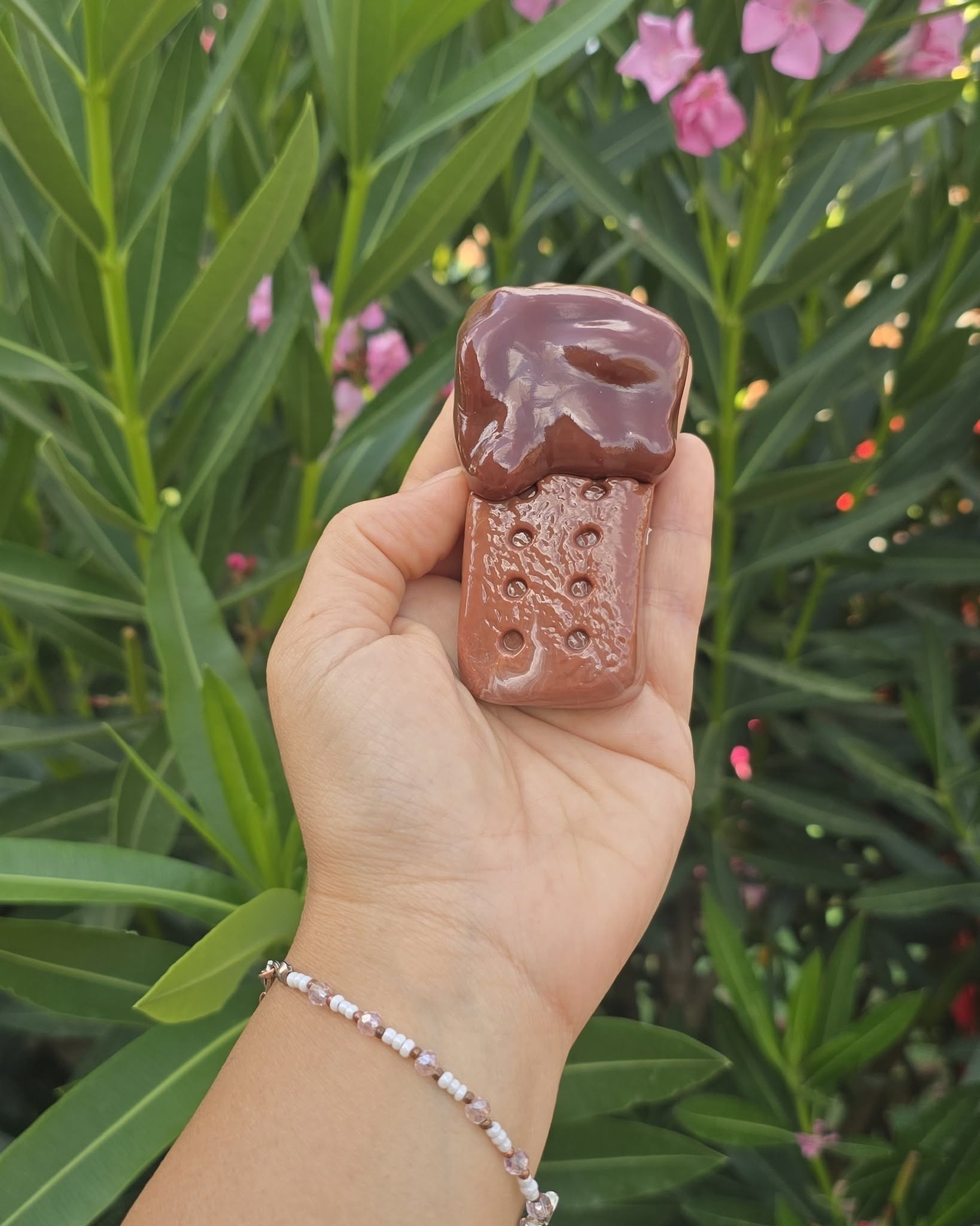 Антистрес играчка Chocolate Squishy – бисквитка с глазура Антистрес играчка Chocolate Squishy – бисквитка с глазура е мека сензорна играчка за стискане и мачкане с изключително апетитна визия. Тя наподобява шоколадова бисквитка, обилно полята с шоколадова глазура, а реалистичните релефни детайли я правят още по-интересна за децата. Това не е истински сладкиш, а забавна Chocolate Squishy антистрес играчка, която може да се стиска, притиска и мачка с ръце. След натиск меката структура постепенно възвръща формата си. Комбинацията от кафяв цвят, лъскава шоколадова визия и релеф на бисквитка създава онзи „уау“ ефект, който децата забелязват веднага. Антистрес играчка Chocolate Squishy е чудесна малка изненада за рожден ден, имен ден, Коледа, Великден, награда за добро представяне или подарък без специален повод. Подходяща е за момичета и момчета, които обичат squishy, fidget и сензорни играчки. Защо тази скуиши бисквитка с шоколадова глазура привлича вниманието? Първото, което прави впечатление, е реалистичният дизайн. Squishy бисквитката с глазура изглежда като шоколадово лакомство, но всъщност е мека играчка за мачкане. Детето може да я стиска с цяла длан, да натиска отделните части и да наблюдава как меката форма се деформира. Това превръща Chocolate Squishy бисквитката в приятно занимание за ръцете, което не изисква батерии, зарядно устройство или сложни правила. Ако търсите къде да купя антистрес играчки онлайн, Chocolate Squishy бисквитка цена или оригинална малка играчка за подарък, това е предложение, което определено се отличава от стандартните фигурки и комплекти. Как се играе с Chocolate Squishy антистрес бисквитката? Няма сложни инструкции – просто вземете играчката в ръка и започнете да стискате и мачкате. Меката текстура позволява различен натиск с пръсти и длан. Детето може да притиска шоколадовата „глазура“, релефната част на бисквитката или цялата играчка наведнъж. И точно в това е чарът на антистрес играчка Chocolate Squishy – проста игра, която може да се повтаря отново и отново. Ползи от сензорната Chocolate Squishy играчка Играта със скуиши бисквитка за мачкане ангажира ръцете и предлага различно тактилно усещане. При стискане детето използва пръстите, дланта и различна сила на натиск. Този тип занимание може да подпомогне: фините движения на пръстите; координацията ръка–око; тактилното и сензорно изследване; заниманието на ръцете; самостоятелната игра; почивката от телефон, таблет и други екрани. Играчките не правят децата ни по-послушни, но им дават пространство да бъдат себе си, да експериментират, да играят и да откриват нови усещания. Причини да изберете антистрес бисквитка Chocolate Squishy Антистрес играчка Chocolate Squishy е добър избор, когато искате малка и ефектна изненада, без да купувате голям и скъп комплект. Получавате играчка, която: не изисква батерии; може да се използва веднага; има атрактивен и реалистичен дизайн; комбинира squishy и сензорно занимание; подходяща е за момичета и момчета; лесно може да допълни по-голям подарък; предлага многократно занимание чрез стискане и мачкане. Така можете да спестите от покупката на голям подарък, когато поводът изисква само малък жест, награда или изненада. Технически характеристики на скуиши бисквитка с глазура Продукт: Chocolate Squishy Тип: антистрес / squishy / сензорна играчка Форма: бисквитка с шоколадова глазура Цвят: кафяв / шоколадов Функция: стискане и мачкане Текстура: мека и еластична Дизайн: релефна бисквитена основа с лъскава шоколадова част Батерии: не са необходими Материал: мек еластичен squishy материал Опаковка: прозрачна торбичка  с цип Важно: Chocolate Squishy е играчка, а не хранителен продукт. Въпреки реалистичната визия на шоколадова бисквитка, продуктът не трябва да се поставя в устата или да се консумира. Препоръчва се използване според указанията върху оригиналната опаковка и под родителски контрол при по-малки деца. Оригинален подарък – Chocolate Squishy бисквитка за дете Търсите идея за подарък за дете, което вече има много стандартни играчки? Именно тук необичайната визия работи във ваша полза. Антистрес играчка Chocolate Squishy – бисквитка с глазура може да бъде подарък за рожден ден, имен ден, Коледа, Великден, малка награда или просто приятна изненада. Особено подходяща е за деца, които събират squishy играчки, fidget играчки, антистрес играчки и реалистични играчки храни. Добавете я в количката още сега и превърнете една малка изненада в много стискане, мачкане и забавление.  клиентски отзиви за Chocolate Squishy ★★★★★ Мария, гр. Пловдив – дете на 8 години „Дъщеря ми много хареса Chocolate Squishy бисквитката. Изглежда като истински шоколадов сладкиш, а е мека и много приятна за мачкане.“ ★★★★★ Гергана, гр. Стара Загора – дете на 7 години „Търсехме антистрес играчка за дете и избрахме шоколадовата бисквитка. Интересна е, мека е и веднага привлече вниманието.“ ★★★★★ Николета, гр. Раковски – дете на 9 години „Много сладка squishy играчка. Шоколадовата глазура изглежда реалистично и детето постоянно я стиска и мачка.“ Купете Chocolate Squishy от Онлайн магазин Мама&Бебе Онлайн магазин Мама&Бебе предлага разнообразие от детски играчки онлайн, антистрес и сензорни играчки, образователни комплекти и подаръци за рожден ден, имен ден, Коледа и други специални поводи. Поръчайте антистрес играчка Chocolate Squishy – бисквитка с глазура лесно от shopmamabebe.eu – мястото, където всяка играчка носи усмивка. Следете новите ни предложения и в Онлайн магазин Мама&Бебе във Facebook. За въпроси и поръчки: 0896944003 Повече информация за куриерските услуги можете да откриете в Еконт. Благодарим Ви, че избирате Онлайн магазин Мама&Бебе. Очакваме Вашите поръчки и сме тук, за да Ви помогнем с избора на подходяща детска играчка. Често задавани въпроси за Chocolate Squishy бисквитката Какво представлява антистрес играчка Chocolate Squishy? Това е мека squishy играчка, оформена като бисквитка с шоколадова глазура. Предназначена е за стискане, мачкане и сензорно занимание. Истинска шоколадова бисквитка ли е? Не. Въпреки реалистичната визия, това е детска играчка и не е предназначена за консумация. Има ли шоколад в Chocolate Squishy? Не. „Chocolate“ описва дизайна и шоколадовата визия на играчката, а не нейното съдържание. Необходими ли са батерии? Не. Squishy бисквитката се използва чрез стискане и мачкане и не се нуждае от батерии. Подходяща ли е за подарък? Да. Това е оригинална малка изненада за рожден ден, имен ден, Коледа, Великден или допълнение към по-голям подарък.
