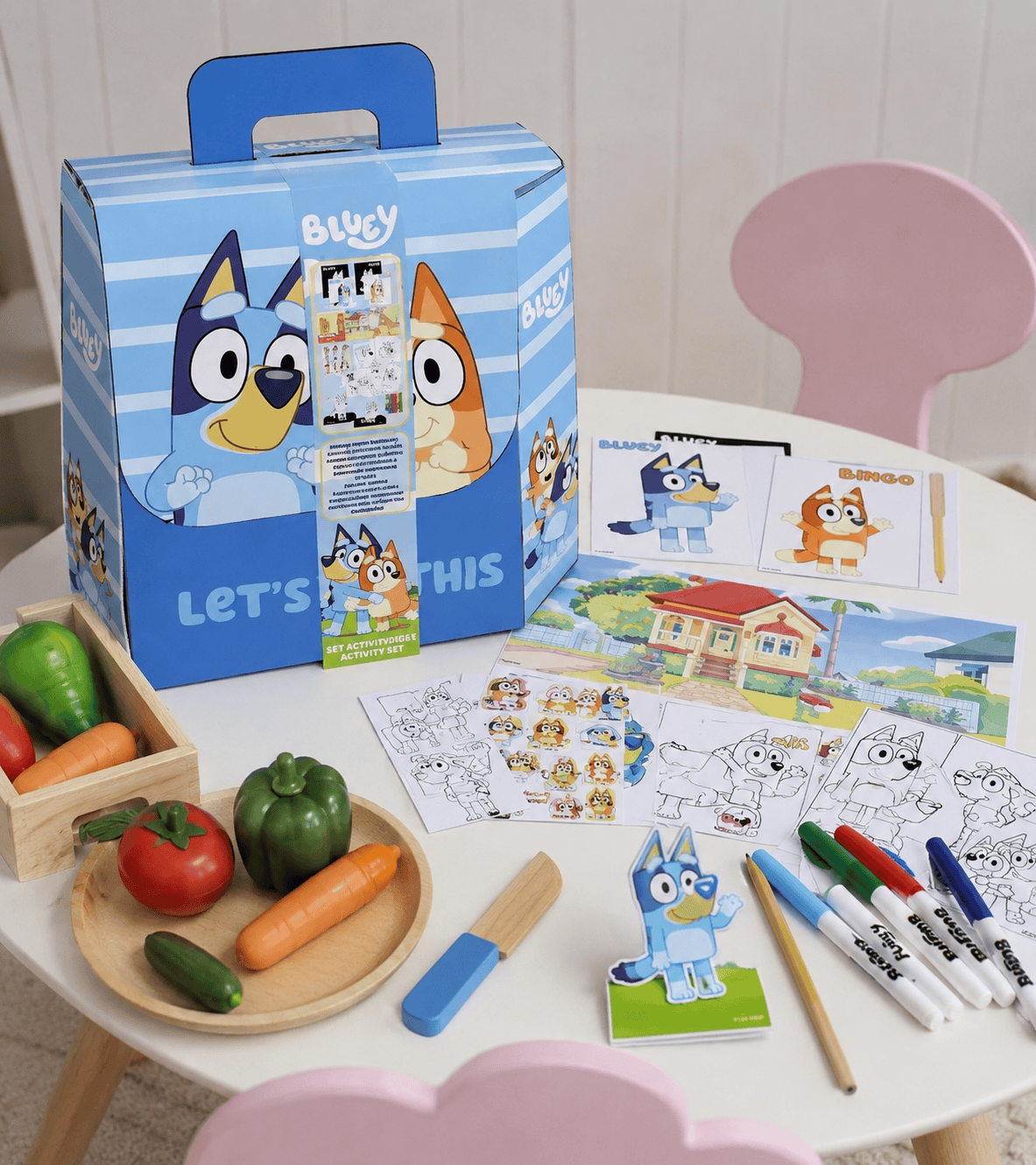Рисувателен комплект в чанта Bluey Cerda с Блуи и Бинго Оригинален арт комплект с Блуи и Бинго за рисуване, оцветяване и творчество Рисувателен комплект в чанта Bluey Cerda с Блуи и Бинго е оригинален лицензиран творчески комплект, създаден за малките почитатели на любимите герои Блуи (Bluey) и Бинго (Bingo). Комплектът събира в удобна преносима чанта всичко необходимо за рисуване, оцветяване и творчески занимания както у дома, така и в детската градина, на път или по време на семейна почивка. Благодарение на практичната форма тип чанта, всички принадлежности се съхраняват подредени и могат лесно да се носят навсякъде. Този рисувателен комплект в чанта Bluey Cerda с Блуи и Бинго е прекрасна детска играчка, която насърчава въображението, творческото мислене, фината моторика и концентрацията. Докато рисуват и оцветяват любимите си герои, децата развиват сръчност, координация между ръцете и очите и увереност в собствените си творчески способности. Комплектът е чудесен подарък за рожден ден, Коледа, Великден, първи учебен ден или като специална изненада за момиче или момче, което обича Bluey. Защо да изберете Рисувателен комплект в чанта Bluey Cerda с Блуи и Бинго? Това не е просто комплект за рисуване, а цял творчески свят, който детето може да носи със себе си навсякъде. Практичната чанта пази всички принадлежности подредени и улеснява пренасянето им. Предимства: ✔ Оригинален лицензиран продукт Cerda. ✔ Красив дизайн с любимите Блуи и Бинго. ✔ Удобна чанта за лесно съхранение и пренасяне. ✔ Подходящ за рисуване, оцветяване и творчески игри. ✔ Насърчава въображението и креативността. ✔ Подпомага развитието на фината моторика. ✔ Подходящ за игра у дома, в детската градина и по време на пътуване. ✔ Чудесен подарък за деца, които обичат да творят. Ползи за детето С Рисувателен комплект в чанта Bluey Cerda с Блуи и Бинго всяко дете може да развива важни умения чрез игра. Комплектът подпомага: творческото мислене; въображението; фината моторика; концентрацията; търпението; координацията между ръцете и очите; самостоятелността; увереността при рисуване и оцветяване. Играчките не правят децата по-послушни, но им дават свободата да бъдат любопитни, уверени и да откриват света чрез собственото си въображение. Подходящ за детска градина; занималня; семейни занимания; пътуване; ваканция; игра у дома; подарък за 3-годишно дете; подарък за 4-годишно дете; подарък за 5-годишно дете; подарък за 6-годишно дете; подарък за 7-годишно дете; рожден ден; Коледа; Великден; първи учебен ден. Защо родителите избират Рисувателен комплект в чанта Bluey Cerda с Блуи и Бинго? Рисувателен комплект в чанта Bluey Cerda с Блуи и Бинго е създаден за деца, които обичат да рисуват, оцветяват и творят. Практичната чанта позволява всички принадлежности да бъдат подредени на едно място, така че малките художници да могат да рисуват както у дома, така и по време на пътуване, почивка или посещение при приятели. Любимите герои Блуи и Бинго правят творческите занимания още по-вълнуващи. Докато създават своите рисунки, децата развиват въображението си, учат се да комбинират цветове и прекарват времето си далеч от телефоните и таблетите. Какво съдържа арт комплектът? Рисувателен комплект в чанта Bluey Cerda с Блуи и Бинго включва разнообразни принадлежности за рисуване и оцветяване, внимателно подредени в удобна преносима чанта. Комплектът съдържа: ✔ цветни флумастери; ✔ цветни моливи; ✔ пастели; ✔ восъчни моливчета; ✔ водни боички; ✔ четка; ✔ острилка; ✔ стикери с Блуи и Бинго. Всичко необходимо е винаги под ръка и лесно за пренасяне. Ползи за детето Рисуването е не само забавление, но и важна част от развитието на всяко дете. С този творчески комплект малчуганите развиват: въображение; креативност; концентрация; фина моторика; координация между ръцете и очите; търпение; самостоятелност; увереност. Творческите занимания насърчават децата да изразяват своите идеи, чувства и фантазия по естествен и приятен начин. Играчките не правят децата по-послушни, но им дават свободата да бъдат любопитни, да творят и да развиват своите таланти чрез игра. Подходящ за детска градина; подготвителна група; занималня; семейни занимания; пътуване; ваканция; игра у дома; подарък за 3-годишно дете; подарък за 4-годишно дете; подарък за 5-годишно дете; подарък за 6-годишно дете; подарък за 7-годишно дете; рожден ден; Коледа; Великден; първи учебен ден. ## Онлайн магазин Мама&Бебе В shopmamabebe.eu ще откриете богат избор от оригинални продукти Bluey, творчески комплекти, детски играчки и подаръци за момичета и момчета. Предлагаме: ✔ Бърза доставка с Еконт. ✔ Преглед преди плащане. ✔ Консултация на телефон 0896944003. ✔ Оригинални лицензирани продукти Cerda. Facebook: https://www.facebook.com/mamaandbabystore 📦 Жителите на гр. Раковски могат да получат продукта и директно от склада ни след предварителна уговорка и потвърждение за наличност. Технически характеристики Продукт: Рисувателен комплект в чанта Bluey Cerda с Блуи и Бинго Марка: Cerda Код: 66714 EAN: 8445484633214 Вътрешен код: 2700002334 Герои: Bluey (Блуи) и Bingo (Бинго) Подходящ за: момичета и момчета Тип: арт комплект за рисуване и оцветяване Опаковка: преносима чанта Материали: пластмаса, картон, дърво, нетоксични материали Препоръчителна възраст: 3+ години Отзиви от доволни клиенти ★★★★★ Мария П., гр. Пловдив „Страхотен рисувателен комплект Bluey! Дъщеря ми рисува всеки ден и вече носи чантата навсякъде.“ ★★★★★ Елица К., гр. София „Качествен комплект с много принадлежности. Блуи и Бинго направиха подаръка още по-специален.“ ★★★★★ Десислава М., гр. Бургас „Търсех арт комплект Bluey за рождения ден на сина ми. Остана очарован още щом видя чантата.“ ★★★★★ Ралица Н., гр. Варна „Много практичен комплект. След рисуване всичко се прибира обратно в чантата и няма разхвърляни моливи.“ ★★★★★ Гергана И., с. Труд „Един от най-хубавите подаръци, които сме купували. Качеството на Cerda си личи.“ Често задавани въпроси Подходящ ли е за момичета и момчета? Да. Рисувателен комплект в чанта Bluey Cerda с Блуи и Бинго е подходящ както за момичета, така и за момчета над 3 години. Може ли да се използва в детската градина? Да. Благодарение на удобната чанта всички принадлежности се съхраняват лесно и могат да се носят до детската градина, занималнята или на гости. Оригинален продукт ли е? Да. Това е оригинален лицензиран продукт Cerda с героите Блуи и Бинго. Подходящ ли е за подарък? Разбира се. Това е чудесен избор за рожден ден, Коледа, Великден, първи учебен ден или като специална изненада за всяко дете, което обича да рисува. Какви умения развива? Комплектът подпомага: фината моторика; концентрацията; творческото мислене; въображението; координацията; самостоятелността. Защо рисувателните комплекти Bluey са сред любимите на децата? Ако търсите къде да купя рисувателен комплект Bluey, вероятно искате подарък, който не само ще зарадва детето, но и ще го насърчи да твори. Именно затова Рисувателен комплект в чанта Bluey Cerda с Блуи и Бинго е чудесен избор. Благодарение на практичната чанта всички принадлежности са винаги подредени и готови за нови творчески приключения. Рисуването помага на децата да развиват въображението си, фината моторика, концентрацията и увереността. Независимо дали рисуват у дома, в детската градина, по време на пътуване или ваканция, любимите герои Блуи и Бинго правят всяка рисунка още по-забавна. В Онлайн магазин Мама&Бебе ще откриете оригинални лицензирани продукти Bluey, качествени творчески комплекти, детски играчки и идеи за подарък за момичета и момчета. Ако търсите арт комплект Bluey, комплект за рисуване за деца, творчески комплект Cerda или подарък за малък художник, разгледайте предложенията в shopmamabebe.eu.
