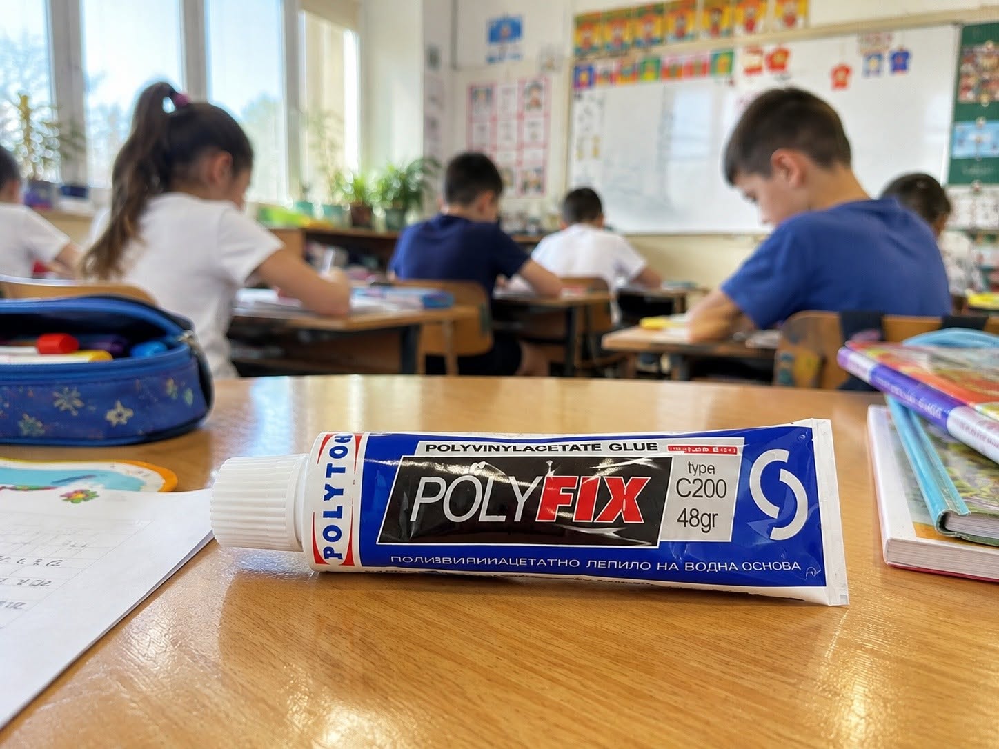 Ученическо лепило Polyfix C200 48 г – за хартия и картон Ученическо лепило Polyfix C200 48 г е практично поливинилацетатно лепило на водна основа, подходящо за работа с хартия, картон и различни ученически творчески проекти. Удобната тубичка от 48 г го прави подходящо за ученическия несесер, раницата или кутията с материали за творчество у дома. Ако подготвяте списъка за 15 септември, ученическо лепило Polyfix C200 48 г е от онези малки, но важни принадлежности, които е добре да бъдат купени предварително. Нужно е при различни практически задачи в училище, а вкъщи може да се използва за апликации, изрязване и лепене, картички и други творчески занимания. Лепило за училище за труд и техника, технологии и изобразително изкуство Лепилото за хартия и картон Polyfix е особено полезно при практически задачи и проекти. В зависимост от класа и учебната програма детето може да има нужда от лепило по технологии и предприемачество, изобразително изкуство, както и при различни занимания за изработване на модели, апликации и училищни проекти. Подходящо е и за занимания в детска градина или у дома, когато се работи с подходящи материали и под наблюдението на възрастен. Вместо сутринта преди училище да откриете, че точно лепилото липсва, добавете го към подготовката за учебната година още сега. Защо да изберете ученическо лепило Polyfix C200? При ученическите принадлежности практичността е важна. Не е необходимо всеки консуматив да бъде скъп – важно е да върши работата, за която е предназначен. Ученическо лепило Polyfix C200 е в компактна разфасовка от 48 г, която не заема излишно място. Подходящо е за основни училищни и творчески дейности с хартия и картон. Може да бъде използвано за: апликации от цветна хартия; работа с картон; изработване на училищни проекти; картички и украси; творчески занимания; модели и макети от подходящи материали; занимания по технологии и предприемачество; задачи по изобразително изкуство; домашни творчески проекти. Купувайки основните ученически пособия за 15 септември наведнъж, спестявате време и необходимостта да търсите отделни материали в последния момент. Ученическо лепило за творчески занимания у дома и в училище Рязането, подреждането и залепването на отделни елементи превръщат обикновената задача в практическо занимание. Такива дейности могат да подпомогнат фината моторика, координацията око–ръка, концентрацията и самостоятелността. Детските материали не правят децата по-послушни, но правилно подбраните пособия им дават пространство да създават, да опитват сами и да превръщат идеите си в нещо, което могат да покажат с гордост. А когато учителят каже: „За утре носете лепило, цветна хартия и картон“, ще сте подготвени. Технически характеристики на лепило Polyfix C200 48 г Продукт: ученическо лепило Polyfix C200 Код: 30013 Марка: Polyfix Модел/тип: C200 Количество: 48 г Тип: поливинилацетатно лепило Основа: водна Подходящо за: хартия, картон и подходящи творчески материали Опаковка: тубичка с винтова капачка Предназначение: училищни задачи, апликации и творчески занимания Цвят на опаковката: бяло и синьо Важно: Не посочвам конкретна минимална възраст, защото такава не се вижда върху предоставената информация за продукта. За малки деца лепилото трябва да се използва под надзора на възрастен. Ученически принадлежности за 15 септември – малките неща, които често забравяме Тетрадки, химикалки, моливи, флумастери – тях обикновено помним. Но именно лепило за училище, ножица, цветна хартия и картон често се оказват нужни още при първите практически задачи. Затова Polyfix C200 48 г е добра добавка към ученическия комплект. Подходящо е както за подготовката за първия учебен ден, така и за допълване на несесера през цялата учебна година. Търсите къде да купите ученически принадлежности онлайн? Добавете необходимите артикули в една поръчка и спестете време от обикаляне по магазините. отзиви за ученическо лепило Polyfix ★★★★★ Мария, гр. Пловдив – дете на 8 години „Взехме ученическото лепило Polyfix за училище заедно с останалите принадлежности. Удобна малка разфасовка за раницата и практична за задачите с хартия и картон.“ ★★★★★ Десислава, гр. Раковски – дете на 7 години „Търсех лепило за училище за 15 септември и го добавих към останалите ученически пособия. Ползваме го за апликации и различни проекти.“ ★★★★★ Николета, с. Белозем – дете на 9 години „Polyfix C200 48 г е удобен вариант за училищните задачи. Детето го използва при работа с хартия и картон.“ Често задавани въпроси за лепило за хартия и картон За какво се използва Polyfix C200? Polyfix C200 48 г е поливинилацетатно лепило на водна основа, предназначено за лепене и творчески дейности с подходящи материали като хартия и картон. За кои училищни предмети може да е необходимо? Може да бъде използвано при практически задачи по технологии и предприемачество, изобразително изкуство и различни училищни проекти, според изискванията на учителя и учебната програма. Подходящо ли е за 15 септември? Да. Ученическо лепило Polyfix C200 48 г е практично допълнение към списъка с ученически принадлежности за новата учебна година. Може ли да се използва вкъщи? Да. Подходящо е за апликации, картички, работа с цветна хартия, картон и различни детски творчески занимания. Колко е разфасовката? Една тубичка съдържа 48 г лепило. Купете ученически принадлежности онлайн от Мама&Бебе Онлайн магазин Мама&Бебе предлага не само детски играчки, но и практични ученически принадлежности, канцеларски материали, образователни комплекти и предложения за подготовката за 15 септември. Подгответе необходимото за училище навреме и поръчайте лесно от shopmamabebe.eu. За въпроси и поръчки: 0896944003 Благодарим Ви, че избирате Онлайн магазин Мама&Бебе. Очакваме Вашите поръчки и сме тук, за да Ви помогнем с необходимото за училище, творчество и детски занимания. Какво трябва да има в ученическия несесер и раница – пълен списък с принадлежности за училище тетрадки, моливи, химикалки, гуми, острилки, ножици, цветни материали и ученическо лепило за хартия и картон, Поръчай от shopmamabebe.eu · Facebook – Онлайн магазин Мама&Бебе · Информация за Еконт РАЗГЛЕДАЙ ВСИЧКО ЗА УЧЕНИКА Линк за бутона: https://shopmamabebe.eu/produkt-kategoriya/%d0%b7%d0%b0-%d1%83%d1%87%d0%b5%d0%bd%d0%b8%d0%ba%d0%b0/