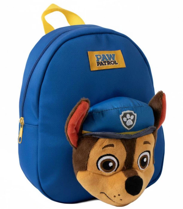 Плюшена детска раница Paw Patrol Chase – Cerda Плюшена детска раница Paw Patrol Chase от Cerda е очарователна малка раничка за детска градина, разходки, пътуване и ежедневните приключения на малките фенове на Пес Патрул. Моделът веднага привлича вниманието с наситения син цвят и голямата 3D плюшена глава на Chase, разположена отпред. Тази Плюшена детска раница Paw Patrol Chase е създадена в удобен детски размер – достатъчно компактна за малко дете, но практична за най-необходимите вещи. Основното отделение се затваря с цип, а регулируемите презрамки позволяват раницата да се нагласи според детето. Ако търсите раница за детска градина Paw Patrol, която да е едновременно практична и наистина желана от детето, Chase е прекрасен избор. Подходяща е и като подарък за рожден ден, имен ден, първи ден в детската градина или изненада за 15 септември. Раница за детска градина Paw Patrol с любимия Chase Понякога най-лесният начин детето да приеме новата раничка за градина е просто да я обикне. И точно тук дизайнът на Paw Patrol Chase има голямо предимство. Раницата не изглежда като обикновен детски аксесоар – отпред Chase е оформен като мека 3D плюшена фигура, която прави модела много по-интересен за малчуганите. С размери 21 × 10 × 25 см, раницата е предназначена за малките детски нужди – например резервна дрешка, кърпички и други леки принадлежности според изискванията на детската градина. Така родителят получава практичен аксесоар, а детето – раница с любим герой, която ще иска да носи. Защо да купите плюшена раница Chase от Cerda? При избора на детска раница за градина голямата ученическа раница невинаги е най-разумното решение. За малко дете компактният размер е много по-практичен. С Плюшена детска раница Paw Patrol Chase получавате: оригинален дизайн с любимия герой Chase от Paw Patrol; ефектна 3D плюшена предна част; компактни размери за малко дете; основно отделение с цип; регулируеми презрамки; удобна горна дръжка; лесен за комбиниране син цвят; изработка от 100% полиестер; качество от Cerda. И спестявате от покупката на отделна малка раница за разходки – моделът може да се използва не само за детска градина, а и при гостуване при баба и дядо, екскурзия, пътуване или семейна разходка. 3D детска раница Пес Патрул – малък размер за малките приключения Детската раница Chase е подходяща за период, в който малчуганите започват да искат „Аз сам!“. Собствената раничка им дава възможност да носят няколко свои вещи и постепенно да изграждат навици да се грижат за тях. А любимият герой може да превърне подготовката за детската градина в нещо много по-приятно. Раницата не прави детето по-послушно, но може да му даде още една малка причина да се чувства уверено и самостоятелно в ежедневието. Технически характеристики на детска раница Paw Patrol Cerda Продукт: детска раница Марка: Cerda Серия/герой: Paw Patrol – Chase Дизайн: 3D плюшена фигура отпред Основно отделение: с цип Презрамки: регулируеми Дръжка: горна дръжка за носене Материал: 100% полиестер Размери: 21 × 10 × 25 см Артикулен номер: 200000984602 / 2100006527 Цвят: син Предназначение: детска градина, разходки, пътуване и свободно време Подарък Paw Patrol за дете и идея за 15 септември Търсите подарък Paw Patrol за дете, който няма да остане забравен сред играчките? Тази раничка има практична стойност и може да се използва ежедневно. Особено подходяща е като подарък за 3-годишно дете, подарък за 4-годишно дете или подарък за 5-годишно дете, когато размерът е подходящ за конкретното дете. Тя е чудесна изненада за рожден ден, имен ден, тръгване на детска градина или подготовката около 15 септември. За фен на Paw Patrol комбинацията от Chase + плюшена 3D фигурка + собствена раничка определено има „уау“ ефект. Къде да купя детска раница Paw Patrol Chase онлайн? Ако търсите къде да купя раница Paw Patrol за детска градина, плюшена раница Chase, детска раница Пес Патрул или малка раничка за момче, поръчайте лесно от Онлайн магазин Мама&Бебе. В Онлайн магазин Мама&Бебе ще откриете детски играчки, раници, ученически принадлежности, образователни комплекти и идеи за подаръци за рожден ден, имен ден, Коледа и други специални поводи. Следете новите ни предложения във Facebook – Онлайн магазин Мама&Бебе. За поръчки и въпроси: 089 694 4003 Доставяме с Еконт. Информация за услугите на куриера можете да откриете в Еконт. Добавете Плюшена детска раница Paw Patrol Chase в количката и зарадвайте малкия фен с подарък, който може да използва всеки ден. Благодарим Ви, че избирате Онлайн магазин Мама&Бебе! Примерни отзиви за плюшена раница Paw Patrol Chase Това са примерни текстове за оформление, а не действителни клиентски отзиви. При публикуване като реални отзиви използвайте мнения на Ваши клиенти. ★★★★★ Мария, Пловдив – дете на 3 години „Търсехме малка раница Paw Patrol за детска градина и тази с Chase много му хареса. Размерът е удобен за малко дете, а плюшената фигурка отпред е страхотна.“ ★★★★★ Десислава, Варна – дете на 4 години „Поръчахме плюшената детска раница Paw Patrol Chase за градината. Синът ми веднага я хареса заради голямата глава на Chase. Презрамките се регулират и изглежда много сладко на гръб.“ ★★★★★ Елена, Стара Загора – дете на 3 г. и 6 м. „Много хубава детска раница Cerda с Chase. Купихме я за подарък за рождения ден и вече я носи навсякъде.“ ★★★★★ Ралица, с. Труд – дете на 5 години „Искахме компактна раница Пес Патрул, а не голяма ученическа раница. Тази е точно каквото търсехме – малка, красива и с любимия Chase.“ Често задавани въпроси за раница Chase Cerda Подходяща ли е за детска градина? Да. Компактният размер 21 × 10 × 25 см я прави подходяща за носене на малки и леки детски принадлежности. Плюшена ли е цялата раница? Не бих я описвала така. Самата раница е от 100% полиестер, а характерният 3D елемент с главата на Chase отпред е плюшен. Това е по-точно и няма да подвежда клиента. Регулират ли се презрамките? Да, раницата е с регулируеми презрамки. Как се затваря? Основното отделение е с цип. Какъв е размерът? Размерите са 21 × 10 × 25 см. Каква е марката? Моделът е на Cerda с дизайн Paw Patrol – Chase. Chase от Paw Patrol е смелото полицейско кученце и един от най-разпознаваемите герои от любимата детска поредица Пес Патрул (PAW Patrol), позната от Nickelodeon. А интересът към героите е още по-голям това лято – новият „Пес Патрул: Дино филмът“ вече тръгва по кината от 14 август 2026 г. Затова плюшената детска раница Paw Patrol Chase – Cerda е чудесен избор за малък фен на поредицата – за детска градина, разходка, подарък или подготовка за 15 септември. Плюшена детска раница Paw Patrol Chase Cerda Детска раница Paw Patrol Chase за детска градина 3D плюшена раница Chase Пес Патрул Cerda Синя детска раница Paw Patrol с плюшен Chase Каква раница да изберем за детска градина? При най-малките големият обем невинаги е предимство. Компактната раница за детска градина Paw Patrol Chase е удобна за няколко необходими вещи, а любимият герой може да направи носенето ѝ много по-желано. Модели като плюшена детска раница Paw Patrol Chase от Cerda са особено подходящи за родители, които търсят едновременно практичен аксесоар и интересен подарък за дете. С наближаването на новата учебна година и 15 септември подобна раничка е чудесна идея за малчуган, който тръгва или се връща в детската градина.