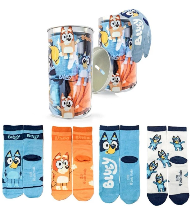 Детски чорапи Bluey и Bingo 23–30 – 4 чифта Cerda Детски чорапи Bluey и Bingo 23–30 са весел и практичен комплект от 4 чифта чорапи с любимите Блуи и Бинго, поднесени в атрактивен буркан. А най-хубавото е, че след като чорапите бъдат извадени, бурканът може да се използва като касичка за монети. Това е от онези покупки, които харесват и децата, и родителите – детето получава любимите си герои, а мама и татко избират нещо практично за всеки ден. Детски чорапи Bluey и Bingo са подходящи за детска градина, училище, разходки и ежедневието у дома. Защо чорапите с Блуи и Бинго са чудесен избор? Комплектът съдържа 4 различни чифта, така че детето може само да избира дали днес да бъде с Bluey, Bingo или с весел дизайн с любимите герои. Размерът е 23–30, което ги прави подходящи за по-малки деца. Тъй като размерът на крачето е индивидуален, препоръчваме да се ориентирате основно по номера на обувките на детето, а не само по възрастта. И точно сега детските чорапи Bluey и Bingo са практично попълнение към подготовката за 15 септември – нови чорапки за детската градина или училище, но с герои, които детето истински харесва. Bluey и Bingo чорапи + касичка в едно Опаковката е част от изненадата. След отваряне красивият буркан не се изхвърля, а се превръща в касичка за монети. Така детето може да започне да събира своите малки спестявания. Получавате 4 чифта чорапи + касичка за монети – практична и оригинална идея за подарък за рожден ден, първия учебен ден или просто малка изненада за фен на Блуи и Бинго. Продуктът е официално лицензиран Bluey продукт Cerda, което е важен плюс за родителите, които предпочитат оригинални детски артикули с любимите анимационни герои. Технически характеристики на чорапите Bluey и Bingo Продукт: детски чорапи Bluey и Bingo Комплект: 4 чифта Размер: 23–30 Марка: Cerda Герои: Bluey / Блуи и Bingo / Бинго Лицензиран продукт: да Опаковка: буркан с второ приложение като касичка за монети Артикулен номер: 2900002668 EAN: 8445484466652 Причини да изберете комплект чорапи Блуи и Бинго Получавате не един, а 4 чифта детски чорапи, различни дизайни с любими герои и практична опаковка с второ приложение. Това е полезен детски продукт, който няма просто да стои прибран – ще се използва ежедневно. Понякога именно малките неща правят подготовката за детска градина или училище по-приятна. Любимите Bluey и Bingo могат да превърнат дори сутрешното избиране на чорапи в забавен момент. Примерни клиентски мнения ★★★★★ Мария, гр. Пловдив – дете на 5 г. „Много сладък комплект чорапи Bluey и Bingo. Детето най-много се зарадва, когато разбра, че бурканът остава за касичка.“ ★★★★★ Елена, с. Труд – дете на 4 г. „Взехме ги за детската градина. Четири различни чифта и любимите Блуи и Бинго – много практична покупка.“ ★★★★★ Николета, гр. София – дете на 6 г. „Търсех подарък за фен на Bluey и този комплект много ни хареса. Касичката е страхотна идея.“ Често задавани въпроси Колко чифта има в комплекта? Получавате 4 чифта детски чорапи Bluey и Bingo с различни дизайни. Какъв е размерът? Размерният диапазон е 23–30. Какво се прави с буркана? След изваждането на чорапите бурканът може да се използва като касичка за монети. Лицензиран ли е продуктът? Да, това е лицензиран Bluey продукт Cerda. Поръчайте от Онлайн магазин Мама&Бебе или се обадете на 0896944003. Следете новите предложения и във Facebook страницата на Мама&Бебе.