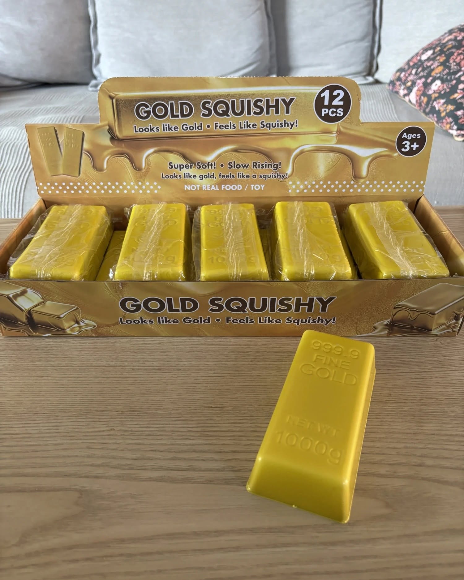 Златно кюлче Скуиши Gold Squishy – антистрес играчка Златно кюлче Скуиши Gold Squishy – антистрес играчка е забавна мека играчка във формата на златно кюлче, създадена за стискане, мачкане и приятно сензорно занимание. Изглежда като златно кюлче, но при натиск е меко и постепенно възстановява формата си благодарение на ефекта Slow Rising. Ако детето ви харесва модерните TikTok скуиши играчки, необичайните форми и онези малки предмети, които просто ти се иска да стиснеш отново и отново, Златно кюлче Скуиши Gold Squishy – антистрес играчка определено привлича вниманието. По самото кюлче има релефен надпис, наподобяващ маркировката върху истинско златно кюлче, което прави дизайна още по-интересен. Това е чудесна малка изненада за дете над 3 години, забавен подарък за рожден ден или просто награда без специален повод. TikTok хит Gold Squishy – защо децата харесват златното скуиши? Скуиши играчките станаха популярни в социалните мрежи именно заради простото, но удовлетворяващо действие – стискаш, деформираш и наблюдаваш как играчката бавно възстановява формата си. При този модел ефектът е още по-забавен заради контраста между външния вид на „твърдо“ златно кюлче и мекото усещане при допир. Златно кюлче Скуиши Gold Squishy може да бъде използвано за свободна сензорна игра у дома, по време на пътуване или когато детето просто иска нещо занимателно за ръцете. Важно: това е играчка, а не истинско злато и не е хранителен продукт. Защо да купите антистрес скуиши златно кюлче? Златно кюлче Скуиши Gold Squishy – антистрес играчка е малък подарък с голям „уау“ ефект. Формата е различна от стандартните животни, плодове и сладкиши, които често виждаме при скуиши моделите. То предлага: меко и приятно усещане при стискане; Slow Rising ефект – постепенно възстановяване на формата; занимание за ръцете; сензорна игра; необичаен дизайн на златно кюлче; компактна играчка за вкъщи или пътуване; модерна идея за подарък за деца, които следят TikTok тенденциите. Играчките не правят децата ни по-послушни, но могат да им дадат пространство да играят, да изследват различни усещания и просто да се забавляват по свой начин. Меко Slow Rising скуиши – ползи за детето При стискането и освобождаването детето използва пръстите и дланта си, което превръща мекото скуиши кюлче в лесна игра за фината моторика и координацията на движенията. То може да бъде интересно и като фиджет играчка за ръцете, но не бих обещавала медицински или терапевтичен „антистрес“ ефект. „Антистрес“ тук описва популярния тип играчка и начина на игра, а не лечение или медицинско средство. Технически характеристики на Gold Squishy златно кюлче Продукт: Златно кюлче Скуиши Gold Squishy – антистрес играчка Тип: скуиши / фиджет / сензорна играчка Дизайн: златно кюлче Ефект: Super Soft / Slow Rising Възраст: 3+ години, според обозначението на опаковката Цвят: златист Предназначение: за стискане и сензорна игра Опаковка: търговски дисплей от 12 броя, според показаната снимка Материал: не е посочен в предоставената продуктова информация Размер на едно кюлче: не е посочен в предоставената информация Марка: не е посочена Не бих измисляла материал или размер само за да запълним характеристиките. Ако ги имаш от доставчика, добавяме ги и страницата ще стане още по-пълна. Идея за подарък за дете над 3 години Търсите малък подарък за 3-годишно дете, изненада за 4-, 5- или 6-годишно дете или нещо модерно за по-голямо дете? Златното скуиши е интересна идея именно защото не прилича на стандартна играчка. Подходящо е за рожден ден, малка награда, подаръче за гостите на детско парти или просто за онзи момент, в който искате да чуете: „Леле, златно кюлче!“ Къде да купя TikTok скуиши играчки онлайн? Ако търсите къде да купя скуиши играчки, TikTok антистрес играчки онлайн, Gold Squishy или оригинална малка изненада за дете, разгледайте предложенията на Онлайн магазин Мама&Бебе. В Мама&Бебе ще откриете детски играчки онлайн, скуиши, антистрес и фиджет играчки, образователни комплекти и интересни идеи за подарък за деца. Хареса ви златното кюлче? Добавете го в количката, преди малките любители на TikTok хитовете да са открили новата доставка. За въпроси и поръчки: 0896944003 Следете новите предложения и в Facebook страницата на Мама&Бебе. Информация за куриерските услуги можете да проверите и на Еконт. Примерни клиентски отзиви за Gold Squishy Следващите текстове са примерни отзиви за оформление и SEO. Замени ги с действителни клиентски мнения, когато получиш такива. ★★★★★ Елена, Пловдив – дете на 7 г. „Дъщеря ми постоянно гледа TikTok скуиши играчки и златното кюлче веднага ѝ стана любимо. Меко е и най-много ѝ харесва как постепенно си връща формата.“ ★★★★★ Гергана, Стара Загора – дете на 6 г. „Търсех малка антистрес играчка за дете и избрах Gold Squishy заради интересната форма. Златното кюлче определено предизвика голяма реакция.“ ★★★★★ Николай, София – дете на 8 г. „Много забавно Slow Rising скуиши. Взехме го като малка изненада и детето веднага започна да го стиска и да гледа как възстановява формата си.“ Често задавани въпроси за златното скуиши Какво представлява Gold Squishy? Това е мека скуиши играчка във формата на златно кюлче, предназначена за стискане и сензорна игра. Възстановява ли формата си след стискане? Да, върху опаковката е обозначено Slow Rising, тоест постепенно възстановяване на формата. За каква възраст е подходящо? На опаковката производителят е обозначил 3+ години. Истинско злато ли е? Не. Това е детска играчка с дизайн, наподобяващ златно кюлче. Подходящо ли е за подарък? Да – особено за дете, което харесва скуиши, фиджет играчки и популярни TikTok тенденции. Търсите TikTok хит скуиши играчка, златно кюлче антистрес играчка или се чудите къде да купя скуиши онлайн в България? Златно кюлче Скуиши Gold Squishy – антистрес играчка комбинира ефектен дизайн с меко Super Soft усещане и популярния Slow Rising ефект. Подходящо е за деца над 3 години и е интересна идея за малък подарък, рожден ден или изненада без повод. В Онлайн магазин Мама&Бебе можете да откриете още скуиши играчки, фиджет играчки, TikTok хитове и детски играчки онлайн на едно място. Златно кюлче Скуиши Gold Squishy антистрес Slow Rising TikTok играчка за деца 3+ Благодарим Ви, че избирате Онлайн магазин Мама&Бебе! Очакваме Вашите поръчки и сме насреща за въпроси на 0896944003.