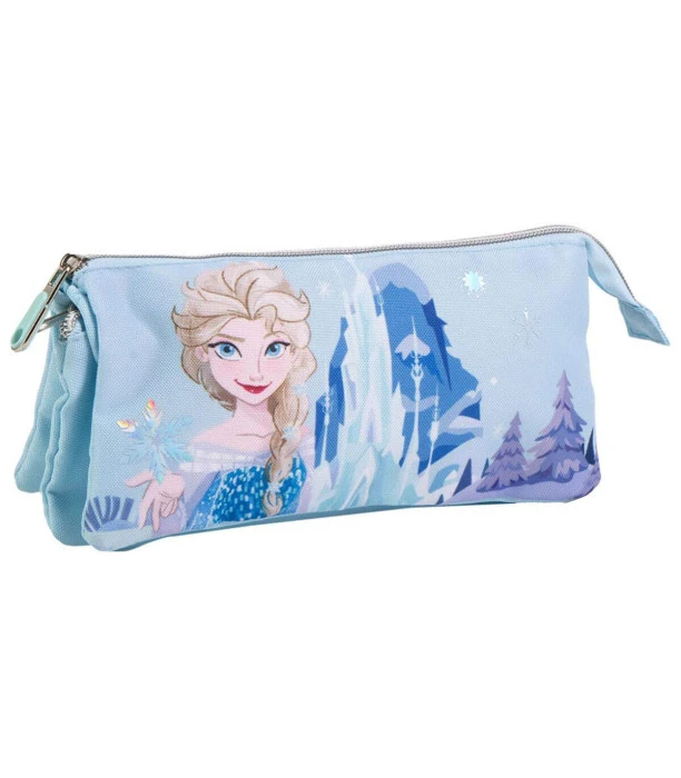 Ученически несесер Frozen с 3 отделения Cerda – Елза Ученически несесер Frozen с 3 отделения Cerda е красив и практичен ученически аксесоар за момичета, които обожават Елза и магичния свят на Замръзналото кралство. Моделът разполага с 3 отделения, които дават възможност моливите, химикалките, флумастерите и другите малки ученически принадлежности да бъдат организирани по-удобно. Сега, през лятото на 2026 г., започва подготовката за 15 септември и новата учебна година 2026/2027. Ако вашето момиче харесва Елза, този ученически несесер Frozen е чудесен начин да съчетаете практичната покупка за училище с любим детски герой. Търсите несесер Елза за училище, ученически несесер Frozen с Елза или красив несесер за момиче за 15 септември? Моделът Cerda е подходящ за училище, занималня, подарък за рожден ден или просто като специална лятна изненада преди първия учебен ден. Несесер Frozen с Елза и 3 отделения за 15 септември Подготовката за 15 септември 2026 вече започва! Новата раница, тетрадките и ученическите пособия са сред покупките, които родителите постепенно подготвят още през лятото. Точно тук несесерът Frozen с 3 отделения има практично предимство. Вместо всички пособия да бъдат събрани на едно място, трите отделения дават възможност за по-добра организация. А когато несесерът е свързан с любимата Елза от Frozen, подготовката на ученическата раница може да стане много по-вълнуваща за детето. Подготвяте покупките за 15 септември? Добавете несесера с Елза към списъка още сега. Защо да изберете ученически несесер Елза Frozen за момиче? Ученически несесер Frozen с 3 отделения Cerda съчетава дизайн, практичност и любима детска тема. Това е аксесоар, който детето може да използва ежедневно, а не просто поредната красива вещ. Трите отделения улесняват организирането на различни ученически пособия. Така детето може постепенно да изгражда навици за подреждане, самостоятелност и грижа за собствените си принадлежности. Несесерът е отличен избор за: 15 септември 2026; новата учебна година 2026/2027; ежедневна употреба в училище; занималня; подготовка на ученическата раница; подарък за ученичка; подарък за рожден ден; изненада за момиче, което обича Елза; допълнение към Frozen ученически принадлежности. Любимите вещи не правят децата ни по-послушни, но могат да им дадат пространство да бъдат себе си, да изграждат самостоятелност и да превърнат ежедневните задължения в нещо по-приятно. А един любим несесер с Елза може да направи очакването на първия учебен ден още по-вълнуващо. Детски несесер Замръзналото кралство – практичност и самостоятелност Изборът на детски несесер Frozen с Елза не е само въпрос на любим герой. Организираният ученически несесер помага необходимите пособия да бъдат на едно място и лесни за намиране. Трите отделения дават възможност детето да разпредели различните принадлежности и насърчават навика само да подрежда вещите си. Това носи практична стойност и за родителя – по-подредена ученическа раница и по-лесна подготовка за следващия учебен ден. Малка покупка с практична полза всеки ден – изберете любимата Елза за новата учебна година. Технически характеристики на несесер Cerda Frozen с Елза Наименование: ученически несесер Frozen с 3 отделения Марка: Cerda Тема/герой: Frozen / Замръзналото кралство / Елза Брой отделения: 3 Предназначение: съхранение и организиране на ученически принадлежности Пол: за момичета Код: 66724 EAN: 8445484397758 Доставка на модела: август 2026 г. Подходящ за: училище, занималня и ученически принадлежности Размер: не е посочен в предоставената информация от доставчика. Материал: текстил Несесер Елза за новата учебна година 2026/2027 Ако детето ви вече избира принадлежностите си за училище според любимите герои, несесер Елза може бързо да се превърне в една от любимите покупки за 15 септември. Моделът е подходящ за комбиниране с ученическа раница, тетрадки и други Frozen аксесоари. Така може да създадете красива тематична комбинация за момиче, което обича Замръзналото кралство. Търсите подарък за 7-годишно момиче, подарък за 8-годишно момиче или практична изненада за ученичка? Несесерът с Елза е идея, която съчетава любим герой с нещо, което детето действително може да използва в училище. Къде да купя ученически несесер Frozen с Елза онлайн? Ако търсите къде да купя ученически несесер Frozen, несесер Елза онлайн или Frozen ученически принадлежности за 15 септември, разгледайте предложенията на Онлайн магазин Мама&Бебе. В Мама&Бебе ще откриете детски играчки онлайн, ученически принадлежности, образователни комплекти, аксесоари и идеи за подаръци за момчета и момичета. Купете ученически несесер Frozen с 3 отделения Cerda от shopmamabebe.eu и отметнете още една важна покупка от списъка за новата учебна година. Не чакайте последните дни преди 15 септември – подгответе ученическите принадлежности навреме и превърнете очакването на първия учебен ден в приятно преживяване за детето. отзиви за ученически несесер Frozen с Елза ★★★★★ „Търсехме ученически несесер Frozen с Елза за 15 септември. Дъщеря ми обожава Замръзналото кралство, а аз харесах практичната идея с трите отделения.“ — Мария, Пловдив, дете на 8 г. – примерен отзив ★★★★★ „Искахме несесер Елза за училище, който да има повече от едно отделение. Подходяща идея за подготовката на раницата за новата учебна година.“ — Десислава, София, дете на 7 г. – примерен отзив ★★★★★ „Когато започнахме покупките за 15 септември, търсехме точно Frozen ученически принадлежности за момиче. Елза е любимата героиня на дъщеря ми.“ — Николета, Варна, дете на 9 г. – примерен отзив Често задавани въпроси за несесер Frozen Елза Колко отделения има ученическият несесер Frozen? Моделът разполага с 3 отделения, които могат да се използват за организиране на различни ученически принадлежности. Несесерът с Елза подходящ ли е за 15 септември? Да. Ученически несесер Frozen с Елза е чудесно допълнение към подготовката за 15 септември и учебната 2026/2027 година. Подходящ ли е несесерът Frozen за първокласничка? Като тип продукт ученическият несесер е подходящ избор за ученичка, включително при подготовка за първи клас. Производителят обаче не е посочил конкретна възрастова препоръка за този модел. Има ли ученически пособия вътре? В предоставената информация е описан несесер с 3 отделения, но не е посочено включено съдържание. Затова не твърдим, че моливи, химикалки или флумастери са включени. Подходящ ли е за подарък на момиче? Да. Несесер Елза Frozen е практична идея за подарък за ученичка, рожден ден или лятна изненада преди началото на учебната година. Защо да избера несесер с три отделения? Повече отделения означават повече възможности за организация. Детето може да разпредели различните принадлежности и по-лесно да открива това, което му е необходимо. Онлайн магазин Мама&Бебе – ученически принадлежности и детски играчки онлайн Лятото е моментът да започнете подготовката за 15 септември 2026. В Онлайн магазин Мама&Бебе ще откриете разнообразие от детски играчки онлайн, ученически принадлежности, образователни комплекти и подаръци за деца. Търсите ученически принадлежности за момиче, несесер с любим герой, подарък за ученичка или детски играчки онлайн? Разгледайте предложенията в shopmamabebe.eu. Поръчайте лесно и бързо от shopmamabebe.eu. Facebook: Онлайн магазин Мама&Бебе – mamaandbabystore Телефон за поръчки и въпроси: 0896944003 Очакваме Вашите поръчки и сме тук, за да Ви помогнем с всичко необходимо. Благодарим Ви, че избирате Онлайн магазин Мама&Бебе!