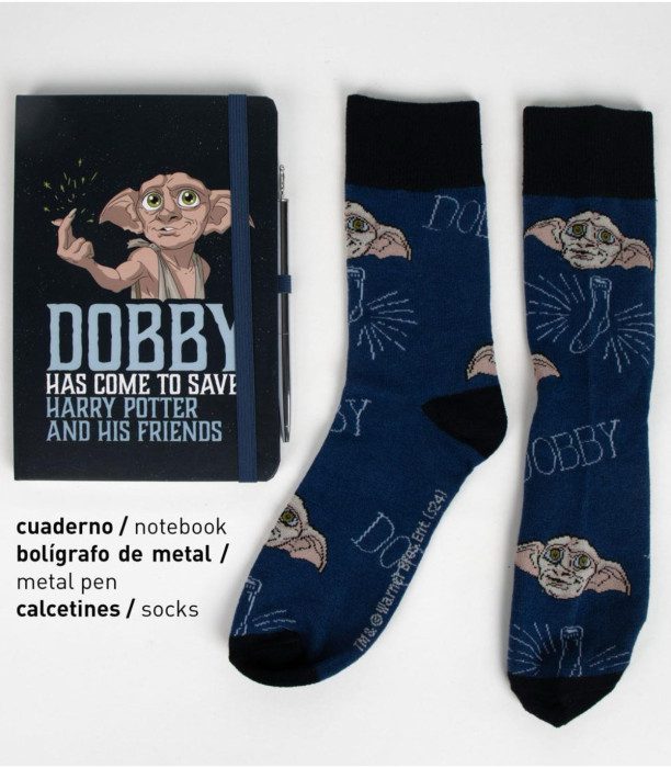 Тефтер Harry Potter Dobby с химикал и чорапи Cerda Тефтер Harry Potter Dobby с химикал и чорапи Cerda е оригинален подаръчен комплект за деца и по-големи фенове на магическия свят на Harry Potter. Вместо един подарък получавате три практични неща в комплект – тефтер с Dobby, метален химикал и чифт чорапи с любимото домашно духче. Това е чудесна идея, когато търсите нещо различно за 15 септември, първия учебен ден, рожден ден, имен ден или малка изненада за ученик. Комплектът е подходящ както за момичета, така и за момчета, които харесват Хари Потър и Доби. Защо комплектът Harry Potter Dobby е страхотен подарък за ученик? Комплектът Harry Potter Dobby съчетава полезното с любим герой. Тефтерът може да се използва за записки, планове, домашни задачи, идеи, рисунки или личен дневник. Металният химикал го допълва, а чорапите превръщат комплекта в още по-завършен подарък. И точно сега, когато наближава 15 септември, това е свежа алтернатива на стандартните ученически подаръци. Детето получава не просто канцеларски продукт, а комплект, който носи атмосферата на Harry Potter в ежедневието му. А ако се чудите какво да подаря на фен на Harry Potter, това е практична идея, която няма просто да остане на рафта. Dobby подаръчен комплект – три продукта в едно Комплектът включва: тефтер Harry Potter Dobby метален химикал чифт чорапи Dobby дизайн, вдъхновен от Harry Potter подходящ за момичета и момчета марка: Cerda артикулен номер: 2700001523 EAN: 8445484450491 Dobby е един от най-разпознаваемите и обичани герои от поредицата. Затова тефтер Harry Potter Dobby с химикал и чорапи е подходящ не само за по-малки ученици, но и за тийнейджъри и по-големи почитатели на поредицата. Подарък Harry Potter за 15 септември, рожден ден и специален повод Има подаръци, които са красиви, и такива, които наистина влизат в употреба. Тук получавате и двете. Тефтерът Dobby може да влезе директно в ученическата раница. Химикалът е винаги необходим, а чорапите добавят забавен Harry Potter акцент към ежедневието. Това прави комплекта подходящ при търсения като подарък Harry Potter за дете, подарък за фен на Dobby, Harry Potter подаръчен комплект, идея за подарък за ученик и подарък за 15 септември. Защо да изберете тефтер Harry Potter Dobby с химикал и чорапи? Получавате готов комплект, без да се налага да комбинирате отделни подаръци. Дизайнът с Доби веднага привлича вниманието на почитателите на поредицата, а практичните артикули могат да се използват ежедневно. Понякога най-хубавият подарък не е най-големият, а този, който детето с удоволствие взема със себе си на училище. клиентски отзиви ★★★★★ Мария, гр. Пловдив – дете на 10 г. „Взехме комплекта Harry Potter Dobby за началото на училище. Тефтерът много се хареса, а чорапите с Доби бяха истинската изненада.“ ★★★★★ Елена, с. Труд – дете на 12 г. „Търсех подарък за фен на Harry Potter и този комплект беше много подходящ. Хареса ми, че има тефтер, химикал и чорапи заедно.“ ★★★★★ Николай, гр. София – дете на 9 г. „Много добра идея за подарък Harry Potter. Детето веднага прибра тефтера в раницата за училище.“ Често задавани въпроси Какво съдържа комплектът? Тефтер с Dobby, метален химикал и чифт чорапи. Подходящ ли е за момиче и момче? Да. Дизайнът е подходящ за всеки фен на Harry Potter и Dobby. Подходящ ли е за подарък за 15 септември? Да. Тефтерът и химикалът го правят особено практичен за ученик, а чорапите добавят приятна изненада. Подходящ ли е за рожден ден? Да – особено когато детето обича Harry Potter. Онлайн магазин Мама&Бебе В Онлайн магазин Мама&Бебе ще откриете детски играчки, ученически принадлежности и оригинални идеи за подаръци за момичета и момчета. Поръчайте от shopmamabebe.eu или се обадете на 0896944003. Последвайте Онлайн магазин Мама&Бебе във Facebook за нови предложения и наличности. Благодарим Ви, че избирате Мама&Бебе!