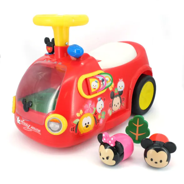 KIDDIELAND Ride-On Mickey Mouse с активности е многофункционално детско автомобилче за яздене с любимия Мики Маус, създадено за деца над 1 година. Тук детето не получава само Ride-On кола – получава цяло малко пространство за движение, откриване и игра с различни активности. Докато детето се движи, автомобилчето издава забавни звуци, а воланът светва. Под капака го очаква още една изненада – зона за игра с допълнителните колички Zoom. Малките ръчички могат да въртят зъбни колела, да сменят предавките и да разлистват цветни страници. А когато играта приключи? Седалката се повдига и разкрива място за съхранение на играчки. Това е прекрасна детска играчка и впечатляваща идея за подарък за дете над 1 година, първи рожден ден, Великден, Коледа, кръщене или специална изненада за малък почитател на Mickey Mouse / Мики Маус. Ride-On Мики Маус с активности – не просто кола, а цял център за игра Точно тук този модел се отличава. Много Ride-On играчки предлагат основно движение. KIDDIELAND Ride-On Mickey Mouse с активности добавя различни занимания, които детето може да изследва и когато автомобилчето не се движи. Под капака има място за игра с количките Zoom. Детето може да ги движи, да върти зъбните колела, да сменя предавките и да разглежда цветните страници. Това означава повече начини за игра в един продукт. Първо караме. После отваряме капака. След това започва играта с количките. Накрая любимите малки играчки могат да бъдат прибрани под седалката. Добавете в количката и подарете на детето собствено Mickey Mouse приключение на колела. Защо да изберете детска кола Mickey Mouse с активности? Този модел събира движение, интерактивни функции и занимателни елементи в една детска играчка: Ride-On автомобилче за яздене с Мики Маус; забавни звукови ефекти по време на движение; светещ волан; включени допълнителни колички Zoom; специално място под капака за игра с количките; въртящи се зъбни колела; функция за смяна на предавките; цветни страници за разлистване; повдигаща се седалка; място за съхранение на играчки; стабилна и издръжлива конструкция; подходящ за момичета и момчета над 1 година. Детско автомобилче Мики Маус – движение и откриване чрез игра Децата на тази възраст искат да пипнат, да завъртят, да натиснат, да преместят и после да повторят всичко отначало. И точно тук различните активности имат стойност. Карането насърчава движението и упражняването на координацията. Манипулирането на зъбните колела, страниците и другите елементи ангажира ръцете и любопитството. Играта с малките колички Zoom добавя още една възможност за самостоятелно занимание. Играчките не правят децата ни по-послушни. Добрите играчки им дават пространство да бъдат себе си, да изследват, да се движат и да развиват уменията си чрез игра. А когато всичко това е комбинирано с любимия Мики Маус, детето има още една причина да се връща към играчката. Mickey Mouse Ride-On – подарък с истински „уау“ ефект Търсите подарък за дете на 1 година, който да е по-впечатляващ от поредната малка играчка? Представете си реакцията при разопаковането: собствено автомобилче с Мики Маус, светещ волан, звуци, колички и активности за откриване. Точно затова този модел е силен избор за първи рожден ден, Великден, Коледа, кръщене или голяма изненада от мама, татко, баба или дядо. Ако търсите „Ride-On Mickey Mouse за дете“, „кола Мики Маус за яздене“, „подарък Мики Маус за 1 година“ или „детска кола с активности“, този модел отговаря много точно на покупателното намерение. Технически характеристики на Ride-On Мики Маус Марка: KIDDIELAND Модел: Ride-On Mickey Mouse с активности Герой: Mickey Mouse / Мики Маус SKU: 219253 Код / Ном. №: 65979 Възраст: над 1 година Подходящ за: момичета и момчета Размер на опаковката: 56 × 28 × 34 см Тип: детско автомобилче за яздене Ефекти: светлинни и звукови Волан: светещ Активности: зъбни колела, смяна на предавки, цветни страници Допълнителни играчки: колички Zoom Място за игра: под капака Седалка: повдигаща се Място за съхранение: под седалката Конструкция: стабилна и издръжлива според предоставеното продуктово описание Батерии: 2 × AA, включени с демонстрационна цел Материал: не е посочен в предоставената продуктова информация Вносител: Феликс Тойс Поръчайте KIDDIELAND Ride-On Mickey Mouse от Мама&Бебе В Онлайн магазин Мама&Бебе подбираме детски играчки, които не просто изглеждат впечатляващо, а дават повече възможности за истинска детска игра. Ще откриете предложения за момичета и момчета, Ride-On играчки, образователни комплекти и подаръци за рожден ден, Великден, Коледа, кръщене и специални семейни моменти. Търсите къде да купите Ride-On Mickey Mouse онлайн? Поръчайте KIDDIELAND Ride-On Mickey Mouse с активности от shopmamabebe.eu. Натиснете „Добави в количката“ – тук едно автомобилче означава много различни начини за игра. За въпроси и съдействие: 0896944003 Онлайн магазин Мама&Бебе във Facebook Информация за услугите на Еконт Отзиви за Ride-On Mickey Mouse с активности ★★★★★ „Взехме Ride-On Mickey Mouse с активности за първия рожден ден. Детето веднага се качи, но най-много се заигра с количките и зъбните колела под капака. Много интересна играчка.“ Анелия, Пловдив – дете на 1 г. и 2 м. ★★★★★ „Търсехме подарък Мики Маус за дете на 1 година и искахме да е нещо по-голямо и интересно. Светещият волан е абсолютен фаворит у дома.“ Ралица, София – дете на 1 г. и 5 м. ★★★★★ „Харесва ми, че не е само кола за яздене. Има различни занимания, а под седалката прибираме малките играчки. Детската кола Мики Маус определено се хареса.“ Мария, Асеновград – дете на 1 г. и 8 м. ★★★★★ „Подарихме KIDDIELAND Mickey Mouse за кръщенето на племенника ни. Много ефектен подарък, а детето веднага започна да разглежда всички активности.“ Гергана, Раковски – дете на 1 г. и 4 м. ★★★★★ „Синът ми обожава Мики Маус и тази Ride-On кола с активности стана една от най-използваните му играчки. Харесва му да кара и после да отваря капака и да играе с количките.“ Даниела, Варна – дете на 2 години Често задавани въпроси за кола Мики Маус с активности За каква възраст е Ride-On Mickey Mouse? Моделът е предназначен за деца над 1 година. Какви активности има? Детето може да играе с количките Zoom, да върти зъбните колела, да сменя предавките и да разлиства цветните страници. Има ли светлини и звуци? Да. Автомобилчето издава забавни звуци при движение, а воланът светва. Има ли място за играчки? Да. Седалката се повдига и отдолу има удобно пространство за съхранение. Батериите включени ли са? Да. Има 2 батерии AA, включени с демонстрационна цел. За последваща употреба може да е необходима подмяна. Подходящ ли е за подарък за първи рожден ден? Да, моделът е предназначен за деца над 1 година и е впечатляваща идея за първи рожден ден, кръщене или друг специален повод.