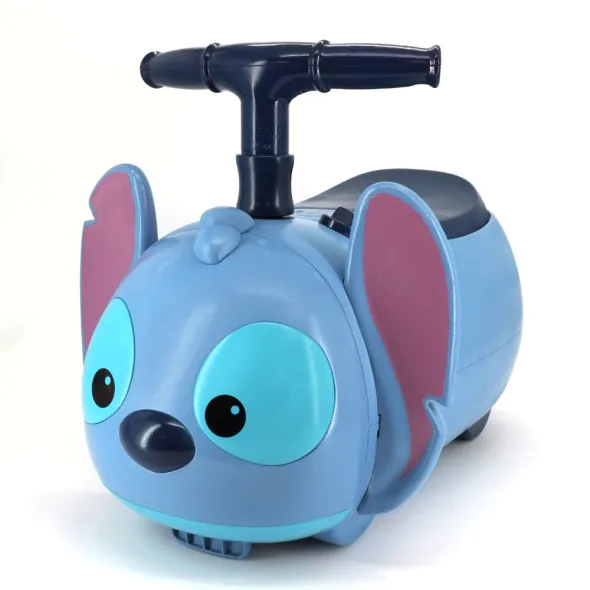 KIDDIELAND Ride-On кола Stitch – първото возило с любимия Стич KIDDIELAND Ride-On кола Stitch е очарователна детска кола за яздене, създадена за малчугани над 12 месеца и всички малки почитатели на Стич (Stitch). Официално лицензираният дизайн веднага привлича вниманието, а светлините, звуците и интерактивното табло превръщат всяко каране в ново приключение. Детето сяда, хваща волана и започва да изследва света на колела. Въртящото се предно колело улеснява управлението, а компактната конструкция е подходяща за първите забавни разходки с Ride-On играчка. Има и нещо, което малчуганите обожават – тайно място под седалката. Повдигнете я и отдолу се разкрива практично отделение за малки играчки и детски съкровища. Търсите подарък, който детето да поиска да използва веднага? Ride-On Stitch е прекрасна детска играчка за първи рожден ден, Великден, Коледа, кръщене или специална изненада за момче или момиче. Детска кола Стич със светлини и звуци – защо си заслужава? Тук Стич е само началото. Истинската стойност е в начина, по който детето играе. KIDDIELAND Ride-On кола Stitch предлага: официално лицензиран дизайн със Стич; интерактивно табло; светлинни и звукови ефекти; въртящо се предно колело за по-лесно управление; отделение за играчки под повдигащата се седалка; сгъваема дръжка за по-удобно пренасяне и съхранение; включени 2 батерии AA; подходяща за момичета и момчета над 12 месеца. Това е и истински списък, който поставен като Bulleted List в WordPress трябва да покрие изискването на Yoast за наличие на списък. Ride-On Stitch – игра, движение и повече самостоятелност Малките деца искат да правят нещата сами. Да опитат. Да завият. Да стигнат до любимата си играчка. Да повторят още веднъж. И точно затова една детска кола за яздене Stitch може да бъде много повече от красив подарък. Управлението и движението насърчават активната игра и упражняват координацията и ориентацията в пространството. Интерактивното табло, светлините и звуците стимулират любопитството и дават още поводи детето да изследва играчката. А Стич превръща всяко каране в история. Играчките не правят децата ни по-послушни – добрите играчки им дават пространство да бъдат себе си, да се движат, да откриват и да се развиват чрез игра. Кола за яздене Стич – подарък, който трудно остава незабелязан Представете си първия момент след разопаковането – детето разпознава Стич, вижда собствената си количка и вече иска да се качи. Точно този ефект търсим, когато избираме специален подарък. Ride-On кола Стич е чудесна идея за подарък за дете над 1 година, първи рожден ден, Великден, Коледа, кръщене или изненада без повод. Ако търсите „кола Стич за дете“, „Ride-On Stitch онлайн“, „подарък Stitch за дете на 1 година“ или „детска кола за яздене със светлини и звуци“, този модел съчетава любим герой с функции, които правят играта по-интересна. Не подарявайте просто още една играчка – подарете първото собствено возило със Стич. Технически характеристики на Ride-On кола Stitch Марка: KIDDIELAND Модел: Ride-On Stitch Герой: Stitch / Стич Код / Ном. №: 64691 SKU: 219252 Възраст: над 12 месеца / над 1 година Подходяща за: момичета и момчета Размер на опаковката: 48 × 28 × 34 см Ефекти: светлини и звуци Табло: интерактивно Предно колело: въртящо се Седалка: повдигаща се Място за съхранение: отделение под седалката Дръжка: сгъваема Батерии: 2 × AA, включени в комплекта Дизайн: официално лицензиран Stitch Материал: не е посочен в предоставената продуктова информация Вносител: Феликс Тойс Купете KIDDIELAND Ride-On Stitch от Мама&Бебе В Онлайн магазин Мама&Бебе подбираме детски играчки, които носят не само усмивка при разопаковането, а желание за истинска игра. При нас ще откриете детски играчки онлайн, Ride-On модели, образователни предложения и подаръци за рожден ден, Великден, Коледа, кръщене и други специални моменти. Търсите къде да купите детска кола Stitch онлайн? Поръчайте KIDDIELAND Ride-On кола Stitch лесно от shopmamabebe.eu. Натиснете „Добави в количката“ и подарете на малкия почитател на Стич собствено приключение на колела. Facebook: Онлайн магазин Мама&Бебе – mamaandbabystore Телефон за въпроси и поръчки: 0896944003 Често задавани въпроси за детска кола Стич За каква възраст е Ride-On Stitch? Моделът е предназначен за деца над 12 месеца. Подходяща ли е колата Стич и за момичета? Да. Според продуктовата информация моделът е предназначен както за момичета, така и за момчета. Има ли светлини и звуци? Да. Ride-On Stitch разполага с интерактивно табло със светлинни и звукови ефекти. Има ли място за играчки? Да. Седалката се повдига и под нея има практично отделение за съхранение на малки играчки. Батериите включени ли са? Да. Необходимите 2 батерии AA са включени. Подходяща ли е за първи рожден ден? Да, възрастовата препоръка е над 12 месеца, което прави модела подходяща идея за подарък след навършване на посочената възраст. Благодарим Ви, че избирате Онлайн магазин Мама&Бебе. Вашето доверие ни мотивира да подбираме интересни детски играчки и подаръци, които носят истински детски усмивки.