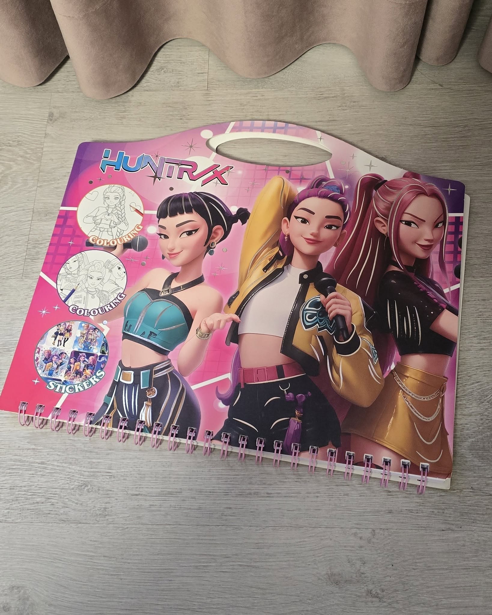 K-POP Demon Hunters книжка за оцветяване със стикери - Image 3