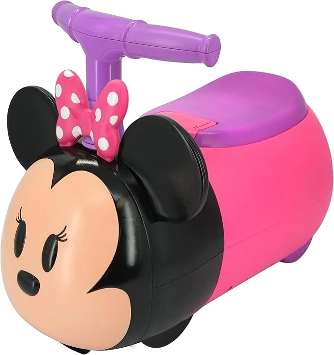 KIDDIELAND Ride-On кола Minnie Mouse KIDDIELAND Ride-On кола Minnie Mouse е очарователна детска кола за яздене с любимата Мини Маус, създадена специално за малчугани над 12 месеца. Детето получава собствено малко возило, интерактивно табло със светлини и звуци и възможност всеки ден да превръща карането в ново приключение. Това е прекрасна детска играчка за момиче над 1 година, която съчетава движение, игра и разпознаваемия Disney Junior дизайн на Minnie Mouse. Въртящото се предно колело улеснява управлението, а под повдигащата се седалка се крие практично отделение за любимите малки играчки. Представете си момента на разопаковането – детето вижда Мини Маус, разбира, че количката е негова, сяда и започва да я изследва. Именно затова Ride-On играчките са толкова впечатляващ избор за първи рожден ден. Детска кола Мини Маус – подарък, който веднага кани към игра Някои подаръци са красиви за снимка. Други детето иска да използва още преди опаковката да е прибрана. Ride-On Minnie Mouse е създадена точно за второто. Светлинните и звуковите ефекти правят играта по-интересна, а интерактивното табло дава на малките ръчички още неща за откриване. Количката разполага и със сгъваема дръжка, която улеснява пренасянето и съхранението. А най-сладката практична подробност? Седалката се повдига и отдолу има място за малките детски съкровища. Добавете в количката и подарете на малката госпожица нейното първо Minnie Mouse возило. Защо да купите Ride-On Minnie Mouse за дете над 1 година? При KIDDIELAND Ride-On кола Minnie Mouse красивият дизайн е само началото. Родителят получава играчка с няколко функции, а детето – собствено возило за активна игра. Основните предимства са: официално лицензиран Disney Junior дизайн с Мини Маус; подходяща за деца над 12 месеца; интерактивно табло за по-интересна игра; светлинни и звукови ефекти; въртящо се предно колело за по-лесно управление; повдигаща се седалка; практично отделение за играчки под седалката; сгъваема дръжка за удобно пренасяне и съхранение; включени 2 батерии AA. Този списък е подходящ да бъде поставен като истински Bulleted List в WordPress, за да бъде отчетен и от Yoast Readability. Кола за яздене Minnie Mouse – движение и развитие чрез игра Малките деца учат чрез движение, повторение и самостоятелно откриване. Когато детето управлява своята детска кола Мини Маус, то не просто се забавлява. Движението и маневрирането дават възможност да упражнява координацията и ориентацията си в пространството. Интерактивното табло, светлините и звуците провокират любопитството. А любимата Minnie Mouse дава начало на въображаеми истории и самостоятелна игра. Играчките не правят децата ни по-послушни. Добрите играчки им дават пространство да бъдат себе си, да опитват, да откриват и да се развиват чрез игра. Ride-On Мини Маус – специална идея за първи рожден ден Търсите подарък за момиченце на 1 година, който да изглежда специално още при поднасянето? Тази количка е прекрасен избор за първи рожден ден, Великден, Коледа, кръщене или изненада без конкретен повод. Комбинацията от Мини Маус, собствено детско возило, светлини и звуци създава онзи „уау“ момент, който търсим при по-специален подарък. Ако родител търси „подарък Minnie Mouse за момиче на 1 година“, „детска кола Мини Маус“, „Ride-On Minnie Mouse онлайн“ или „кола за яздене за дете над 1 година“, това са именно покупателните намерения, към които тази продуктова страница трябва да бъде насочена. Технически характеристики на детска кола Minnie Mouse Марка: KIDDIELAND Модел: Ride-On Minnie Mouse Герой: Minnie Mouse / Мини Маус SKU: 219251 Код / Ном. №: 64683 Възраст: над 12 месеца / над 1 година Предназначение: за момичета Размер на опаковката: 48 × 28 × 34 см Табло: интерактивно Ефекти: светлинни и звукови Предно колело: въртящо се Седалка: повдигаща се Отделение: място за малки играчки под седалката Дръжка: сгъваема Батерии: 2 × AA, включени Дизайн: официално лицензиран Disney Junior Minnie Mouse Вносител: Феликс Тойс Купете KIDDIELAND Ride-On Minnie Mouse от Мама&Бебе В Онлайн магазин Мама&Бебе подбираме детски играчки и подаръци, които не просто изглеждат красиво, а дават на детето повод да играе, да се движи и да открива. При нас ще откриете детски играчки онлайн, Ride-On модели, образователни играчки и идеи за подарък за рожден ден, Великден, Коледа, кръщене и специални семейни поводи. Търсите къде да купите детска кола Minnie Mouse онлайн? Направете подаръка лесно – поръчайте KIDDIELAND Ride-On кола Minnie Mouse от shopmamabebe.eu. Натиснете „Добави в количката“ – малката госпожица вече има свое място зад волана. За въпроси и съдействие: 0896944003 Онлайн магазин Мама&Бебе във Facebook Информация за услугите на Еконт Често задавани въпроси за Ride-On Мини Маус За каква възраст е KIDDIELAND Ride-On кола Minnie Mouse? Моделът е предназначен за деца над 12 месеца. Има ли светлини и звуци? Да. Количката има интерактивно табло със светлинни и звукови ефекти, които правят играта още по-интересна. Има ли място за играчки? Да. Седалката се повдига и под нея има практично отделение за малки играчки и детски съкровища. Батериите включени ли са? Да. В комплекта са включени 2 батерии AA. Подходяща ли е за подарък за първи рожден ден? Да, при спазване на посочената възраст над 12 месеца. Ride-On Minnie Mouse е особено атрактивна идея за първи рожден ден, кръщене или друга специална изненада. отзиви за детска кола Мини Маус ★★★★★ „Взехме KIDDIELAND Ride-On кола Minnie Mouse за първия рожден ден на дъщеря ни. Веднага се качи и най-много ѝ харесаха светлините и звуците. Много красив подарък с Мини Маус.“ Мария, Пловдив – дете на 1 година ★★★★★ „Търсехме детска кола Мини Маус за момиченце и този модел много ни допадна. Отделението под седалката е страхотна идея – дъщеря ми постоянно прибира играчките си там.“ Габриела, Стара Загора – дете на 1 г. и 4 м. ★★★★★ „Подарихме Ride-On Minnie Mouse за рожден ден и реакцията беше невероятна. Количката веднага стана любимата играчка вкъщи. Светлините и звуците са голям хит.“ Николета, София – дете на 2 години ★★★★★ „Много хубава кола за яздене Мини Маус. Детето лесно я управлява, а сгъваемата дръжка е удобна и за нас. Определено добра идея за подарък за малко момиченце.“ Елена, Раковски – дете на 1 г. и 7 м. ★★★★★ „Поръчахме детска кола Minnie Mouse като специална изненада. Дъщеря ми позна Мини Маус още щом я видя и веднага поиска да се качи. Това беше най-хубавата част от подаръка.“ Десислава, Бургас – дете на 1 г. и 10 м. Благодарим Ви, че избирате Онлайн магазин Мама&Бебе. Ценим доверието на всяко семейство и сме насреща, когато имате нужда от съдействие при избора на детска играчка или подарък. Очакваме Вашите поръчки!