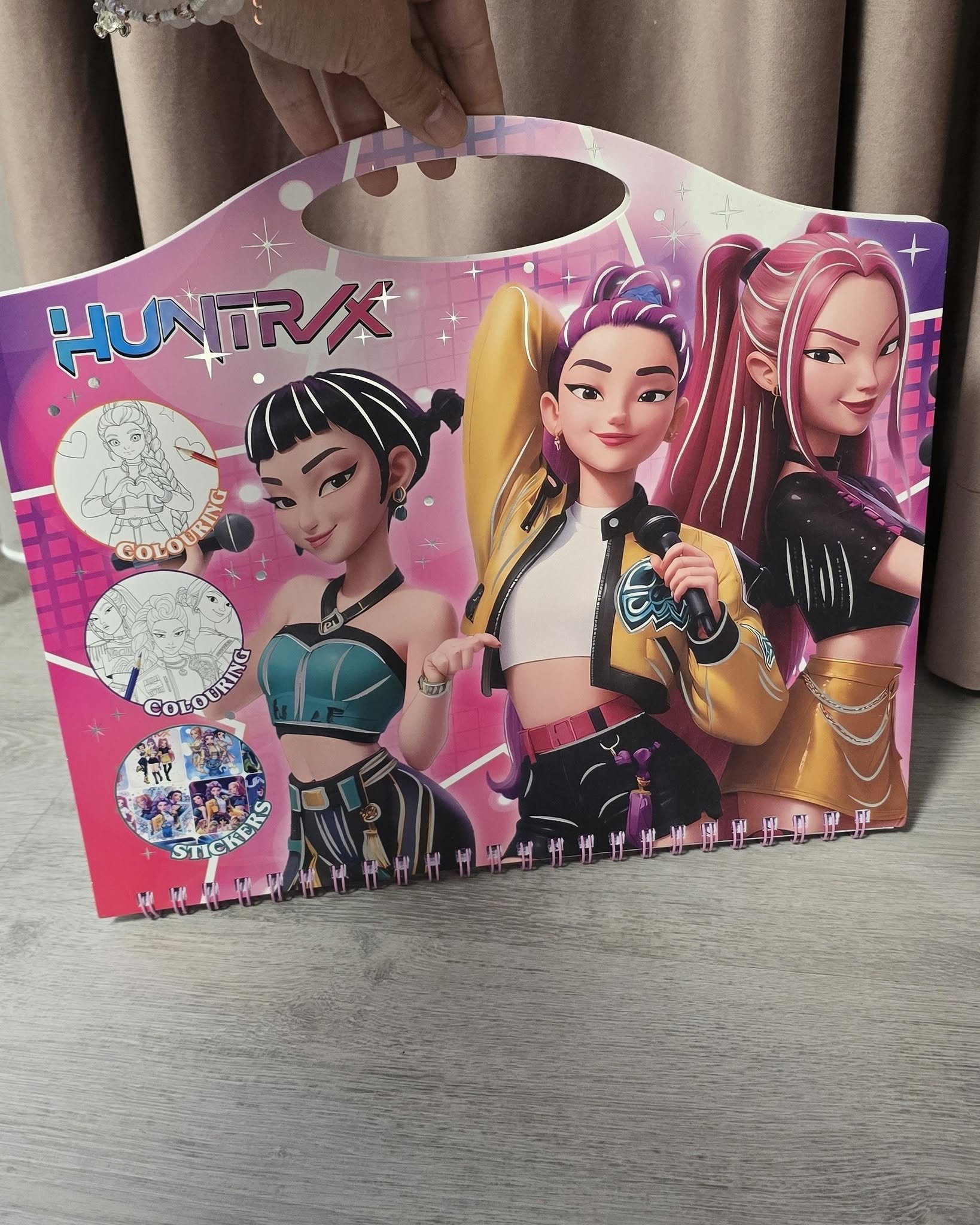 K-POP Demon Hunters книжка за оцветяване със стикери - Image 2