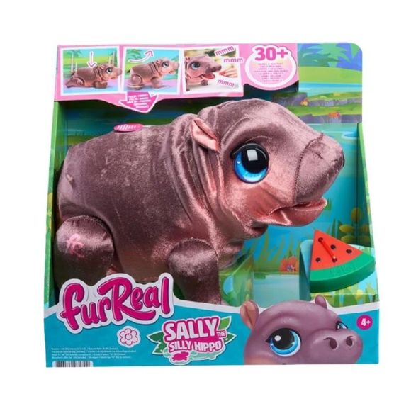 FurReal хипопотам Sally – интерактивно бебе хипопотам с над 30 реакции FurReal хипопотам Sally е интерактивно бебе хипопотамче, което се учи да ходи, реагира на детето и превръща обикновената игра в истинско малко приключение. С над 30 звукови и двигателни реакции Сали създава усещането, че детето се грижи за собствено забавно домашно животинче. Тя ходи, издава сладки звуци, реагира по различни начини и дори понякога губи равновесие и пада. А най-забавната част? Детето може да нахрани Сали с включеното парче диня и да наблюдава нейните реакции. FurReal хипопотам Sally е прекрасна детска играчка за момичета и момчета над 4 години и впечатляващ избор за рожден ден, Великден, Коледа или специална изненада. Интерактивен хипопотам FurReal – играчка, която наистина привлича вниманието Има играчки, които детето разглежда за няколко минути. И има такива, които го карат да измисля истории, да се грижи, да храни, да наблюдава и отново да се връща към играта. Интерактивният хипопотам FurReal Sally е създаден именно за такъв тип преживяване. Натиснете леко гърба на Сали и помогнете на малкото хипопотамче да направи своите първи стъпки. Нахранете го с динята и вижте как ще реагира. Сали може да издава различни звуци, да се движи и дори комично да загуби равновесие. Над 30 различни звукови и двигателни реакции означават повече разнообразие и повече възможности детето да измисля свои собствени ситуации. Защо FurReal Sally е чудесен подарък за дете над 4 години? Ако търсите интерактивна играчка за дете, която да впечатли още при отварянето на подаръка, Sally е предложение, което трудно остава незабелязано. Тя предлага: над 30 звукови и двигателни реакции; реалистична интерактивна игра; движение и упражняване на първи стъпки; хранене с включеното парче диня; забавни звуци и реакции; възможности за ролеви игри; симпатичен дизайн на бебе хипопотам; подходяща е за момичета и момчета над 4 години. Това я прави отлична идея за подарък за 4-годишно дете, както и подарък за 5-годишно или 6-годишно дете, когато малчуганът обича животни и интерактивни играчки. С наближаването на Великден FurReal хипопотам Sally е и чудесна идея за по-голяма великденска изненада вместо поредния стандартен подарък. Как FurReal интерактивното хипопотамче подпомага играта и развитието? Играта със Сали не е само натискане на бутон и наблюдаване. Детето може да се грижи за нея, да я храни, да ѝ помага да ходи и да измисля различни истории. Така естествено се стимулират въображението и ролевата игра. Грижата за малкото животинче може да насърчава нежността и грижовното отношение. Различните реакции поддържат любопитството и мотивират детето да открива какво още може да направи неговият нов приятел. Играчките не правят децата ни по-послушни. Добрите играчки им дават пространство да бъдат любопитни, да измислят собствени истории и да развиват уменията си чрез игра. Технически характеристики на интерактивна играчка FurReal Sally Продукт: интерактивен хипопотам Sally Марка: FurReal Friends Модел: 28179 Номенклатурен номер: 1012848 Баркод: 886144281792 Размер: 40 x 20 x 42 см Тегло: приблизително 1,3 кг Възраст: над 4 години Подходяща за: момичета и момчета Функции: над 30 звукови и двигателни реакции Интерактивна функция: хранене с парче диня, звуци, движения и упражняване на ходене Батерии: 4 x AA Комплект: батерии за демонстрационна цел са включени Къде да купя FurReal хипопотам Sally онлайн? Търсите FurReal Sally онлайн, интерактивна играчка FurReal за подарък или интересна детска играчка с животно? Поръчайте от Онлайн магазин Мама&Бебе – shopmamabebe.eu. Мама&Бебе предлага богато разнообразие от детски играчки, образователни комплекти, интерактивни играчки и подаръци за рожден ден, Коледа, Великден и други специални поводи. За нас доверието се печели с коректно отношение, ясна информация за продуктите и помощ при избора. Затова се стремим родителите да могат по-лесно да открият подходящия подарък за своето дете. Разгледайте FurReal хипопотам Sally и ако това е играчката, която ще накара вашето дете да каже „Искам я!“, добавете я в количката още сега. Сайт: shopmamabebe.eu Facebook: Онлайн магазин Мама&Бебе – facebook.com/mamaandbabystore Телефон за поръчки и въпроси: 0896944003 Често задавани въпроси за FurReal Sally За каква възраст е FurReal хипопотам Sally? Играчката е предназначена за деца над 4 години. Какво прави интерактивният хипопотам? Сали предлага над 30 звукови и двигателни реакции. Детето може да я храни с включеното парче диня, да слуша реакциите ѝ и да ѝ помага да упражнява първите си стъпки чрез леко натискане по гърба. FurReal Sally подходяща ли е за подарък? Да. Интерактивният хипопотам FurReal е подходящ подарък за рожден ден, Великден, Коледа или специална изненада за дете над 4 години. Подходяща ли е за момичета и момчета? Да. Сали е подходяща за всяко дете, което обича животни, интерактивни играчки и ролеви игри. Необходими ли са батерии? Да. Необходими са 4 батерии AA. В комплекта има батерии, предназначени за демонстрационна цел. Мнения за интерактивния FurReal хипопотам Sally ★★★★★ „Страхотна интерактивна играчка FurReal. Дъщеря ми най-много се забавлява, когато храни Сали с динята и гледа как ходи и реагира. Определено беше успешен подарък.“ — Мария, дете на 5 години ★★★★★ „Взехме FurReal хипопотам Sally за подарък и детето веднага започна да играе с него. Звуците и движенията са много забавни, а самото хипопотамче е страшно симпатично.“ — Елена, дете на 6 години ★★★★★ „Търсехме подарък за 4-годишно дете и Sally много ни допадна. Детето я храни, помага ѝ да ходи и постоянно измисля различни истории с нея. Много хубава играчка за ролеви игри.“ — Никол, дете на 4 години ★★★★★ „Една от онези играчки, които привличат вниманието още щом ги включиш. Нашето момиченце се смее всеки път, когато хипопотамчето тръгне и падне. FurReal Sally определено беше попадение.“ — Десислава, дете на 5 години ★★★★★ „Купихме интерактивния хипопотам FurReal Sally за рожден ден. Много сладка и забавна играчка, особено моментът с храненето и различните реакции. Детето беше истински впечатлено.“ — Петя, дете на 6 години