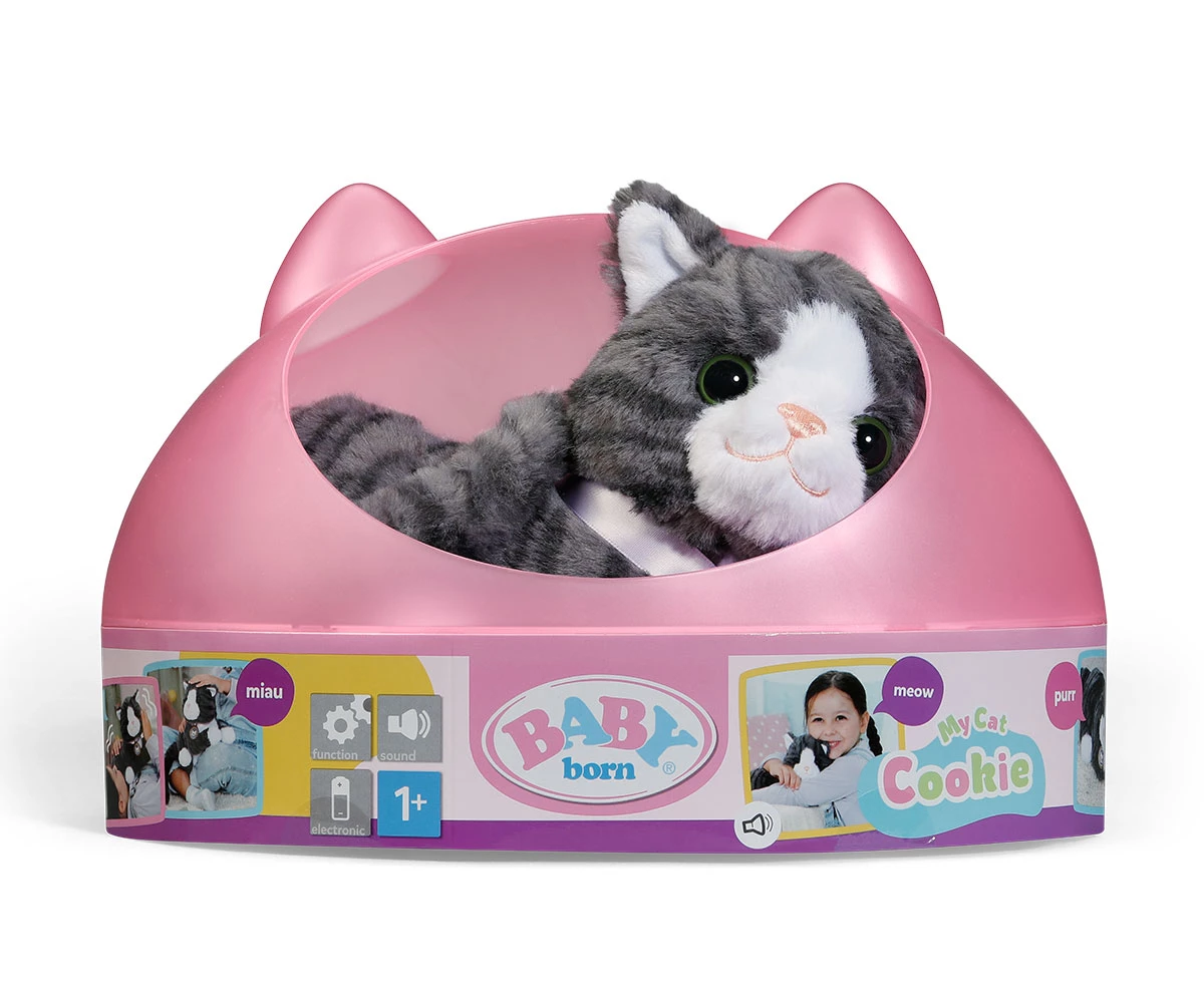 BABY born интерактивно коте Cookie мяука и мърка с легълце Интерактивно коте BABY born Cookie е очарователна детска играчка с мека козинка, реалистично мяукане, нежно мъркане и вибрации, които наподобяват истинско котенце! Малката Куки реагира на галене по главичката, гръбчето и лапичките, а когато дойде време за почивка, може да се настани в собственото си легълце – котешка кутия. Представете си щастието на детето, когато погали своето котенце и то започне да мърка! Интерактивното коте BABY born Cookie създава усещането за истински малък домашен любимец, който обича внимание и нежни прегръдки. Прекрасна детска играчка за момичета и момчета над 1 година, подходяща за Коледа, рожден ден, кръщене, имен ден или специална изненада. Интерактивно плюшено коте Cookie – мяука и мърка при галене Мечтае ли вашето дете за собствено котенце? С BABY born Cookie малчуганът получава пухкав приятел, който реагира на неговото внимание и прави играта още по-интересна. Това не е обикновена плюшена играчка. Куки има интерактивни функции, които привличат детското внимание и насърчават грижовното отношение. Какво може интерактивното коте Cookie? Мяука като истинско котенце – издава характерни котешки звуци. Мърка при галене – реагира на нежното докосване. Вибрира, докато мърка – създава реалистично усещане. Реагира на галене по главата – насърчава взаимодействието. Реагира при докосване на гръбчето и лапичките – предлага различни начини за игра. Има много мека козинка – приятна за гушкане. Получавате собствено легълце – котешка кутия за почивка. Има каишка с медальон – очарователен детайл, който допълва визията. Представете си как малките ръчички внимателно галят Куки, а тя отвръща с нежно мъркане! Изберете играчка, която създава повод за усмивки, грижа и споделени моменти! Защо да купите интерактивно коте BABY born Cookie? Все повече родители търсят играчки, които предлагат не само забавление, но и възможности за активно взаимодействие. Интерактивното коте BABY born Cookie е чудесен избор, защото съчетава мекотата на плюшена играчка с реалистични котешки звуци и реакции. 6 причини да изберете плюшеното коте Куки Реагира на детското внимание. Когато го погалите, котето започва да мърка и мяука. Създава реалистично усещане. Нежните вибрации при мъркане наподобяват поведението на истинска котка. Подходящо е за гушкане. Меката козинка прави Куки приятно за докосване плюшено приятелче. Има собствено легълце. Детето може да организира място за почивка на своя домашен любимец. Насърчава грижовността. Малчуганът може да гали, успокоява и да се грижи за котето по време на ролева игра. Познато е от телевизионната реклама. Моделът е представен като телевизионно рекламирана детска играчка от серията BABY born. Ако търсите интерактивно коте, което мяука и мърка, Cookie е прекрасен избор за специален подарък. Как плюшеното коте с реалистични звуци подпомага развитието на детето? Развива грижовност и емпатия Играта с домашен любимец насърчава детето да проявява нежност и внимание. Когато Куки започне да мърка при галене, малчуганът получава звукова реакция на своето действие. Това създава възможности за упражняване на грижовно отношение към животните. Подпомага сетивното развитие Меката козинка, звуците и нежните вибрации предлагат различни сетивни преживявания. Докосването и слушането насърчават детето да изследва играчката с интерес. Развива фината моторика Галенето на котето по главичката, гръбчето и лапичките упражнява координацията и движенията на ръцете. Насърчава въображението Детето може да измисля истории за своя пухкав приятел – да го настанява в легълцето, да му говори и да разиграва различни ситуации. Учи на причинно-следствени връзки Когато малчуганът погали котето и чуе мъркане, той открива връзката между своето действие и реакцията на играчката. Насърчава самостоятелната игра Куки предлага възможност за спокойни ролеви занимания, в които детето само решава как да се грижи за своя плюшен любимец. Играчките не правят децата ни по-послушни. Те им дават пространство да бъдат себе си, да изразяват чувствата си и да се развиват чрез игра. BABY born Cookie от телевизионната реклама – специален коледен подарък Коледа наближава, а изборът на подарък за малко дете винаги е специален момент! Представете си коледната сутрин. Под елхата детето открива пухкаво котенце със собствено легълце. Взема го в ръце, погалва го по главичката и изведнъж чува нежно мъркане! Очите му светват от изненада, а играта тепърва започва. Интерактивното коте BABY born Cookie е прекрасна идея за: Коледен подарък за 1-годишно дете – според препоръчаната възраст на производителя. Подарък за рожден ден на 2-годишно дете. Изненада за 3-годишно дете, което обича животните. Подарък за момиче или момче на 4 години. Подарък за 5-годишно дете. Подарък за 6-годишно дете. Специален подарък за кръщене. Изненада за имен ден. Подарък от баба и дядо. Подарък за малък любител на котките. Подарете първото пухкаво котенце, което отвръща на детската нежност с мъркане! Коте BABY born Cookie – нов приятел в света на BABY born Куки е част от очарователния свят на BABY born, в който децата могат да се грижат за своите любими кукли и животни. Малкото котенце е приятел на кученцето Лъки и чудесно допълнение към игрите с куклите BABY born. Детето може да създава нови истории, в които котето Куки има собствено легълце, получава много прегръдки и се превръща в любим член на въображаемото семейство. Едно малко котенце може да вдъхнови толкова много красиви детски истории! Технически характеристики на интерактивно коте BABY born Cookie Марка: BABY born Производител: Zapf Creation Модел: My Cat Cookie with Box Фабричен номер: 837580 Продуктов код: 790254 Баркод: 4001167837580 Вид: Интерактивна плюшена играчка коте Материал: Мека текстилна козинка с вграден електронен механизъм Възраст: 1+ години Препоръчителна възрастова група: 1–8 години Функции: Мяукане, мъркане и вибрации Реакция на докосване: Глава, гръб и лапички Аксесоари: Котешка кутия за почивка, каишка с медальон Захранване: 3 батерии тип AAA Батерии в комплекта: Не са включени Размери на опаковката: 20 × 30 × 20 см Тегло с опаковката: 1,91 кг Употреба: На закрито Телевизионна реклама: Да Често задавани въпроси за интерактивно коте Cookie Мяука ли котето BABY born Cookie? Да. Куки издава реалистични котешки звуци и реагира на галене. Котето мърка ли като истинска котка? Да! При мъркане играчката издава звук и вибрира нежно, което създава реалистично усещане. Къде трябва да погалим котето, за да реагира? Куки реагира на докосване по главичката, гръбчето и лапичките. Има ли включено легълце? Да. Котето пристига със собствена котешка кутия, която служи като място за почивка. Има ли каишка? Да, Куки има сладка каишка с медальон. Подходящо ли е интерактивното коте за 1-годишно дете? Да. Производителят посочва препоръчителна възраст над 1 година. Необходимо е да се спазват указанията за употреба и надзор върху опаковката. Колко батерии използва котето? Необходими са 3 батерии AAA, които не са включени в комплекта. Подходящо ли е за коледен подарък? Да! Меката козинка, реалистичното мъркане и включеното легълце го правят чудесна идея за коледен подарък за малките любители на животните. Къде да купя интерактивно коте BABY born Cookie онлайн? В Онлайн магазин Мама&Бебе ще откриете богато разнообразие от детски играчки, интерактивни плюшени животни, кукли BABY born, дървени образователни комплекти и подаръци за Коледа, рожден ден и специални поводи. Търсите интерактивно коте с реалистични звуци, оригинална играчка BABY born или специален подарък за 1, 2 или 3-годишно дете? Разгледайте нашите предложения и изберете играчка, която насърчава любопитството и грижовното отношение. Онлайн магазин Мама&Бебе предлага детски играчки за момичета и момчета, образователни игри, плюшени приятели и идеи за подаръци за всяка възраст. Предлагаме играчки и за детски градини и образователни организации. Издаваме фактури. За клиенти от гр. Раковски: Възможно е лично предаване след предварителна уговорка и потвърждение на наличността. Повече информация за куриерските услуги на Еконт: https://www.econt.com Поръчайте BABY born Cookie от Мама&Бебе! Едно нежно погалване, сладко мяукане и мъркане като на истинско котенце! Подарете на детето собствен пухкав приятел, който реагира на вниманието му и е готов за безброй прегръдки! Добавете интерактивното коте BABY born Cookie в количката и подарете усмивки, нежност и истинска детска радост! Онлайн магазин Мама&Бебе Поръчайте лесно и бързо: https://shopmamabebe.eu Телефон за поръчки: 0896944003 Последвайте ни във Facebook: https://www.facebook.com/mamaandbabystore Благодарим Ви, че избрахте Мама&Бебе! За нас всяка поръчка е специална, защото зад нея стои желанието да направите едно дете щастливо. Ценим доверието Ви и се радваме да бъдем част от красивите моменти на Вашето семейство. Очакваме Вашите поръчки и сме тук, за да Ви помогнем с всичко необходимо!